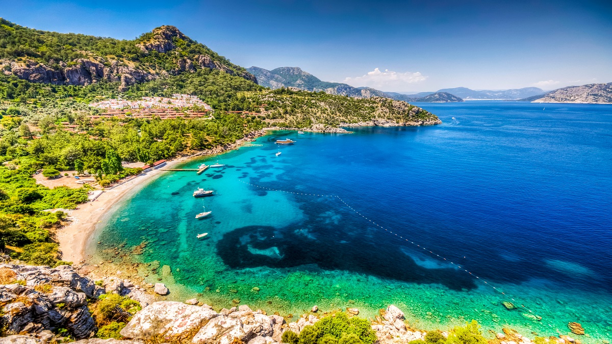 Yeşilin ve mavinin en g&uuml;zel tonunu g&ouml;rmeye hazır mısın? Marmaris mavi bayraklı plajları, el değmemiş yemyeşil koyları ve milattan &ouml;nceki d&ouml;nemlere uzanan etkileyici tarihi hazinele...