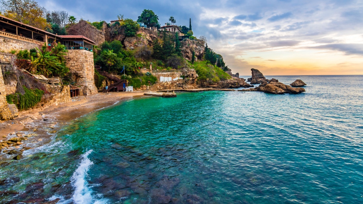 Türkiye’nin en popüler tatil cennetlerinden olan Antalya, birbirinden güzel plajları ve otelleriyle her yıl milyonlarca insanı kendine çekiyor. Antalya merkezden kolayca gi...