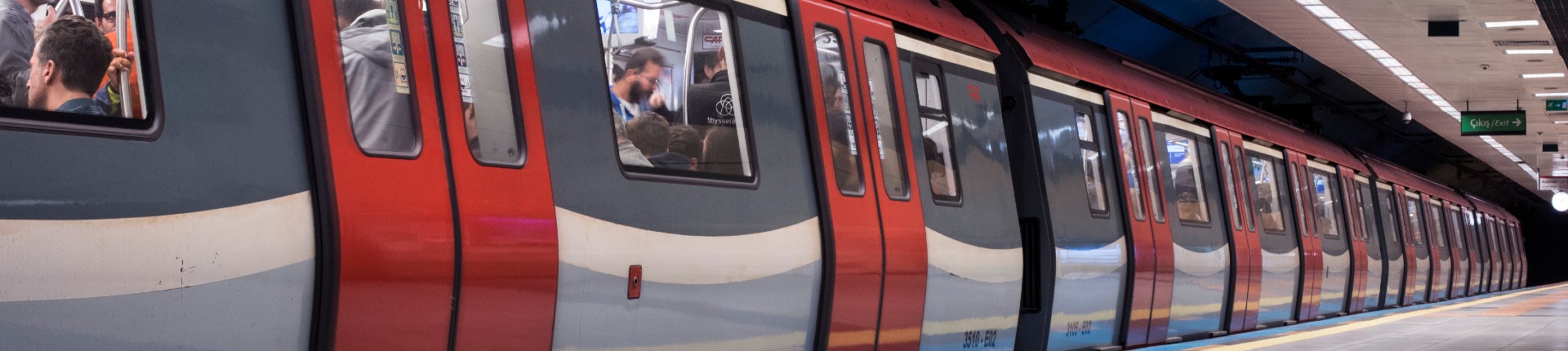 Günümüzde metrolar havalimanlarına kısa sürede ulaşım sağlamasıyla pek çok kişinin uçağa yetişmek için tercih ettiği bir yöntem. Özellikle İstanbul&r...