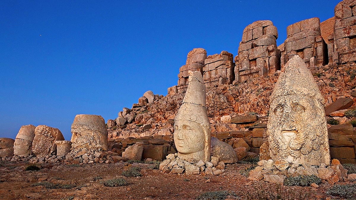 Adıyaman’da konumlanan efsane dağ, resmiyette Nemrut Dağı Milli Parkı olarak anılıyor. Dolayısıyla Bitlis-Tatvan’da bulunan Nemrut Dağı ile karıştırılmaması gerekiyor. UNESCO Dünya Mi...