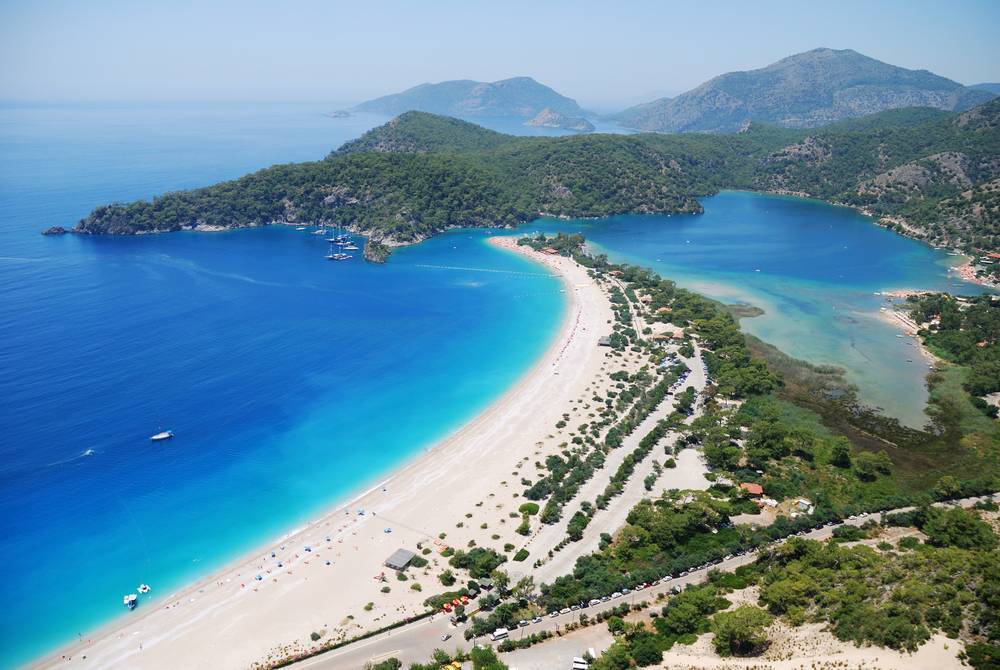 T&uuml;rkiye&rsquo;nin en pop&uuml;ler tatil cennetlerinden biri olan Fethiye, turkuaz denizi ve el değmemiş doğal g&uuml;zellikleriyle &uuml;nl&uuml;. Her k&ouml;şesinde birbirinden g&uuml;zel plaj v...