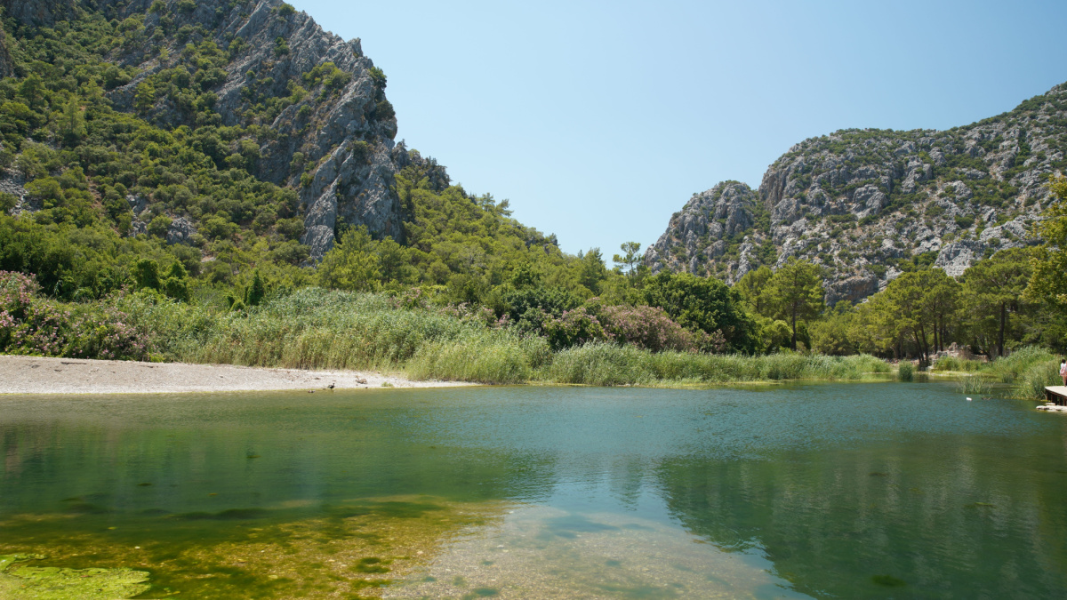 Antalya, 5 yıldızlı otellerinin yanı sıra sahil kenarlarında ve çam ormanları arasında sıralanan kamp alanlarıyla da her yıl binlerce insanı kendine çekiyor. Antalya kamp alanları geniş....