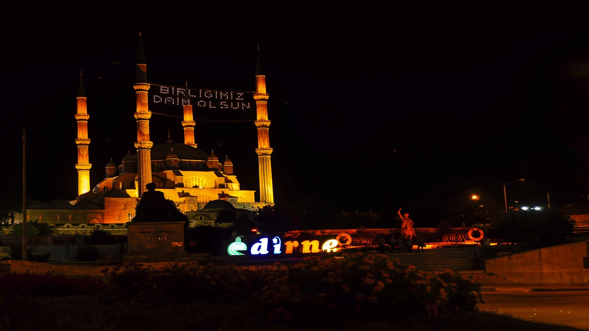 Her Ramazan geldiğinde oruç ilk hangi şehirde açılıyor sorusu ya sahur sofralarında ya da iftar masasında ezanı beklerken yapılır. İyice zorlaşan son oruç dakikalarını biraz olsun rahatlatmak için yap...