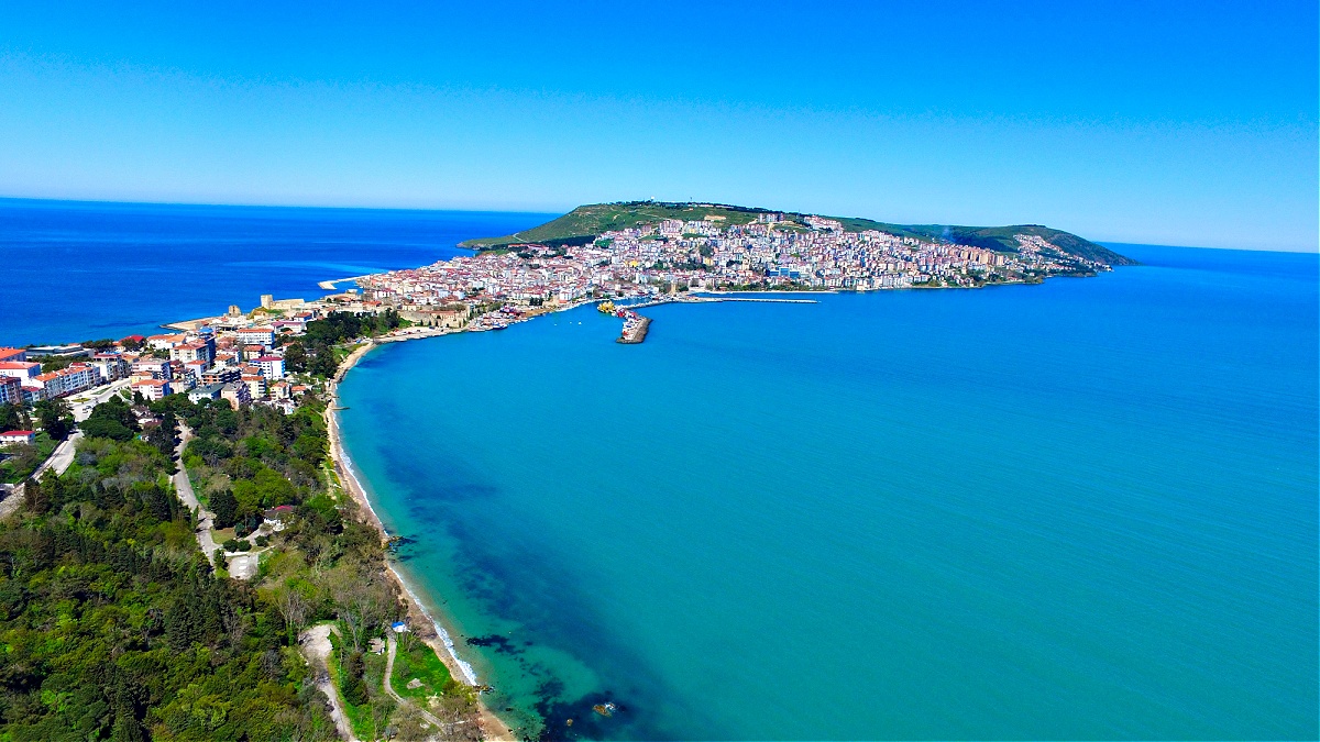 Karadeniz kıyısında yer alan Sinop, sadece tarihî ve doğal güzellikleriyle değil aynı zamanda muhteşem plajlarıyla da dikkat çekiyor. Sinop’un birbirinden güzel plajları b...