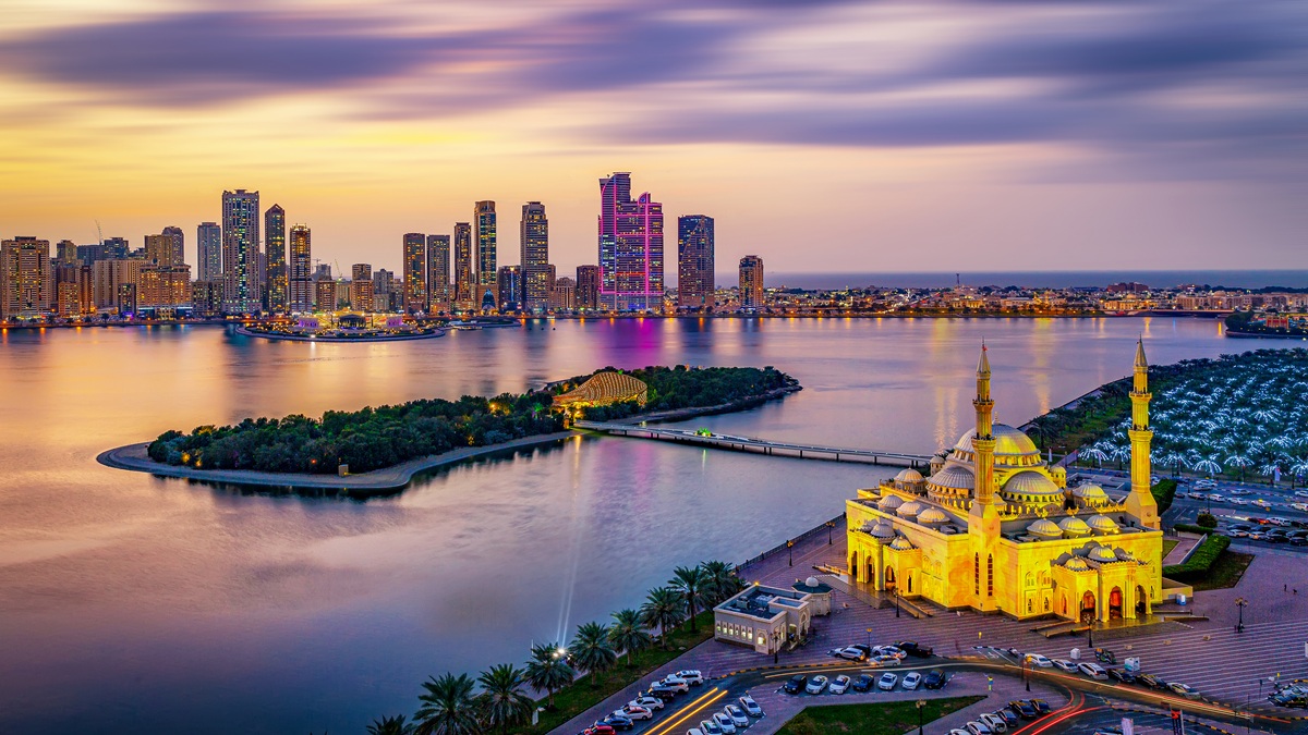 Şarika (Sharjah), Birleşik Arap Emirlikleri’nin kültürel ve tarihî zenginlikleriyle öne çıkan önemli bir şehri. UNESCO tarafından "Arap Dünyasının Kültür Başkenti" ünvanına layık görülen Şarika, moder...