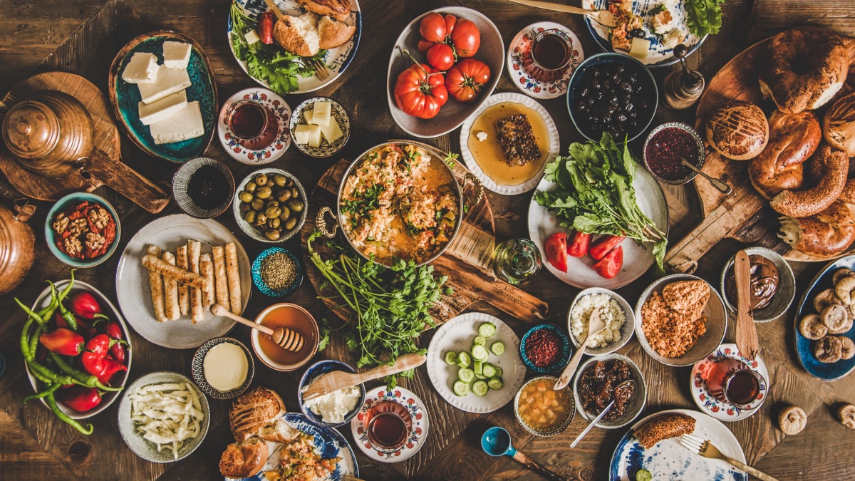 Birlik ve beraberliğin hat safhalarda yaşandığı, bereketli sofraların bol sohbetle taçlandığı Ramazan ayı geldi. Birbirinden lezzetli yemeklerin bir arada olduğu iftar sofraları kadar, sahur sofraları...