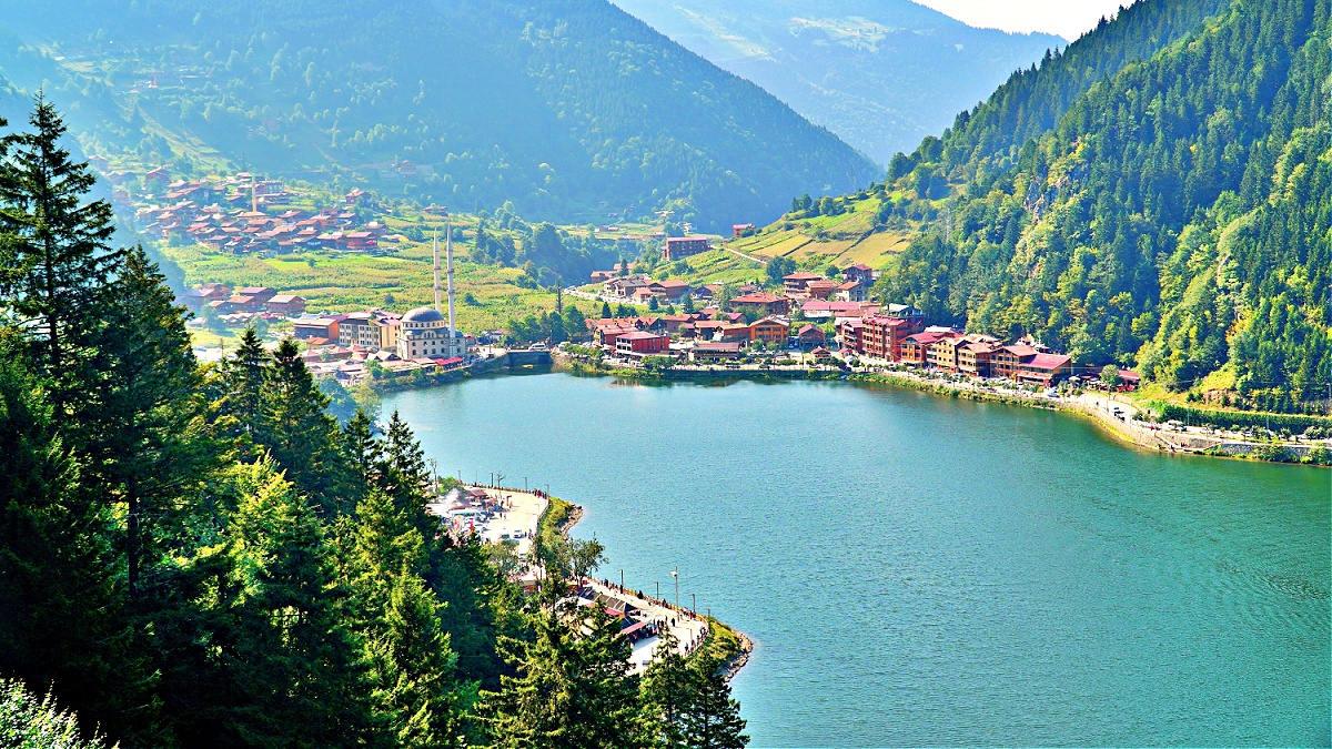 Her ilçesi bambaşka bir güzellik sunan Trabzon köprüleri, yaylaları ve gölleriyle farkını ortaya koyuyor. Karadeniz’in 4 bin yıllık tarihi olan bu benzersiz şehri, tat...
