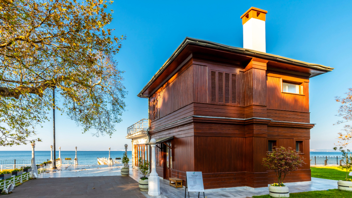 Yalova, Ege ve Akdeniz'i aratmayan plajları, doğal g&uuml;zellikleri ve şifalı sularıyla unutulmaz bir gezi deneyimi sunuyor. Samanlı Dağları eteklerinde yer alan şehir, doğa tutkunları i&ccedil;in Ma...