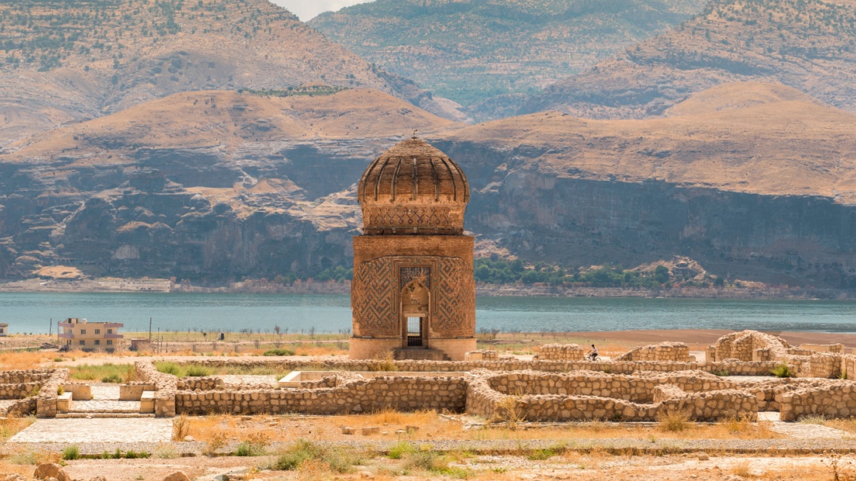 Tarihin ve doğanın iç içe geçtiği şehir Batman, hem tarihî hem kültürel zenginlikleriyle dikkat çekiyor. Dicle Nehri'nin kıyısına kurulan Batman özellikle Hasankeyf ve çevresindeki tarihî yapılarıyla....