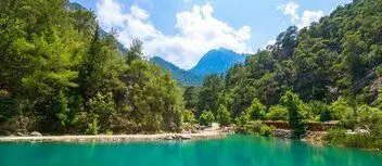Klasik plajlar yerine doğal havuzlar ve göller
