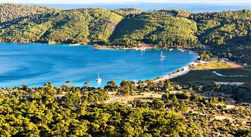 Mavinin en güzel tonuna ev sahipliği yapan Didim her sene binlerce yerli ve yabancı turiste ev sahipliği yapıyor. Ege’nin incisi Didim altın sarısı kumsalı ve masmavi denizi ile misafirlerini kendine hayran bırakıyor. Kendine has doğası, yeşilin ve mavinin uyumuna sahip koyları ile ruhunu yenilemeye hazır ol!
