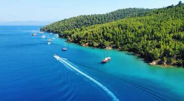 Sakin koyları, gelişmiş turizm olanakları ve binlerce yıllık antik kentleriyle ülkemizin en özel köşelerinden biri olan Didim, kamp yapmak isteyenlerin de ilk tercihleri arasında yer alıyor. Akbük, Manastır ve Cennet Koyları gibi kristal berraklığında sulara sahip güzel koyların yanı sıra tabiat parkları veya sakin plajlarda da çadırını kurarak Didim’de keyifli bir tatili yapabilirsin.