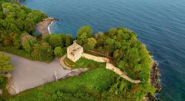 Akçakoca, Karadeniz’in doğal güzellikleriyle öne çıkan bir ilçesi olarak ziyaretçilerini ağırlıyor. Özellikle yaz aylarında tatilciler, Akçakoca plajlarını bir tercih olarak değerlendiriyor. Ankara, İstanbul gibi illere yakınlığı ile alternatif bir yaz rotası olan Akçakoca’da çok bilinmese de denize girilebilecek birçok yer bulunuyor.