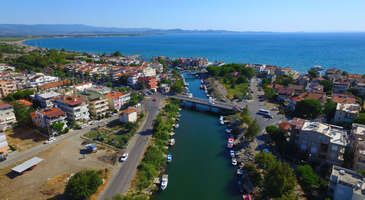 Son yıllarda huzurlu bir atmosferde günübirlik gezi veya tatil yapmak için en çok tercih edilen yerlerden olan Akçay, her bütçeye uygun otelleri ve pansiyonlarıyla binlerce insanı misafir ediyor. Arkası Alplerden sonra dünyadaki en yüksek oksijen seviyesine sahip yer olan Kaz Dağları, önü ise masmavi Ege Denizi ile çevrili olan belde, deniz ve doğa tatilleri için ideal bir adres. Altınkum Plajı’nda cam berraklığındaki denizin tadını çıkarabileceğiniz Akçay’da kordon boyunca akşam yürüyüşleri veya bisiklet gezilerine çıkarak büyüleyici gün batımı manzaraları da izleyebilirsiniz.