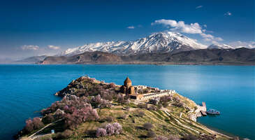Van Gölü’ndeki popüler duraklardan biri olan Akdamar Adası, yıllardır anlatılagelen efsaneleri, oldukça etkileyici göl manzarası ve elbette dillere destan Akdamar Kilisesi ile ülkemizin tam anlamıyla gözbebeği. 1990 senesinden bu yana sit alanı olarak kullanılan bu değerli adayı henüz keşfetmediysen bu yazı tam senlik.