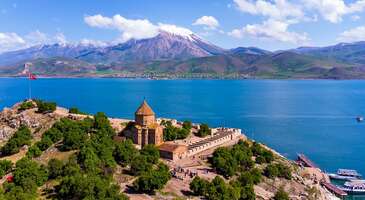 &Uuml;lkemiz her bir k&ouml;şesiyle tatil cenneti. Ne tarz bir tatil yapmak istersen T&uuml;rkiye&rsquo;de o tatili yapabileceğin bir nokta bulabilirsin. Bu seferki liste ada tatili yapmak isteyenler i&ccedil;in geliyor. T&uuml;rkiye adaları hakkında bazı minik bilgilerle başlayayım. &Uuml;lkemizde 11 ilin sınırları i&ccedil;inde 500&rsquo;den fazla ada ya da adacık bulunuyor. 32 ada ve 15 adacık ile Balıkesir, &uuml;lkemizde en &ccedil;ok adaya ev sahipliği yapan şehir. İstanbul&rsquo;da ise tam 9 tane ada var. Bu bilgilerden sonra sırada geldi en g&uuml;zel T&uuml;rkiye adaları listesine. 1. Bozcaada T&uuml;rkiye adaları deyince ilk akla gelen yerlerden biri olan Bozcada, Kuzey Ege&rsquo;nin en huzurlu tatil destinasyonlarından. Tam karşısındaki Ezine il&ccedil;esinin Geyikli beldesinden kalkan feribotlarla ulaşabileceğin Bozcaada&rsquo;ya gitmek i&ccedil;in en uygun zamanlar ise ağustos ayının sonları ile eyl&uuml;l ayının başları. &Ccedil;&uuml;nk&uuml; bu zamanlarda deniz suyu en ideal sıcaklıkta oluyor. Adada deniz o kadar temiz ve plajlar &ouml;yle sakin ki burada denize girdikten sonra bir daha hep buraya gelmek isteyebilirsin. Bozcaada&rsquo;nın en meşhur plajı ise Ayazma Plajı. Akvaryum Koyu da aynı şekilde Bozcaada&rsquo;nın en g&uuml;zel koyu olarak bilindiği i&ccedil;in &ccedil;ok sayıda insan tercih ediyor. Akşam&uuml;st&uuml; saatlerinde iki yer de daha sakin oluyor. G&uuml;n i&ccedil;inde sakin bir yerde denizin tadını &ccedil;ıkarmak i&ccedil;in de Beylik Koyu&rsquo;nu tercih edebilirsin. {insightBoxStart}Yazar Notu:&nbsp;Bozcaada'ya &ouml;zellikle eyl&uuml;l ayında giderek, seyahatini Bağ Bozumu Festivali'nin tarihlerine denk getirebilirsin. Fakat festival tarihlerinde oteller kalabalık olabilir. Erken rezervasyon yaptırmaya &ouml;zen g&ouml;stermelisin.{insightBoxEnd} Konum Linki 2. G&ouml;k&ccedil;eada T&uuml;rkiye adaları arasında en b&uuml;y&uuml;k olan G&ouml;k&ccedil;eada, yemyeşil doğası ve tertemiz havasıyla en g&uuml;zel tatil destinasyonlarından ve T&uuml;rkiye&rsquo;nin sakin şehirlerinden biri olma &ouml;zelliği taşıyor. &Ccedil;anakkale Limanı&rsquo;ndan deniz otob&uuml;s&uuml;yle ya da Kabatepe Limanı&rsquo;ndan feribotlar ve arabalı vapurlarla ulaşabileceğin G&ouml;k&ccedil;eada&rsquo;ya gitmek i&ccedil;in en g&uuml;zel zaman eyl&uuml;l ayı. İlkbahar ve yaz aylarında da adaya gidebilirsin tabii ama bu d&ouml;nemlerde biraz kalabalık oluyor. Eyl&uuml;l ayıyla birlikte kalabalıklar dağılıyor ve ada sakinleşiyor.&nbsp; G&ouml;k&ccedil;eada&rsquo;nın r&uuml;zgarı, burayı s&ouml;rf i&ccedil;in &ccedil;ok elverişli bir hale getiriyor. Eğer s&ouml;rf yapmayı seviyorsan Aydıncık Plajı&rsquo;na gitmelisin. Bu plaj adanın s&ouml;rfe en uygun yeri. Daha &ouml;nce hi&ccedil; s&ouml;rf yapmadıysan ve eğitim alıp denemek istiyorsan bu plajda ders alabileceğin s&ouml;rf okulları da bulunuyor. Sadece y&uuml;zerek denizin tadını &ccedil;ıkarmak istiyorsan Laz Koyu, Uğurlu Plajı, Gizli Liman ve Yıldız Koy&rsquo;a gidebilirsin. {insightBoxStart}Yazar Notu:&nbsp;G&ouml;k&ccedil;eada, T&uuml;rkiye&rsquo;nin ilk ve tek sualtı mill&icirc; parkına ev sahipliği yapıyor. Yıldız Koy&rsquo;da bulunan bu mill&icirc; parkı ister şnorkelinle istersen de profesyonel bir ekiple dalış yaparak keşfedebilirsin.{insightBoxEnd} Konum Linki 3. Cunda Adası (Alibey Adası) Alibey Adası olarak da bilinen Cunda Adası, Ayvalık&rsquo;ta bulunan adaların en b&uuml;y&uuml;ğ&uuml;. Tipik bir Ege kasabası olan Cunda Adası&rsquo;na, Ayvalık&rsquo;tan kalkan teknelere binerek gidebilirsin. Kara bağlantısı da bulunan Cunda Adası&rsquo;na otob&uuml;s ve minib&uuml;slerle de ulaşım sağlanıyor. İstanbul&rsquo;a yakın olduğu i&ccedil;in sıklıkla tercih edilen adada deniz sezonu mayısta başlıyor ve eyl&uuml;le kadar devam ediyor. Cunda Adası&rsquo;nda denize girmek i&ccedil;in gidebileceğin en g&uuml;zel yer Ortun&ccedil; Koyu. Mill&icirc; park sınırları i&ccedil;inde Ortun&ccedil; Koyu&rsquo;nda, yemyeşil doğayı arkana alıp masmavi denizde a&ccedil;ılmak &ccedil;ok keyifli oluyor. Ancak burada denize girebileceğin bir plaj ya da temel ihtiya&ccedil;larını karşılayabileceğin bir tesis bulunmuyor. Bu y&uuml;zden temkinli gitmeni tavsiye ederim. Tesis olmayınca denize girmek zor olur diye d&uuml;ş&uuml;n&uuml;rsen Pateri&ccedil;a Koyu, &Ccedil;ataltepe Plajı ve Duba Plajı&rsquo;nı tercih edebilirsin. Konum Linki &nbsp; 4. Sedir Adası Kleopatra Adası adıyla da tanınan Sedir Adası, G&ouml;kova K&ouml;rfezi&rsquo;nde bulunuyor. Akyaka&rsquo;dan ya da &Ccedil;amlık İskelesi&rsquo;nden kalkan teknelerle ulaşabileceğin Sedir Adası, K&uuml;lt&uuml;r ve Turizm Bakanlığı tarafından koruma altına alındığı i&ccedil;in adaya c&uuml;z&icirc; miktarda bir giriş &uuml;creti &ouml;deyerek girebiliyorsun. Adanın koruma altında olmasının sebebi Kleopatra Plajı&rsquo;nın kumları. Efsaneye g&ouml;re, bu kumlar Marcus Antonious tarafından Mısır Krali&ccedil;esi Kleopatra i&ccedil;in Kuzey Afrika&rsquo;dan getirilmiş. Jeolojik faaliyetler nedeniyle bu kadar &ouml;zel olan kumların azalmaması i&ccedil;in &ccedil;eşitli &ouml;nlemler alınıyor. Bu &ouml;nlemler arasında ziyaret&ccedil;ilerin sahilden kum almasını ve havlu sermesini yasaklamak ve duş almadan plajdan ayrılmamayı zorunlu tutmak bulunuyor. Sen de adaya gittiğinde y&uuml;zerken bu &ouml;nlemlere dikkat etmelisin. {insightBoxStart}Yazar Notu:&nbsp;Adada konaklayabileceğin bir tesis bulunmuyor ve &ccedil;adır kurmak da yasaklanmış. Yani buraya ancak g&uuml;n&uuml;birlik gidebilirsin.{insightBoxEnd} Konum Linki 5. Kekova Adası Demre il&ccedil;esinde bulunan Kalek&ouml;y ve &Uuml;&ccedil;ağız a&ccedil;ıklarındaki bir b&ouml;lgenin sular altında kalmasıyla oluşmuş olan Kekova Adası, &uuml;lkemizin en farklı yerlerinden biri. Milattan sonra 200&rsquo;l&uuml; yıllarda sular altında kalan batık şehre ev sahipliği yapan adaya gitmek i&ccedil;in &Uuml;&ccedil;ağız&rsquo;dan tekne turlarına katılabilirsin. Eğer tabanı cam pencerelerle kaplı olan teknelere binersen batık şehrin izlerini de g&ouml;rebilirsin. Dalış yapmayı seviyorsan ya daha &ouml;nce Kekova Adası&rsquo;nda dalış yapmışsındır ya da en &ccedil;ok dalmak istediğin yer burasıdır. Dalışla ilgin yoksa bile buraya gelmişken ufak bir eğitim alıp dalış yaparak batık şehri yakından keşfedebilirsin. Kekova Adası&rsquo;nı gezmek i&ccedil;in katılacağın tekne turları Tersane Koyu, Akvaryum Koyu ve Hamidiye Koyu gibi y&uuml;zebileceğin koylara da uğruyor. Tur esnasında Kalek&ouml;y&rsquo;deki Simena Kalesi&rsquo;ne &ccedil;ıkabilirsin. En g&uuml;zel mola ise adada yapılan dondurmaların tadına bakmak i&ccedil;in verilen mola. Ke&ccedil;i s&uuml;t&uuml; ile yapılan bu dondurmalara bayılacaksın. Konum Linki 6. Kalem Adası Ege&rsquo;nin Maldivleri olarak bilinen Kalem Adası, İzmir&rsquo;in Dikili il&ccedil;esine bağlı. T&uuml;rkiye&rsquo;deki ilk ve tek ada oteli olan&nbsp;Oliviera Resort&nbsp;tesisini b&uuml;nyesinde barındıran adaya gitmek i&ccedil;in bu otelin Bademli K&ouml;y&uuml;&rsquo;nde bulunan otoparka gitmen gerekiyor. Buradan otelin teknelerini kullanarak adaya ulaşabilirsin. Otelde konaklamak istersen erken rezervasyon yaptırman gerekiyor &ccedil;&uuml;nk&uuml; az sayıda odaya sahip. Eğer adayı g&uuml;n&uuml;birlik ziyaret etmek istiyorsan otelin plajındaki şezlong sayısına g&ouml;re izin verildiğini ve belirli bir miktar &uuml;cret talep edildiğini unutma. Adanın denizi, ger&ccedil;ekten de T&uuml;rkiye&rsquo;nin başka bir kıyısında pek rastlayamayacağın g&uuml;zellikte ve turkuaz renkte. Zaten bu nedenle bu adaya T&uuml;rkiye&rsquo;nin Maldivleri deniyor. Ayrıca adanın denizaltı g&uuml;zellikleri de bir o kadar etkileyici. Dalış severlerin geldiği adadaki otelin b&uuml;nyesinde dalış ve su sporları merkezi de bulunuyor. Konum Linki 7. Akdamar Adası Van G&ouml;l&uuml;&rsquo;n&uuml;n &uuml;st&uuml;ndeki T&uuml;rkiye adaları arasından en b&uuml;y&uuml;k ikinci ada olan Akdamar Adası, badem &ccedil;i&ccedil;ekleriyle meşhur. Bahar aylarında adayı s&uuml;sleyen badem &ccedil;i&ccedil;eklerinin g&ouml;r&uuml;nt&uuml;s&uuml; b&uuml;y&uuml;leyici oluyor ve bu g&ouml;r&uuml;nt&uuml;y&uuml; g&ouml;rmek isteyen bir&ccedil;ok insan buraya akın ediyor. Adaya ulaşmak i&ccedil;in Gevaş il&ccedil;esine gelip teknelere binebilirsin. Yolculuk yaklaşık 20-25 dakika kadar s&uuml;r&uuml;yor. Akdamar Adası&rsquo;na gittiğinde Akdamar Kilisesi&rsquo;ni de g&ouml;receksin. Surp Ha&ccedil; Kilisesi adıyla da bilinen kilisenin 7. y&uuml;zyılda inşa edildiği d&uuml;ş&uuml;n&uuml;l&uuml;yor. Kilisenin hem inan&ccedil; turizmi hem de mimar&icirc; yapısı a&ccedil;ısından &ouml;nemi b&uuml;y&uuml;k. Orta &Ccedil;ağ d&ouml;nemindeki Ermeni sanatının en &ouml;nemli eserlerinden biri olarak g&ouml;r&uuml;len kilise, kızıl andezit taşlarıyla yapılmış. Dış cephesi Kutsal Kitap&rsquo;tan alıntılarla, i&ccedil; cephesi ise Hz. İsa freskleriyle s&uuml;slenmiş. {insightBoxStart}Yazar Notu:&nbsp;Akdamar Adası'na &ouml;zellikle badem &ccedil;i&ccedil;eklerinin a&ccedil;tığı d&ouml;nemde gidersen harika fotoğraflar &ccedil;ekebilirsin.{insightBoxEnd} Konum Linki 8. B&uuml;y&uuml;kada T&uuml;rkiye adaları dendiğinde akla ilk olarak Prens Adaları geliyor. İstanbul a&ccedil;ıklarında bulunan Prens Adaları&rsquo;nın en b&uuml;y&uuml;ğ&uuml; olan B&uuml;y&uuml;kada, &ccedil;ok uzun yollar gitmeden İstanbul&rsquo;dan uzaklaşmak isteyenler i&ccedil;in en g&uuml;zel ka&ccedil;ış noktası. Emin&ouml;n&uuml;, Kabataş, Bostancı, Beşiktaş, Kartal ve Kadık&ouml;y&rsquo;den kalkan vapurlarla ya da motorlu teknelerle kısa bir yolculuk sonrasında B&uuml;y&uuml;kada&rsquo;ya ulaşabilirsin.&nbsp;Aya Yorgi Kilisesi, Adalar M&uuml;zesi ve Reşat Nuri G&uuml;ntekin Evi gibi yerleri adada mutlaka g&ouml;rmen gereken yerler. B&uuml;y&uuml;kada&rsquo;nın her mevsimi ayrı bir g&uuml;zel. İstersen ilkbahar ve sonbaharda gidip temiz hava alıp gezebilir istersen de yazın gidip denize girebilirsin. Adada bir&ccedil;ok plaj bulunuyor ama en g&uuml;zellerinden biri adanın arka tarafında bulunan Eskibağ Plajı. Bu plaja ulaşmak biraz zor olsa da g&uuml;zelliğine değiyor. En temiz plaj ise Halik Koyu Plajı. Plaja merdivenli bir yoldan y&uuml;r&uuml;yerek de gelebilirsin ya da shuttle motorlara binebilirsin. B&uuml;y&uuml;kada&rsquo;nın en pop&uuml;ler plajları ise Aya Nikola Plajı ve Prenses Koyu Plajı. Konum Linki &nbsp; 9. Heybeliada B&uuml;y&uuml;kada&rsquo;dan sonraki en b&uuml;y&uuml;k Prens Adası olan Heybeliada, yemyeşil bir ada olmasıyla dikkat &ccedil;ekiyor. İstanbul&rsquo;dan uzaklaşıp yeşilliklerin i&ccedil;inde olmak isteyenlerin ilk adresi olan Heybeliada&rsquo;ya Emin&ouml;n&uuml;, Kabataş, Beşiktaş, Bostancı, Kadık&ouml;y ve Kartal&rsquo;dan kalkan vapurlarla ulaşabilirsin.&nbsp;Rum Ortodoks Ruhban Okulu ve Aya Yorgi U&ccedil;urum Manastırı, adanın harika manzaralarına sahip &ouml;nemli yerleri. Buralara gittiğinde fotoğraf makineni yanına almazsan &ccedil;ok &uuml;z&uuml;l&uuml;rs&uuml;n benden s&ouml;ylemesi. Ayrıca İsmet İn&ouml;n&uuml; M&uuml;ze Evi ve H&uuml;seyin Rahmi G&uuml;rpınar M&uuml;ze Evi de mutlaka g&ouml;rmen gereken yerler arasında bulunuyor.&nbsp; Adanın yemyeşil doğasının uyanışına şahit olmak istersen nisan ya da mayıs ayında mutlaka adaya gitmelisin. &Ccedil;i&ccedil;ek kokuları arasında bisiklet s&uuml;rerek adayı turlamak &ccedil;ok keyifli oluyor. Yazın gidip gitmişken denize de girmek istersen Akvaryum Koyu Plajı, Değirmenburnu Plajı, Ada Beach Club ve Aqua Green Beach&rsquo;e gidebilirsin. Adanın en temiz denizi ise Heybeliada Alman Koyu&rsquo;nda. Ayrıca bu koyda g&uuml;n batımı manzarasını izlemek de &ccedil;ok keyifli. Konum Linki 10. Burgazada Prens Adaları arasındaki en sakin adaya geldi sıra. Burgazada, B&uuml;y&uuml;kada ve Heybeliada&rsquo;daki kalabalıktan hoşlanmayanların tercih ettiği bir adres. Bu adaya da diğerlerinde olduğu gibi Emin&ouml;n&uuml;, Kabataş, Beşiktaş, Bostancı, Kadık&ouml;y ve Kartal&rsquo;dan kalkan vapurlarla ulaşabilirsin. Sait Faik Abasıyanık&rsquo;ın &ouml;yk&uuml;lerinden tanıdığımız Burgazada ger&ccedil;ekten de hakkında &ouml;yk&uuml;ler yazılacak kadar g&uuml;zel. Burgazada&rsquo;da yaşayan Sait Faik&rsquo;in evi, g&uuml;n&uuml;m&uuml;zde m&uuml;ze olarak gezilebiliyor. Burgazada&rsquo;da denize girmek istersen Kalpazankaya Sahili&rsquo;ne gitmelisin. Burası adanın en pop&uuml;ler plajı ve g&uuml;n batımı saatinde eşsiz manzaralara sahne oluyor. Eğer denize girebileceğin bir mevsimde gitmezsen plajın hemen yukarısında bulunan Kalpazankaya Restoran&rsquo;a gidip manzarayı izleyebilirsin. Denize girmek i&ccedil;in gidebileceğin bir diğer yer ise Madam Martha Koyu. Buranın denizi de tertemiz ve masmavi. Konum Linki {{campaignsSlider}} 11. Avşa Adası Balıkesir&rsquo;e bağlı olan Avşa Adası, Marmara Denizi &uuml;zerinde konumlanıyor ve İstanbul&rsquo;a &ccedil;ok yakın olduğu i&ccedil;in İstanbullular tarafından &ccedil;ok sık tercih ediliyor. İstanbul&rsquo;dan direkt olarak adaya d&uuml;zenlenen İDO seferleri bulunuyor. Yenikapı ve Bostancı&rsquo;dan kalkan vapurlarla yolculuk yaklaşık 4 saat s&uuml;r&uuml;yor. Ayrıca Erdek&rsquo;ten de Avşa Adası&rsquo;na arabalı vapur seferleri d&uuml;zenleniyor. Deniz otob&uuml;s&uuml;nden indikten sonra seni Avşa sahili ve Avşa &ccedil;arşısı karşılıyor. İhtiyacın olan her şeyi bulabileceğin bu &ccedil;arşıyı dolaştıktan sonra yorgunluğunu atmak i&ccedil;in Tarih&icirc; &Ccedil;ınaraltı&rsquo;na gidip kahve ya da &ccedil;ay i&ccedil;ebilirsin. &Ouml;zellikle yaz aylarında &ccedil;ok kalabalık olan adada sakin bir yer ararsan Yiğitler K&ouml;y&uuml;&rsquo;ne gidebilirsin. Adanın arka tarafında kalan k&ouml;y kalabalıklardan uzak oluyor ve denizi de tertemiz. Ancak plajda şemsiye ve şezlong hizmeti bulunmuyor. Şezlong ve şemsiye ihtiyacı duyarsan Yiğitler K&ouml;y&uuml;&rsquo;n&uuml;n hemen yan kısmındaki Altınkum Plajı&rsquo;nı tercih edebilirsin. Buraya giriş &uuml;cretsiz ama ihtiya&ccedil;larını karşılayabileceğin k&uuml;&ccedil;&uuml;k bir işletme bulunuyor. Akvaryum Plajı, Kadınlar Plajı ve &Ccedil;ınar Koyu da denize girebileceğin diğer plajlar arasında. Konum Linki 12. Marmara Adası Marmara Denizi&rsquo;nde bulunan T&uuml;rkiye adaları arasındaki en b&uuml;y&uuml;k ada olan Marmara Adası, İstanbul&rsquo;a yakın bir tatil arayanlar i&ccedil;in en uygun adreslerden. Bostancı ve Yenikapı&rsquo;dan kalkan feribotlarla yaklaşık 3 saatte adaya ulaşabilirsin. Eskiden daha pop&uuml;ler bir tatil destinasyonu olan ada, son yıllarda genelde yazlık&ccedil;ıların tercihi h&acirc;line gelmiş durumda. Bu nedenle tatilini sakin bir yerde ge&ccedil;irmek isteyenler tarafından &ccedil;ok seviliyor. Marmara Adası&rsquo;na gittiğinde adanın birbirinden tatlı k&ouml;ylerini gezebilirsin. &Ccedil;ınarlı K&ouml;y&uuml; turistlerin en &ccedil;ok tercih ettiği k&ouml;ylerden biri. &Ccedil;ınarlı K&ouml;y&uuml;&rsquo;ne y&uuml;r&uuml;me mesafesinde olan Manastır Koyu, adada denizin en g&uuml;zel olduğu plaja sahip. Asmalı K&ouml;y&uuml; ise Rum evlerini g&ouml;rebileceğin ve adanın yerlileriyle sıcak bir sohbete dalabileceğin bir k&ouml;y. Unutulmaz bir manzaraya uyanmak ve organik bir k&ouml;y kahvaltısı yapmak istersen de G&uuml;ndoğdu K&ouml;y&uuml;&rsquo;ne gidebilirsin. Konum Linki {insightBoxStart}İpucu:&nbsp;En iyi otel fiyatlarını tek bir yerde g&ouml;rmek, se&ccedil;eceğin otel hakkında bilgi almak ve saniyeler i&ccedil;inde rezervasyon yapmak i&ccedil;in ENUYGUN'da&nbsp;otel&nbsp;araştırmasına başlayabilirsin.{insightBoxEnd} {hotel_search_form_banner} 13. Orak Adası Bodrum sınırları i&ccedil;inde bulunan Orak Adası, Kargıcık B&uuml;k&uuml;&rsquo;n&uuml;n tam karşısında konumlanıyor. Bodrum&rsquo;da d&uuml;zenlenen mavi turların ve tekne gezintilerinin pop&uuml;ler adreslerinden biri olan adaya yaklaşık 2 saatlik tekne yolculuğu sonrasında ulaşabiliyorsun. Orak Adası, Bodrum ve &ccedil;evresindeki en g&uuml;zel denize sahip. Tertemiz denizin dibi g&ouml;r&uuml;n&uuml;yor ve bu da bir&ccedil;ok dalış severi cezbediyor. Bu nedenle ada, dalgı&ccedil;ların favori noktalarından biri. Eğer bu adaya doğru bir tekne yolculuğuna &ccedil;ıkacaksan yanına mutlaka şnorkelini almalısın. Denizin dibini keşfetmekten &ccedil;ok keyif alacaksın. Konum Linki 14. Ş&ouml;valye Adası Fethiye a&ccedil;ıklarında konumlanan Ş&ouml;valye Adası, Meğri Adası adıyla da tanınıyor. &Ccedil;alış Plajı&rsquo;nın doğusunda bulunan adaya plajdan ya da Fethiye merkezden kalkan teknelerle ulaşabilirsin. Adada antik yerleşim kalıntılarına, taş duvarlara ve eski yapılara rastlaman m&uuml;mk&uuml;n. Esşiz g&uuml;nbatımı manzaralarına sahip olan adada, birbirinden g&uuml;zel fotoğraflar &ccedil;ekebilirsin. Fethiye tatilin esnasında Ş&ouml;valye Adası&rsquo;na g&uuml;n&uuml;birlik bir gezi d&uuml;zenleyip adanın doğal g&uuml;zellikleri arasında piknik yapabilir, denize girebilirsin. Ayrıca adada bulunan otellerde ya da pansiyonlarda konaklayabilirsin. Burada bulunan konaklama se&ccedil;eneklerinin &uuml;cretleri olduk&ccedil;a uygun olduğu i&ccedil;in b&uuml;t&ccedil;e dostu bir tatil yapabilirsin. {insightBoxStart}Yazar Notu:&nbsp;Adada &ccedil;ok fazla market olmadığı i&ccedil;in adaya gitmeden &ouml;nce Fethiye merkezden alışveriş yaparak gitmeni tavsiye ederim. &Ouml;zellikle konaklamayı d&uuml;ş&uuml;n&uuml;yorsan &ouml;nceden alışveriş yapmak b&uuml;y&uuml;k fayda sağlayabilir.{insightBoxEnd} Konum Linki 15. Yassıca Adaları T&uuml;rkiye&rsquo;de mavi yolculuk dendiğinde akla ilk gelen yerlerden olan G&ouml;cek a&ccedil;ıklarında irili ufaklı bir&ccedil;ok ada bulunuyor. Bu adaların hepsine Yassıca Adaları adı veriliyor. Bu yaz G&ouml;cek a&ccedil;ıklarında bir mavi tura katılıp bu adaları g&ouml;rebilirsin. Su sporları i&ccedil;in elverişli olan adaların denizi tertemiz. Denizin mavisi adaların yemyeşil g&ouml;r&uuml;nt&uuml;s&uuml;yle birleşince harika manzaralarla dolu bir tekne tatili yapmış oluyorsun. Tekne tatiline &ccedil;ıkmadan g&uuml;n&uuml;birlik bir geziyle adaları keşfetmek istersen g&uuml;n&uuml;birlik tekne turlarına da katılabilirsin ama tekneyle demir attığın a&ccedil;ık sularda akşamları yıldızları eklemenin keyfi bir başka oluyor s&ouml;ylemeden ge&ccedil;meyeyim. Konum Linki T&uuml;rkiye'nin en g&uuml;zel adalarını keşfettikten sonra&nbsp;Marmara Adası'nda denize girilecek yerler&nbsp;yazımızı da inceleyebilirsin.