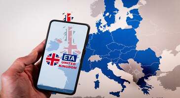 Birleşik Krallık, sınır ge&ccedil;işlerini daha g&uuml;venli ve dijital hale getirmek amacıyla ETA (Elektronik Seyahat İzni) sistemini duyurdu. Londra, İsko&ccedil;ya ve Galler&rsquo;in tarih&icirc; ve k&uuml;lt&uuml;rel zenginliklerini keşfetmek isteyen seyahatseverler, ETA sisteminin kimler i&ccedil;in ge&ccedil;erli olduğunu, başvuru şartlarını ve &uuml;cretlerini merak ediyor. Hadi ETA sistemi ile ilgili t&uuml;m detaylara birlikte g&ouml;z atalım.&nbsp; ETA (Electronic Travel Authorisation) nedir? ETA yani Electronic Travel Authorisation, elektronik seyahat izni anlamına geliyor. Birleşik Krallık'a seyahat etmek i&ccedil;in vizeye ihtiya&ccedil; duymayan (vize muafiyeti olan) &uuml;lke vatandaşlarının alması gereken dijital bir izin. &Ouml;zetle bu bir vize değil.&nbsp; ETA, pasaporta dijital olarak bağlanıyor. B&ouml;ylece pasaportlarda fiziksel bir damga veya etiket olmadan her şey sistem &uuml;zerinden y&uuml;r&uuml;t&uuml;l&uuml;yor.&nbsp; Kimlerin ETA alması gerekiyor? Birleşik Krallık&rsquo;ı oluşturan İngiltere, İsko&ccedil;ya, Galler, Kuzey İrlanda&rsquo;ya seyahat eden ve vatandaşı olduğu &uuml;lke ile Birleşik Krallık arasında vize muafiyeti olan ziyaret&ccedil;ilerin ETA alması gerekiyor. Turistik gezi, aile ve arkadaş ziyareti, kısa s&uuml;reli iş g&ouml;r&uuml;şmeleri ya da havalimanından transit ge&ccedil;işler de dahil olmak &uuml;zere hepsinde ETA alınması gerekiyor.&nbsp; Transit ge&ccedil;işlerde ETA zorunluluğu pasaport kontrol&uuml;nden ge&ccedil;ilip ge&ccedil;ilmediğine g&ouml;re değişiyor. Aktarmalı u&ccedil;uş yapan (transit ge&ccedil;işler) ve Birleşik Krallık pasaport kontrol&uuml;nden ge&ccedil;en ziyaret&ccedil;ilerin ETA alması gerekiyor. Heathrow ve Manchester havalimanlarında transit ge&ccedil;iş yapan ve Birleşik Krallık pasaport kontrol&uuml;nden ge&ccedil;meyenlerin ise şu anda ETA'ya ihtiyacı yok. Amerika Birleşik Devletleri, Kanada, Fransa, Japonya ve GOV.UK tarafından a&ccedil;ıklanan listedeki &uuml;lkelerin vatandaşları ETA almadan Birleşik Krallık&rsquo;a gidemeyecek. İngiliz ve İrlanda vatandaşlarının ise ETA alması gerekmiyor. Ancak bu kişilerin ge&ccedil;erli bir İngiliz pasaportuna sahip olması gerekiyor. {insightBoxStart}Yazar Notu: Birleşik Krallık vizen ya da oturum iznin varsa ETA almana gerek yok. Zaten gerekli g&uuml;venlik adımlarından ge&ccedil;miş sayılıyorsun. T&uuml;rkiye Cumhuriyeti vatandaşları, Birleşik Krallık&rsquo;a seyahat ederken vize alması gerektiğinden ETA alması gerekmiyor.{insightBoxEnd} ETA ne zaman başlıyor? ETA kademeli olarak uygulanmaya başlanmış olsa da 25 Şubat 2026 tarihinden itibaren vize muafiyeti olan (Birleşik Krallık&rsquo;a vize gerekmeyen) ve ETA almayan ziyaret&ccedil;iler &ldquo;İzinsiz seyahat yok&rdquo; kuralı ile ulaşım ara&ccedil;larına binemeyecek ve Birleşik Krallık'a yasal olarak seyahat edemeyecek. ETA başvuru &uuml;creti ise kişi başına 16 sterlin. Ziyaret&ccedil;iler ETA aldığında, iki yıl boyunca en fazla altı aylık konaklamalar i&ccedil;in Birleşik Krallık'a birden fazla seyahat iznine sahip oluyor.&nbsp; Eğer pasaportun ge&ccedil;erlilik s&uuml;resi iki yıldan &ouml;nce doluyorsa ETA da ge&ccedil;erliliğini yitiriyor. Yeni pasaport ile birlikte yeni bir ETA alınması gerekiyor.&nbsp; {insightBoxStart}İpucu: ENUYGUN&rsquo;dan kolayca u&ccedil;ak bileti alabilir, dilediğin yeri uygun fiyatlarla keşfedebilirsin. Şimdi seyahatinin ilk adımı olan İngiltere u&ccedil;ak bileti almak i&ccedil;in tıkla.{insightBoxEnd} {flight_search_form_banner} ETA Başvurusu ETA başvuruları tamamen dijital bir şekilde yapılıyor. UK ETA uygulamasını indirerek ya da GOV.UK &uuml;zerinden başvuru yapabilirsin. Başvuru işlemleri sadece birka&ccedil; dakika s&uuml;r&uuml;yor. Ancak daha fazla inceleme gerektirecek durumlar olması ihtimaline karşı seyahatten en az 3 g&uuml;n &ouml;nce başvuru yapılması &ouml;neriliyor. Başvuru i&ccedil;in gerekli belgeler ise şu şekilde:&nbsp; 16 sterlin başvuru &uuml;creti &ouml;denmeli,&nbsp; İletişim ve pasaport bilgileri doğru şekilde verilmeli, GOV.UK'de dijital fotoğraflar i&ccedil;in belirlenen kurallara uygun olan bir fotoğraf y&uuml;klenmeli, G&uuml;venlik ve diğer konularla ilgili sorular cevaplanmalı. Birleşik Krallık&rsquo;a ETA başvurusunda kullanılan pasaport ile seyahat edilmesi gerekiyor.&nbsp; Birleşik Krallık&rsquo;a seyahat edeceksen İngiltere&rsquo;nin en g&uuml;zel şehirleri yazımızı da okumanı tavsiye ederiz.&nbsp;