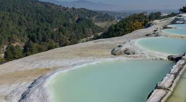 İnsana pamuk tarlalarında yürüyormuş hissi bırakan Pamukkale’nin bir benzerinin Bolu’da da olduğunu biliyor muydun? Üstelik beyaz cennetin etrafı ormanlarla kaplı. Şimdilerde ise yağan karla tam bir pamuk tarlasını andırıyor.