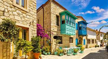 Kasım ayı, kısa s&uuml;reli hafta sonu ka&ccedil;amaklarının ayı. Yaz tatilini yapalı &ccedil;ok zaman oldu, mevsim ge&ccedil;işine de alışıldı. Yılın son g&uuml;nlerini din&ccedil; ve zinde ge&ccedil;irmek i&ccedil;in b&uuml;nyelerimizin kısa bir tatile ihtiyacı var değil mi? Evet cevaplarının ardında bir &ldquo;ama&rdquo; sezer gibiyim. Tatil iyi g&uuml;zel hoş ama b&uuml;t&ccedil;e ne olacak diye d&uuml;ş&uuml;nmeye başladıysan sana en d&uuml;ş&uuml;k 245 TL'den başlayan seyahat harcamalarıyla hafta sonu tatili yapman i&ccedil;in &ouml;neriler hazırladım. NOT: Bu yazıda belirttiğim u&ccedil;ak bileti ve otel gecelik konaklama &uuml;cretleri yazının yazıldığı tarihte kontrol edildi. Fiyatlarda değişiklikler olabilir. Yalova T&uuml;rkiye&rsquo;de termal turizmin en &ouml;nemli kentlerinden biri olan Yalova, şifa dolu bir tatil yapmak i&ccedil;in seni bekliyor. Sinir ve stresini atmak, cildini &ouml;l&uuml; derilerden arındırmak, ağrılardan kurtulmak, manevi olarak yenilenmek kulağa &ccedil;ok iyi geliyor değil mi? O zaman kesinlikle senin i&ccedil;in Yalova zamanı gelmiş. Hemen Yalova termal oteller arasından en uygun fiyatlı oteli se&ccedil; ve rezervasyonunu yap. Mesela 1 gecelik konaklama &uuml;creti 114 TL olan Miray Termal Otel ya da gecelik &uuml;creti 190 TL olan Kapri Motel tercih edebileceğin oteller arasında. Ayrıca İstanbul&rsquo;dan Yalova otob&uuml;s bileti 65 TL. T&uuml;m bu uygun fiyatlar bir araya gelince tatilini birka&ccedil; g&uuml;n uzatabilirsin bile. {flight_search_form_banner} Bolu İstanbul ve Ankara&rsquo;ya olduk&ccedil;a yakın olan Bolu, hafta sonu gezileriyle &ouml;zdeşleşmiş durumda. Bolu &ouml;yle bir cennet ki Abant G&ouml;l&uuml;, Mudurnu, Yedig&ouml;ller, G&ouml;lc&uuml;k Tabiat Parkı, Kartalkaya Kayak Merkezi ve G&ouml;yn&uuml;k gibi aslında her birine ayrı bir hafta sonu ayırabileceğin destinasyonlara sahip. Bolu&rsquo;da tatil yapmak da olduk&ccedil;a hesaplı &ccedil;&uuml;nk&uuml; ulaşım masrafları &ccedil;ok fazla tutmuyor. Ankara&rsquo;dan Bolu otob&uuml;s bileti 50 TL, İstanbul&rsquo;dan ise 70 TL. Bolu i&ccedil;indeki ulaşım i&ccedil;in de &ccedil;ok fazla b&uuml;t&ccedil;e ayırmana gerek yok. Bolu Merkez&rsquo;den Abant&rsquo;a ve G&ouml;lc&uuml;k Tabiat Parkı&rsquo;na gidebileceğin minib&uuml;slerde c&uuml;zi miktarlarda &uuml;cret talep ediyorlar. Konaklama i&ccedil;in de uygun fiyatlı Bolu otelleri var. Mesela G&ouml;yn&uuml;k&rsquo;teki M&uuml;derrisler Evi otelinde 1 gecelik konaklama &uuml;creti sadece 275 TL. Abant G&ouml;l&uuml;&rsquo;ne yakın bir konaklama tesisi ararsan da 1 geceliği 315 TL olan Abant Hayalim Butik Otel&rsquo;i tercih edebilirsin. Gaziantep G&uuml;zel yemekler yiyebileceği bir hafta sonunu kim sevmez? &Uuml;lkemizin gastronomi cenneti Gaziantep, harika lezzetlerle dolu bir hafta sonu tatili i&ccedil;in hesaplı bir adres. Tabii Gaziantep&rsquo;te yeme-i&ccedil;me masraflarının ne y&ouml;nde olacağı senin ellerinde. Ben burada seyahat masrafları a&ccedil;ısından seni y&ouml;nlendireceğim. İstanbul&rsquo;dan Gaziantep u&ccedil;ak bileti 137 TL, İzmir&rsquo;den ise 138 TL. Bana sorarsan Gaziantep&rsquo;e g&uuml;n&uuml;birlik bir gezi yapmak hem şehri gezmek hem de meşhur lezzetlerin tadına bakmak i&ccedil;in yeterli. Bu nedenle konaklama masrafını ara&ccedil; kiralama i&ccedil;in ayırabilirsin. Gaziantep&rsquo;te ara&ccedil; kiralama i&ccedil;in yaklaşık 220 TL gibi bir b&uuml;t&ccedil;e ayırabilirsin. Ara&ccedil; kiralamayayım da bir gece kalayım dersen Gaziantep otelleri arasından uygun fiyatlı olanı se&ccedil;ebilirsin. Mesela Garni Hotel&rsquo;de 1 gecelik konaklama 173 TL. Hem de bu &uuml;crete kahvaltı da dahil. B&ouml;ylece kahvaltı i&ccedil;in ayıracağın b&uuml;t&ccedil;eyi d&ouml;nmeden son bir kez daha baklava yemeye ayırabilirsin. Edirne İstanbul&rsquo;un karmaşasından biraz olsun uzaklaşabileceğin bir hafta sonu ge&ccedil;irmek istersen Edirne ideal bir destinasyon. İstanbul&rsquo;dan Edirne otob&uuml;s bileti sadece 75 TL ve yolculuk kısa s&uuml;r&uuml;yor. Sabah erkenden otob&uuml;se binip Edirne&rsquo;ye ulaşabilirsin. G&uuml;zel bir kahvaltı yaptıktan sonra Osmanlı mimarisinin en g&uuml;zel eserlerini g&ouml;rerek harika bir k&uuml;lt&uuml;r gezisine başlamaya hazırsın. R&uuml;stem Paşa Kervansarayı, Meri&ccedil; K&ouml;pr&uuml;s&uuml;, Selimiye Camii, Eski Camii ve &Uuml;&ccedil; Şerefeli Camii, Edirne&rsquo;ye gidip de g&ouml;rmeden d&ouml;nmemen gerekenlerden. Bu harika yapıları gezdikten sonra da g&uuml;zel bir Edirne ciğeriyle t&uuml;m geziyi ta&ccedil;landırmak lazım şimdi. Edirne de Gaziantep gibi g&uuml;n&uuml;birlik gezebileceğini d&uuml;ş&uuml;nd&uuml;ğ&uuml;m bir yer ancak bir gece kalmak istersen Edirne otelleri arasında uygun fiyatlı se&ccedil;enekler var. Amasra Ankara&rsquo;da deniz yok diye bunalıyorsan, seni hafta sonu Amasra ka&ccedil;amağına davet ediyorum. &Ouml;zellikle sonbahar mevsiminde Ankara&rsquo;nın griliğinden sıkıldıysan Karadeniz&rsquo;in huzur dolu beldesi Amasra seni bekliyor. Ankara&rsquo;dan Amasra otob&uuml;s bileti 95 TL. Ulaşım a&ccedil;ısından uygun olduğu kadar genel anlamda da uygun fiyata tatil yapabileceğin bir yer Amasra. Bir&ccedil;ok tatil beldesine nazaran &ccedil;ok daha ucuza harika yemekler yiyebilirsin. Amasra manzarasına karşı konumlanan balık restoranlarında mutlaka bir akşam yemeği yemeni &ouml;neririm. Amasra&rsquo;da konaklamayı da dert etmene gerek yok. Bir s&uuml;r&uuml; uygun fiyatlı pansiyon var. İstersen 1 geceliği 81 TL olan Kristal Butik Otel, istersen de 270 TL olan Diamond Hotel Amasra&rsquo;da konaklayabilirsin. Ala&ccedil;atı Ala&ccedil;atı&rsquo;nın en g&uuml;zel olduğu zaman aslında Kasım ayı. Tatilcilerin kalabalığı &ccedil;ekilir, mekanlar sakinleşir, huzur dolu birer tatil adresi olur Ala&ccedil;atı. &Uuml;stelik İzmir u&ccedil;ak biletleri de inanılmaz uygun fiyata d&uuml;şer. İstanbul&rsquo;dan İzmir&rsquo;e 88 TL&rsquo;ye u&ccedil;ak biletini alabilirsin. D&ouml;n&uuml;ş biletleri de aynı fiyat olduğu i&ccedil;in ulaşım masrafları olduk&ccedil;a avantajlı oluyor. Bu sayede belki cuma ya da pazartesi g&uuml;n&uuml; izin alıp hafta sonu tatilini biraz uzatabilirsin. Ala&ccedil;atı&rsquo;da otel ararsan 1 gecelik konaklama &uuml;creti 98 TL olan Alasonya Otel Ala&ccedil;atı By Lamira&rsquo;yı tercih edebilirsin. Ayvalık Ayvalık, her mevsim ayrı keyifli oluyor. Sokaklarında y&uuml;r&uuml;y&uuml;p kaybolmak bile insana huzur veriyor. Ege mutfağının leziz yemekleriyle dolu bir akşam yemeği t&uuml;m tatili daha da g&uuml;zel hale getiriyor. Yılın son tatilini huzur dolu ve unutulmaz ge&ccedil;irmek istersen Ayvalık tam sana g&ouml;re. &Uuml;stelik İstanbul&rsquo;dan Balıkesir u&ccedil;ak bileti de sadece 88 TL. Balıkesir Havalimanı&rsquo;ndan Ayvalık&rsquo;a giden toplu taşıma ara&ccedil;larıyla kolayca yolculuk yapabilirsin. Ayvalık&rsquo;ta &ccedil;arşıyı dolaştıktan sonra g&uuml;n&uuml; Şeytan Sofrası&rsquo;nda batırmayı ihmal etme. Manzara o kadar g&uuml;zel oluyor ki unutmak m&uuml;mk&uuml;n olmuyor. Konaklama i&ccedil;in tercih edebileceğin Zeynep Hanım Konukevi 1 gecelik konaklama &uuml;creti 160 TL. Cunda Adası&rsquo;nda konaklamak istersen de geceliği 199 TL olan Fragrante Hotel sana uygun olur.&nbsp;