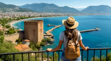 Yaz bitti hala tatile çıkamadım diye dert yanıyorsanız üzülmeyin, Eylül ayında da tatil yapabileceğiniz çok güzel yerler var. Eylül ayında Türkiye’nin özellikle Antalya, Marmaris, Fethiye gibi güney yörelerinde denizin ve hava sıcaklığının tatil yapmaya çok müsait. Hem hava sıcaklığı yaz ayları kadar bunaltıcı değil hem de fiyatlar ucuzluyor. Örneğin Marmaris’te 4 yıldızlı bir otelde 2 kişi 5 gece her şey dahil 1.000 TL gibi bir fiyata konaklayabilirsiniz. Gelin Eylül’de güzel bir tatil yapabileceğiniz yerlere birlikte göz atalım.