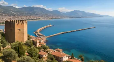 Yaz tatilini Antalya, Bodrum, Çeşme, Marmaris ya da Fethiye gibi tatil beldelerinden hangisinde geçirsem diye kararsızsanız bu satırlardan ayrılmayın. Türkiye’nin belli başlı turistik noktalarını artı ve eksileriyle değerlendirdik. Üstelik bu yıl 27-30 Temmuz ile 3-7 Ekim tarihleri arasındaki bayram tatillerini birleştirerek daha uzun bir tatile de çıkabilirsiniz.