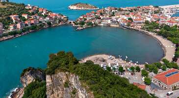 Batı Karadeniz’in incilerinden sayılan Bartın’a gelenler, plaj tatili için genellikle şehrin en turistik ilçesi olan Amasra’ya yöneliyor. Denize doğru uzanan bu şirin ilçe liman niteliğine sahip iki büyük koy ve anakaraya bağlı olan ufak adalardan meydana geliyor.