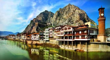 Yeşilırmak Nehri’nin büyüleyici manzaraları arasında Harşena Dağı eteklerinde uzanan Amasya, 7000 yıllık uzun tarihiyle tarih, kültür ve inanç turlarının değişmez adreslerinden biri. Osmanlı şehzadelerinin eğitim alanlarından biri olan Amasya’nın her köşesinde yüzlerce yıllık camiler, türbeler ve devasa medreselerle karşılaşmanız mümkün. Yeşilırmak kıyısını süsleyen etkileyici Yalıboyu evleri ile yılın her mevsimi fotoğrafçıları kendine çeken şehirde Harşena Dağı’na oyulmuş görkemli kaya mezarlarının yanı sıra Ferhat ve Şirin efsanesinin simgesi olan Roma dönemi su kanalları da en çok ziyaret edilen yerler arasında.