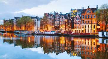 Avrupa’nın en ünlü eğlence başkentlerinden Amsterdam mevsim ve zaman fark etmeksizin her daim canlı bir şehir. Ortasından geçen kanalları, müzeleri ve lezzetli sokak lezzetleriyle birkaç günlük kaçamakların da adresi Amsterdam’ın keyfini doyasıya çıkarmak isteyenler, bu öneriler sizin için.