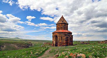 Mimarisi, yemekleri, tarihi, coğrafyası ve kışı ayrı baharı ayrı güzellikte yaşatan manzarası ile Kars, kış ve doğa turizmin de göz bebeği konumunda. Son yıllarda Doğu Ekspresi ile ziyaretçi akınına uğrayan Kars’ı benzersiz kılan birçok özellik yer alıyor.