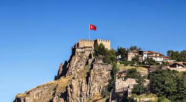 Türkiye Cumhuriyeti’nin başkenti, geçmişte Midas’ın Kenti, bozkırın ortasında bir kültür şehri Ankara. Türkiye’nin birçok şehri gibi, birçok medeniyetin yerleşim yeri Ankara hem Türkler hem de antik uygarlık için önemli bir nokta. Eğer Ankara’nın tarihi yapılarını ve eserlerini, kültürel ve tarihi açıdan bizleri besleyen ilk müzelerini merak ediyorsan doğru yerdesin. Hadi gel, Ankara’nın tarihi yerlerini keşfetmeye başlayalım!