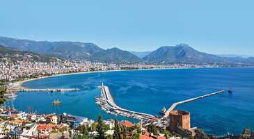 Türkiye'nin en turistik şehri Antalya sadece denizi ve güneşiyle değil doğal, tarihi güzellikleriyle de ünlü bir şehrimiz. Hızlı ve modern bir gelişme gösteren Antalya, çevresindeki muhteşem güzellikleriyle ve şehirde yapılabilecek etkinlikleriyle gidenleri kendisine hayran bırakıyor. Antalya'ya başlı başına bir hafta ayırsanız bile yapacak ya da gezecek daha çok yer kalabilir.