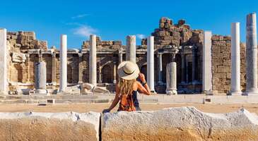 Mayıs ayı tatil ayı olacak. Arka arkaya gelen resm&icirc; tatiller sayesinde sadece 2,5 g&uuml;n izin alarak doya doya tatil planı yapabilirsin. K&uuml;lt&uuml;rel yerleri keşfedebilir, yaza merhaba diyebileceğin deniz rotalarına gidebilir, doğa ile i&ccedil; i&ccedil;e vakit ge&ccedil;irebilirsin. İster yurt i&ccedil;i ister yurt dışına kısa ya da uzun tatil planları yapabileceğin mayıs ayı i&ccedil;in en g&uuml;zel rotalara birlikte g&ouml;z atalım. {calismasaatleri}Hızlı &Ouml;zet 1 Mayıs izinsiz 3 g&uuml;n tatil, 19 Mayıs 1 g&uuml;n izin, Kurban Bayramı 1.5 g&uuml;n izinle mayıs ayında 16 g&uuml;n tatil yapabilirsin. Denize girmek istersen Antalya, Bodrum ve Kuzey Kıbrıs&rsquo;a gidebilirsin. K&uuml;lt&uuml;r turları i&ccedil;in Mardin ve Kapadokya, doğa tatili i&ccedil;in Amasra ya da Trabzon&rsquo;u tercih edebilirsin. Vizesiz yurt dışı tatili i&ccedil;in G&uuml;rcistan, Karadağ ve Sırbistan&rsquo;ı se&ccedil;ebilirsin.{/calismasaatleri} 2,5 g&uuml;n izinle 16 g&uuml;n tatil fırsatı Peki 2,5 g&uuml;n izinle nasıl 16 g&uuml;n tatil yapabileceksin. Hadi hesaplayalım: 1 Mayıs: 2026 yılında 1 Mayıs Emek ve Dayanışma G&uuml;n&uuml; cuma g&uuml;n&uuml;ne denk geliyor. Hi&ccedil; izin almadan 3 g&uuml;nl&uuml;k bir tatil yapabilirsin. 19 Mayıs: Bu yıl 19 Mayıs Atat&uuml;rk&rsquo;&uuml; Anma, Gen&ccedil;lik ve Spor Bayramı salı g&uuml;n&uuml;ne denk geliyor. Sadece 18 Mayıs Pazartesi g&uuml;n&uuml; izin alarak 4 g&uuml;nl&uuml;k g&uuml;zel bir tatil planlayabilirsin. Kurban Bayramı: Kurban Bayramı, 26 Mayıs Salı g&uuml;n&uuml; (arife) &ouml;ğleden sonra başlayıp 30 Mayıs Cumartesi g&uuml;n&uuml; sona erecek. 25 Mayıs Pazartesi tam g&uuml;n ve 26 Mayıs Salı yarım g&uuml;n izin alınarak, hafta sonuyla birlikte toplam 9 g&uuml;nl&uuml;k bir tatil seni bekliyor. 1. Antalya Yazın kavurucu sıcakları başlamadan &ouml;nce denizin ve g&uuml;neşin tadını &ccedil;ıkarmaya ne dersin? Soğuk ge&ccedil;en bir kışın ardından yaza merhaba demek istiyorsan rotanı Antalya&rsquo;ya &ccedil;evirebilirsin. Mayısta Antalya&rsquo;da hava sıcaklıkları 28-29 dereceye kadar y&uuml;kseliyor. Akdeniz&rsquo;in serin sularında y&uuml;zebilir, deniz keyfinin ardından g&uuml;neşin altında bunalmadan Perge, Side ve Aspendos gibi antik kentleri ziyaret edebilirsin. Hen&uuml;z yaz yoğunluğunun başlamadığı bu ayda Kalei&ccedil;i&rsquo;nin dar sokaklarında sakin y&uuml;r&uuml;y&uuml;şler yapabilir, akşam saatlerinde eşsiz g&uuml;n batımı eşliğinde yemek yiyebilirsin. &Uuml;stelik sezon hen&uuml;z tam olarak a&ccedil;ılmadığından otellerde kolayca yer bulabilir ve b&uuml;t&ccedil;e dostu fiyatlara kalabilirsin.&nbsp; 2. Kuzey Kıbrıs &Ouml;zellikle Kurban Bayramı&rsquo;nın denk geldiği mayıs ayının sonunda Kuzey Kıbrıs&rsquo;a giderek yaz macerasına adım atabilirsin. Baharın sonu ile yazın başına denk gelen bu d&ouml;nemde Girne Limanı&rsquo;nda keyifli bir akşam yemeği yiyebilirsin. Gazimağusa&rsquo;nın tarihi dokusunun yanında altın sarı kumları ve masmavi denizi ile &uuml;nl&uuml; plajlarında denize girmek de m&uuml;mk&uuml;n. Pasaport ve vize derdiyle uğraşmadan sadece &ccedil;ipli kimlik kartıyla Kuzey Kıbrıs tatili yapabilirsin. {insightBoxStart}Seyahat &Ouml;nerisi: Ailecek seyahat edecekseniz bebekler dahil t&uuml;m yolcuların kimlik kartlarındn fotoğraf olmasının zorunlu olduğunu unutma.{insightBoxEnd} 3. Bodrum Mayıs ayında hayalin deniz-kum-g&uuml;neş &uuml;&ccedil;l&uuml;s&uuml; ise Bodrum&rsquo;a gitmenin tam zamanı. Yazın kavurucu sıcakları ve yoğun kalabalığı başlamadan &ouml;nce plajların tadını &ccedil;ıkabilirsin. Meşhur beyaz evlerinin arasında y&uuml;r&uuml;rken pembe begonvilleri g&ouml;rebilir, muhteşem fotoğraflar &ccedil;ekerek Instagram hikayelerini g&uuml;zelleştirebilirsin. G&uuml;m&uuml;şl&uuml;k&rsquo;te sakin bir g&uuml;n batımı izleyebilir, Bodrum Kalesi&rsquo;ni terlemeden ve sıcaktan bunalmadan keyifle gezmenin hazzını yakalayabilirsin. 4. Mardin Mezopotamya&rsquo;nın en kadim kentlerinden biri olan Mardin, mayıs ayında keşfedebileceğin en g&uuml;zel şehirler arasında yer alıyor. Keşfetmek i&ccedil;in altın d&ouml;nem olarak bilinen mayısta, sıcaklar bastırmadan başlamadan, Eski Mardin&rsquo;in taş sokaklarında terlemeden y&uuml;r&uuml;yebilirsin. Dara Antik Kenti&rsquo;ni keşfedebilir, Zinciriye ve Kasımiye Medresesi&rsquo;ne &ccedil;ıkarak Mezopotamya Ovası&rsquo;nın manzarasına bakabilirsin. Meryem Ana Kilisesi başta olmak &uuml;zere S&uuml;ryani kiliselerini ziyaret edebilirsin. Eğer vaktin varsa ve b&uuml;t&ccedil;ene uyuyorsa Gaziantep, Şanlıurfa ve Diyarbakır gibi Mezopotamya&rsquo;nın diğer şehirlerine de ge&ccedil;erek keyifli bir G&uuml;neydoğu Anadolu turu yapabilirsin. {insightBoxStart}Seyahat &Ouml;nerisi: Mardin&rsquo;e u&ccedil;akla gideceksen ve ara&ccedil; kiralamak istemiyorsan, şehrin t&uuml;m k&uuml;lt&uuml;rel noktalarına rahat&ccedil;a gezmek i&ccedil;in g&uuml;nl&uuml;k taksi kiralayabilirsin.{insightBoxEnd} 5. Kapadokya G&uuml;ne muhteşem manzaralar ile uyanmak, sıcak hava balonu deneyimi yaşamak ve peribacalarını g&ouml;rmek istiyorsan mayısta Kapadokya seni bekliyor. B&uuml;y&uuml;leyici coğrafyası ile yerli ve yabancı ziyaret&ccedil;ilerini etkisi altına alan bu rota, macera dolu aktiviteleri ile dikkat &ccedil;ekiyor. G&uuml;vercinlik Vadisi, Kılı&ccedil;lar ve Ihlara Vadisi&rsquo;nde y&uuml;r&uuml;y&uuml;ş yapabilir, sıcak hava balonlarına binebilir, ATV turları ile manzara izleme noktalarına &ccedil;ıkabilirsin. Bu tatilde yanına fotoğraf makinesi ya da iyi kareler yakalayabileceğin bir telefon almayı unutma. Her k&ouml;şesinde kartpostalları aratmayan fotoğraflar yakalayabilirsin. Kapadokya tatilinde kaya oyma otellerde kalarak b&ouml;lgenin atmosferini hissedebileceğin farklı bir konaklama deneyimi yaşayabilirsin. Kapadokya'da balon izlemek i&ccedil;in en iyi 3 &uuml;cretsiz tepe yazımızı okuyarak manzaranın tadını &ccedil;ıkarabileceğin yerleri keşfedebilirsin. 6. Amasra İstanbul ve Ankara gibi metropollerin g&uuml;r&uuml;lt&uuml;s&uuml;nden uzaklaşmak, iş stresinden arınmak ve huzurlu bir tatil ge&ccedil;irmek istiyorsan Amasra aradığın yer olabilir. Mayıs ayında taze &ccedil;i&ccedil;ek kokularının sardığı sokaklarda adımlayabilir, tarih&icirc; Amasra evlerini gezebilir, b&uuml;y&uuml;leyici g&uuml;n batımlarını izleyebilirsin. Doğayla i&ccedil; i&ccedil;e, hem ruhunu hem bedenini dinlendireceğin bu tatilde, &Ccedil;ekiciler &Ccedil;arşısı, Amasra Kalesi ve Kemere K&ouml;pr&uuml;s&uuml;&rsquo;n&uuml; gezilecek yerler listene mutlaka eklemelisin. {insightBoxStart}İpucu: ENUYGUN&rsquo;dan kolayca u&ccedil;ak bileti alabilir, dilediğin yeri uygun fiyatlarla keşfedebilirsin. Şimdi seyahatinin ilk adımı olan u&ccedil;ak bileti almak i&ccedil;in tıkla.{insightBoxEnd} {flight_search_form_banner} 7. Trabzon Kış aylarının kasvetinde ve grisinden yorulduysan yeşilin her tonunu g&ouml;rebileceğin bir tatile hazır mısın? Karadeniz&rsquo;in g&ouml;zde şehirlerinden Trabzon, mayıs ayında yaylaları ile sana huzur dolu bir tatil vadediyor. Sisler arasında muhteşem bir g&ouml;r&uuml;nt&uuml;ye sahip olan S&uuml;mela Manastırı&rsquo;nı, doğası ve manzaraları ile &uuml;nl&uuml; Uzung&ouml;l&rsquo;&uuml;n &ccedil;evresinde temiz havanın tadını &ccedil;ıkarabilirsin. Yayla turizmini deneyimlemek istersen Hıdırnebi Yaylası ve Kadıralak Yaylası keşfedebileceğin yaylalar arasında bulunuyor. Mayıs ayında Trabzon&rsquo;da seni yağmur karşılayabilir ancak endişelenmene gerek yok. Hava tam gezebileceğin sıcaklıkta olacak.&nbsp; 8. G&uuml;rcistan 16 g&uuml;n izin fırsatı bulabileceğin mayıs ayında rotanı yurt dışına da &ccedil;evirebilirsin. Vize işlemleri ile uğraşmadan, sadece &ccedil;ipli kimlik kartı ile komşu &uuml;lkemiz G&uuml;rcistan&rsquo;a doğru yola &ccedil;ıkabilirsin. Batum&rsquo;un modern mimarisi ve sahil şeridi, Tiflis&rsquo;in tarih&icirc; dokusu ile k&uuml;lt&uuml;re bir gezinin kapılarını aralayabilirsin. Tiflis&rsquo;teki Kura Nehri&rsquo;nin &ccedil;evresindeki kafelerde kitap okuyabilir, bisiklet s&uuml;rebilirsin. G&ouml;rmen gereken yerler listene Batum&rsquo;daki Ali ve Nino Heykeli&rsquo;ni, Batum Botanik Bah&ccedil;esi&rsquo;ni ve Avrupa Meydanı&rsquo;nı da eklemeyi unutma.&nbsp; 9. Sırbistan Vize almana gerek kalmadan sadece pasaportun ile Sırbistan yolculuğuna &ccedil;ıkabilirsin. Belgrad&rsquo;ın enerjisini mayıs ayında yakalayarak eğlenceli bir tatil ge&ccedil;irebilirsin. Belgrad Kalesi ve Kalemegdan başta olmak &uuml;zere tarih&icirc; kaleleri ziyaret etme fırsatı bulabilirsin. Hareketli gece hayatında doya doya eğlenebilir, Tuna ve Sava nehirlerini keşfedebilirsin. Doğa ile i&ccedil; i&ccedil;e bir tatil hayal ediyorsan Tara Milli Parkı&rsquo;na, k&uuml;lt&uuml;rel bir gezi i&ccedil;in ise Sırbistan Ulusal M&uuml;zesi ve Nikola Tesla M&uuml;zesi&rsquo;ne mutlaka uğramanı tavsiye ederiz.&nbsp; 10. Karadağ&nbsp; Adriyatik&rsquo;in son yıllarda y&uuml;kselen yıldızı Karadağ, deniz, doğa ve k&uuml;lt&uuml;r&uuml;n bir arada yer aldığı eşsiz bir &uuml;lke. Orta &Ccedil;ağ D&ouml;nemi&rsquo;nden izler taşıyan Kotor&rsquo;un dar sokakları, Budva&rsquo;nın masmavi deniz manzarası sana &ldquo;iyi ki geldim&rdquo; dedirtecek. Mayıs ayında baharı uğurlamak istersen Skadar G&ouml;l&uuml;'n&uuml; keşfedebilir, Durmitor Milli Parkı&rsquo;nın zirvelerine tırmanabilirsin.&nbsp; Macera seviyorsan Tara Nehri Kanyonu'nda rafting yapmayı da ihmal etme. Karadağ&rsquo;ın en g&uuml;zel manzaralarını izlemek i&ccedil;in tekneyle Perast Eski Şehir ve Kayalıkların Hanımı (Our Lady of the Rocks) turuna katılabilirsin. Karadağ&rsquo;a gidenlerin olmazsa olmazı Sveti Stefan Adası manzarasına karşı fotoğraf &ccedil;ekilmeyi de unutma.&nbsp; {{campaignsSlider}} 11. İtalya&nbsp; Uzun tatilin tadını &ccedil;ıkarabileceğin bir diğer rota ise İtalya. Yaz aylarının bunaltıcı sıcakları ve kalabalık turist kafileleri olmadan Roma&rsquo;nın tarih&icirc; yapılarını ve Floransa&rsquo;nın sanat d&uuml;nyasını keşfedebilirsin. Mayıs ayında İtalya&rsquo;ya gitmeyi planlıyorsan Toskana&rsquo;nın meşhur bağlarını da gezmeyi ihmal etme. Amalfi kıyılarında huzurlu bir molanın tadını &ccedil;ıkarabilir, Akdeniz&rsquo;de deniz keyfi yapmak istersen Sardinya ve Sicilya Adası&rsquo;na da uğrayabilirsin. Mayıs ayının tatillerini değerlendirerek İtalya&rsquo;da hem k&uuml;lt&uuml;r gezisi hem de deniz tatili yapabilirsin. 12. İspanya G&uuml;neş, deniz, eğlence ve k&uuml;lt&uuml;r. Hepsini bir arada bulabileceğin rotalar arasında İspanya ilk sıralarda yer alıyor. Mayısta giderek End&uuml;l&uuml;s B&ouml;lgesi&rsquo;nin (Sevilla, Granada, Cordoba) muhteşem tarih&icirc; yapılarını keşfedebilirsin. Barselona&rsquo;nın mimarisine hayran kalabilir, Madrid&rsquo;in hareketli şehir hayatında eğlencenin tadını &ccedil;ıkarabilirsin. Deniz keyfi yapmak istersen Valencia&rsquo;daki plajlara gidebilirsin. &Ouml;zellikle Kurban Bayramı&rsquo;ndaki 9 g&uuml;nl&uuml;k tatilde İspanya&rsquo;nın atmosferine hayran kalacağına eminiz.&nbsp; Tatil planları seni heyecanlandırıyorsa 2026'da 11,5 g&uuml;n izin al 43 g&uuml;n tatil yap yazımızı da mutlaka okumalısın.&nbsp;