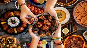 T&uuml;rkiye&rsquo;nin g&uuml;neydoğusunda yer alan Gaziantep, T&uuml;rk ve D&uuml;nya mutfakları arasındaki ayrıcalıklı yeriyle &ouml;zel bir konuma sahip. Şehrin kendisine has dokusu, tarihi yerleri, k&uuml;lt&uuml;rel ge&ccedil;mişi ve her yerde ismiyle anılan &ldquo;Antep Mutfağı&rdquo; ile ziyaret edenleri b&uuml;y&uuml;l&uuml;yor. Ş&ouml;hretiyle kapılarını yerli ve yabancı turistlere a&ccedil;an şehir, uluslararası boyuttaki tanınmışlığı ile bir klasik. UNESCO&rsquo;nun 33 &uuml;lkeden 47 kenti &ldquo;Yaratıcı Şehirler Ağı&rdquo; i&ccedil;erisine almasıyla Gaziantep bug&uuml;n T&uuml;rkiye&rsquo;nin &ouml;nc&uuml; şehri konumuna gelmiş durumda. Şimdi, senin i&ccedil;in&nbsp;Antep&rsquo;in meşhur yemekleri&nbsp;ve mutfağını anlattığım bu i&ccedil;eriği okumaya ne dersin? Hadi başlayalım.&nbsp; Gaziantep&rsquo;in sokaklarına adım attığında fark edeceğin ilk şey bu şehrin her k&ouml;şesinde bir restoranın, lokantanın olması. Esnaflarının sana &ouml;ğreteceği harika bir c&uuml;mleleri bile var: &ldquo;Doydum değil, şimdi ne yiyelim diyeceksin.&rdquo; Her k&ouml;şesinde kişinin acıkma oranını artırma imk&acirc;nı sunan Gaziantep&rsquo;in y&ouml;resel &ccedil;orbaları meşhur. Gittiğinde muhakkak tatmanı &ouml;nerdiğim &ccedil;orbalarla başlıyorum: Başlangı&ccedil; olarak &ccedil;orbalar Alaca &ccedil;orbası Rivayete g&ouml;re alaca &ccedil;orbasının ge&ccedil;mişi Hititlere kadar dayanıyor. Bunun doğruluğundan emin değilim ancak kesin olan T&uuml;rk ve Anadolu mutfağında &ouml;nemli k&uuml;lt&uuml;r lezzetlerinden biri olduğu. Sabah saatlerinde &ccedil;orba i&ccedil;me alışkanlığına sahip bir millet olduğumuzdan Gaziantep&rsquo;e gidersen Alaca &Ccedil;orbasını deneyebilirsin. &Ccedil;&uuml;nk&uuml; şehrin restoranlarında bu &ccedil;orba gelenlere sunuluyor. Ana malzemesi buğday olan &ccedil;orbaya &ccedil;ekilmemiş mercimek, bulgur, soğan ve Gaziantep&rsquo;in yağda yakılmış tarhun ile kırmızıbiberi ekleniyor. Bana soracak olursan sağlıklı ve lezzetli bu &ccedil;orbayı kesinlikle denemelisin. {flight_search_form_banner} Beyran Kış aylarının vazge&ccedil;ilmezi olarak bilinen Beyran, Gaziantep&rsquo;e &ouml;zg&uuml; bir &ccedil;orba. İ&ccedil;erisinde kuzu eti, sarımsak ve Antep&rsquo;in doğal baharatlarını bulunduran &ccedil;orba kış aylarındaki v&uuml;cut direncini y&uuml;ksek tutmana yardım sağlıyor. Genellikle sabahları i&ccedil;ilen Beyran, baharatlı yiyecekleri t&uuml;ketiyorsan seveceğin bir lezzet. {insightBoxStart}Yazar Notu: Bu lezzeti tercih edebileceğin en iyi yer Metanet Lokantası. Sabah saatlerinde uğramayı unutmamalısın.{insightBoxEnd} K&ouml;l&uuml;k aşı Gaziantep&rsquo;i&nbsp;k&ouml;şe bucak dolaşmanın verdiği yorgunlukla kendini attığın ilk restoranda tercih edebileceğin &ccedil;orbalardan biri K&ouml;l&uuml;k Aşı. Bulgur, soğan ve mercimekten yapılan &ccedil;orbayı zenginleştiren ve lezzetli hale getiren malzeme ise Gaziantep baharatları. Bu &ccedil;orbayla doyma ihtimalin olduk&ccedil;a y&uuml;ksek. Ama Antep&rsquo;te olduğunu unutmamalısın. Daha yenecek ve keşfedecek &ccedil;ok lezzet var.&nbsp; Lebeniye &ccedil;orbası Şehir halkı tarafından sıklıkla tercih edilen Lebeniye &Ccedil;orbası, Gaziantep&rsquo;in eşsiz baharatlarını i&ccedil;erisinde bulunduruyor. &nbsp;Pirin&ccedil;, nohut, yoğurt ve un ile yapılan &ccedil;orbayı asıl y&uuml;kseklere &ccedil;ıkaran ise soğan ve kıyma. Denediğinde m&uuml;ptelası olma s&ouml;z&uuml;n&uuml; ben şimdiden veriyorum.&nbsp;Gaziantep&rsquo;in meşhur &ccedil;orbaları&nbsp;sade olmadığından baharatla aran pek de iyi değilse bu &ouml;nerime dikkat etmeni tavsiye ediyorum. Bence bu i&ccedil;melisin. &Ccedil;&uuml;nk&uuml; lezzetine orada kavuşacaksın. {insightBoxStart}Yazar Notu: &Ccedil;orbanın tadına kesinlikle Yesemek Restoranında bakmalısın.{insightBoxEnd} Şiveydiz &ccedil;orbası Gaziantep&rsquo;in kaynağına ait &ouml;zel bir &ccedil;orba olan Şiveydiz bol sarımsak ve soğanı i&ccedil;ine alıyor. Halk tarafından şifa &ccedil;orbası olarak da biliniyor. Gaziantep&rsquo;in &ccedil;oğu restoranında kolaylıkla bulabileceğin bu tarifi bir bağışıklığını koruma kalkanı olarak g&ouml;rebilirsin. Yuvalama &ccedil;orbası Gaziantep&rsquo;i kış aylarında ziyaret etmeyi d&uuml;ş&uuml;n&uuml;rsen tadacaklarından ilki yuvalama &ccedil;orbası olmalı. Soğuk havaların etkisiyle d&uuml;şen v&uuml;cut direncini y&uuml;kselten bu &ccedil;orbanın i&ccedil;inde nohut ve minik k&ouml;fteler bulunuyor. Hem sağlıklı hem i&ccedil;tikten sonra enerji dolu hissedeceğin yuvalama &ccedil;orbası, Gaziantep&rsquo;in g&uuml;nl&uuml;k yemekler kategorisinde. {insightBoxStart}İpucu: ENUYGUN&rsquo;da erken alınan biletler i&ccedil;in &ouml;zel fiyatlar bulunuyor. Bir sonraki sene i&ccedil;in tatilini ocak ayı sonuna kadar planlarsan u&ccedil;ak biletini &ccedil;ok daha uygun alabileceğini unutma! Seyahatinin ilk adımı olan Gaziantep u&ccedil;ak bileti almak i&ccedil;in tıkla.{insightBoxEnd} Y&ouml;resel yoğurtlu yemekler Antep &ccedil;orbalarının lezzeti başını d&ouml;nd&uuml;rm&uuml;ş olabilir. Ama masa daha yeni kurulmaya başladı. &Ccedil;&uuml;nk&uuml; sırada&nbsp;yoğurtlu Antep yemekleri&nbsp;var. Yoğurtlu &ccedil;iğdem aşı Şimdi yeni bir tat denemek ister misin? &Ccedil;&uuml;nk&uuml; bu yemek Gaziantep&rsquo;e &ouml;zg&uuml;. &Ccedil;iğdem bitkisi, haşlanmış nohut, et, soğan, yoğurt ve baharatları ile yeni bir lezzet tanıyacağın bu yemek pişirdikten sonra tereyağı ve zeytinyağı ile s&uuml;slenerek servise sunuluyor. Nefis bir g&ouml;r&uuml;n&uuml;m&uuml; ve tadı olan yoğurtlu &ccedil;iğdem aşı senin keşfini bekliyor. Yoğurtlu fasulye Doyurucu bir &ouml;ğ&uuml;n olan yoğurtlu fasulye Gaziantep y&ouml;resine ait &ouml;zel bir yemek. İ&ccedil;erisinde nohut, kuşbaşı doğranmış et, fasulye bulunan yemeği asıl lezzetli kılan malzemeler ise tereyağı ve yumurta. Gaziantep&rsquo;e gittiğinde vazge&ccedil;emeyeceğin baharatlar da elbette yoğurtlu fasulyenin i&ccedil;inde bulunuyor. Evlerde de servis edilen bu yemeğin tarifini &ouml;ğrenmek isteyebilirsin. Şimdiden afiyet olsun. Yoğurtlu ufak k&ouml;fte Şehrin lokantalarında daima bulunan senin de muhakkak denemeni tavsiye ettiğim bir yemekle geliyorum. K&ouml;keni Gaziantep&rsquo;e ait olan yoğurtlu ufak k&ouml;fte olduk&ccedil;a doyurucu ve yemesi keyifli. İ&ccedil;inde bulgur k&ouml;ftesi, kuşbaşı doğranmış dana eti ve nohut bulunan yemek yoğurt sosuyla servis ediliyor. Ana yemek olarak da tercih edebileceğin bu yemek Antep&rsquo;in esnafları tarafından hoş karşılanmayabilir tabii. &Ccedil;&uuml;nk&uuml; ana yemekten &ouml;nce servis ediliyor, benden s&ouml;ylemesi. Y&ouml;resel pilavları Her sokağında yeni keşifler yapacağın bir şehir. İnsanıyla, esnafıyla, muhabbetiyle gezip g&ouml;r&uuml;lmeyi bekliyor. Yeni tadacağın lezzetler de dolu. Şimdiki lezzet durağın&nbsp;Antep pilavları&nbsp;olmalı. Ne dersin? Firik pilavı Gaziantep&rsquo;in her restoranında sana sunulacak bir yemek olan firik pilavı bu y&ouml;reye ait. Araştırmalarıma g&ouml;re pek bilinmeyen bu yemek Antep&rsquo;i ziyaret edenler tarafından ilgiyle tercih ediliyor. Bulgurun ham olarak koparılmasının ardından t&uuml;ts&uuml;lenerek yemeğe katılması &ccedil;ok ilgin&ccedil; ve &ouml;zel. Arta kalmış pirin&ccedil; ve bulgur pilavıyla kendini sınırlandırmak istemiyorsan y&ouml;n&uuml;n Gaziantep&rsquo;in esnafları olmalı.&nbsp; {insightBoxStart}Yazar Notu: Firik pilavı i&ccedil;in sana &ouml;nerdiğimiz mekan ise &Ccedil;ulcuoğlu Et Lokantası. Burada keyifli bir tadım yapacağından eminim.{insightBoxEnd} Loğlazlı aş Farklı tatlar deneyimlemekten keyif alıyorsan bu &ouml;nerim ilgini &ccedil;ekebilir. Gaziantep y&ouml;resine ait bir &ccedil;eşit bulgur pilavı olan loğlazlı aş i&ccedil;inde bulgur, tereyağı ve en &ouml;nemlisi loğlaz bulunduruyor. Bu yemeği vazge&ccedil;ilmez baharatlar ile restoranlarda ana yemeklerin yanında da tadabiliyorsun. Loğlazın bir &ccedil;eşit b&ouml;r&uuml;lce, fasulye olduğunu da s&ouml;yleyeyim. Başta farklı gelse de tadı damağında kalabilir. M&uuml;ceddere K&ouml;keni İran-Arap k&uuml;lt&uuml;r&uuml;ne ait bir pilav olan m&uuml;ceddere, Gaziantep&rsquo;in gastronomi a&ccedil;ısından zenginliğini kanıtlıyor.&nbsp;Antep usul&uuml; mercimekli pilav&nbsp;olarak ziyaret edenler tarafından sıklıkla tercih ediliyor. Yapılan yemek alışverişinin &ouml;rneklerinden olan pilavın ana malzemesi bulgur ve mercimek. Doyurucu ve lezzetli bu k&uuml;lt&uuml;rel yemeği tatmadan Gaziantep&rsquo;ten d&ouml;nmemen tavsiyelerim arasında. {insightBoxStart}İpucu: En iyi otel fiyatlarını tek bir yerde g&ouml;rmek, se&ccedil;eceğin otel hakkında bilgi almak ve saniyeler i&ccedil;inde rezervasyon yapmak i&ccedil;in ENUYGUN'da &nbsp;Gaziantep otelleri araştırmasına başlayabilirsin.{insightBoxEnd} Y&ouml;resel tencere yemekleri G&ouml;rkemli bir mutfağı olan şehrin şimdi g&ouml;stermek istediğim yeri etli ve sebzeli tencere yemekleri. Şehirden ayrıldıktan sonra aklına s&uuml;rekli d&uuml;şecek&nbsp;Gaziantep yemekleri&nbsp;i&ccedil;in kemerleri bağlamanı tavsiye ediyorum. Pirpirim aşı Pirpirimin semizotu olduğunu s&ouml;yleyerek başlayalım mı? Sebzeli bir &ouml;ğ&uuml;n tercih ediyorsan bu yemek sana g&ouml;re. İ&ccedil;ine pirpirim, nohut, yeşil mercimek, d&ouml;vme buğday, b&ouml;r&uuml;lce, tereyağı ve Gaziantep&rsquo;in baharatlarını alıyor. Sağlıklı ve doyurucu bir tencere yemeği olan pirpirim aşının telaffuzu da epey keyifli. Kabaklama Antep usul&uuml; kabaklama yemeğini bir esnaf lokantasında yemeden d&ouml;nmemen gerekir diye d&uuml;ş&uuml;n&uuml;yorum. Protein oranı y&uuml;ksek bu yemeğin lezzeti de Antep&rsquo;in mutfağına ait. Kuşbaşı doğranmış et, nohut, kabak ve &ccedil;eşitli baharatlara ev sahipliği yapan bu tencere yemeği bağışıklık sistemini g&uuml;&ccedil;lendiriyor.&nbsp;T&uuml;rkiye&rsquo;nin gastronomi şehirleri&nbsp;i&ccedil;eriğimizi okuyarak birbirinden muhteşem şehirleri yakından keşfetme şansı bulabilirsin.&nbsp; Gaziantep&rsquo;in meşhur dolmaları Sofraların vazge&ccedil;ilmez tatları dolmalar, ara sıcak olarak yer alıyor. Gaziantep&rsquo;in eğlenceli restoranlarında ana yemekten &ouml;nce sana &ouml;nereceğim bu dolmaları yemen mek&acirc;n sahiplerinin emri niteliğinde. Ben s&ouml;ylemiş olayım. Kuru dolma Gaziantep&rsquo;e &ouml;zg&uuml; yemeklerden olan kuru dolma, sofraların baş tacı. Kurutulmuş kabak, biber patlıcandan hazırlanıyor. Hafif acılı olduğunu belirteyim. Baharatlarının zenginliğini sen tahmin ediyorsundur. {insightBoxStart}Yazar Notu: Kuru dolmanın tadına doyasıya varmak i&ccedil;in Mutfak Sanatları Merkezine gitmeni &ouml;neriyorum. &Ccedil;&uuml;nk&uuml; bu yemek en g&uuml;zel orada yapılıyor.{insightBoxEnd} Mahşe Şıhıl Mahşi olarak da bilinen doyuruculuğu bol bir dolma &ccedil;eşidi sıradaki. Gaziantep&rsquo;e &ouml;zg&uuml; olan Mahşe, yapılışını &ouml;ğrendikten sonra evde deneyebileceğin tarifler arasında. Kabakların kıyma ve nohutla doldurularak yapıldığı bu yemeği merakla tadacağından eminim. Şimdiden afiyet olsun. {insightBoxStart}İpucu: Bu rota i&ccedil;in ara&ccedil; kiralamak iyi bir fikir! Ekonomik, l&uuml;ks, aile boyu ara&ccedil;ları g&uuml;nl&uuml;k, haftalık, aylık veya uzun d&ouml;nem kiralayabilirsin. ENUYGUN&rsquo;un avantajlı ara&ccedil; kiralama se&ccedil;enekleri i&ccedil;in tıkla!{insightBoxEnd} Gaziantep&rsquo;in k&ouml;fteleri Gaziantep k&ouml;fteleriyle de olduk&ccedil;a meşhur bir şehir. &Ouml;nerdiğim &ouml;ncelikli lezzetler ise ş&ouml;yle: Cacıklı arap k&ouml;ftesi Ispanak veya semizotu ile kıymanın bir araya gelmesinden oluşan enfes bir lezzet. Antep&rsquo;in bir&ccedil;ok restoranında bulabilirsin. Yapımının uzun olduğuna dair s&ouml;ylentiler mevcut. Ama tattığın anda beklediğine değecek. Haveydi k&ouml;ftesi Gaziantep&rsquo;in k&ouml;klerinden gelen bir diğer k&ouml;fte Haveydi. Ana malzemesi bulgur olan bu k&ouml;fte &ccedil;eşidi &ccedil;ay ve ayranla birlikte ikram ediliyor.&nbsp;Antep yemekleri&nbsp;arasında sık tercih edilmesiyle beraber etli ve etsiz yapıldığı da biliniyor. Bana soracak olursan bu y&ouml;resel k&ouml;fteyi denemelisin. İ&ccedil;li k&ouml;fte &Uuml;n&uuml; dağları aşmış, lezzeti bir tadılınca asla unutulmayan yemek İ&ccedil;li K&ouml;fte elbette. T&uuml;rk mutfağının genelinde farklı usulleriyle yapılan i&ccedil;li k&ouml;fteyi Antep usul&uuml;yle tatmanı &ouml;neriyorum. Bu şehre gelip i&ccedil;li k&ouml;fte yemeden d&ouml;nmek hoş karşılanmaz gibi. Oma&ccedil; Gaziantep&rsquo;e &ouml;zg&uuml; olan Oma&ccedil;, &ccedil;ay ve ayranla ikram edilen ve bayat ekmekten yapılan bir tarif. Sade ve aperatif bir k&ouml;fte. Oma&ccedil;ı en lezzetli hale getiren i&ccedil;indeki Antep peyniri. Bir &ccedil;eşit ekmek k&ouml;ftesi ve genellikle evlerde yapılıyor. Sini k&ouml;fte Gaziantep&rsquo;in meşhur fıstıklarını i&ccedil;ine alan bir ara &ouml;ğ&uuml;n Sini K&ouml;fte. Kıyma, ceviz i&ccedil;i, bulgur ve fıstığın bir ara gelmesiyle talep edene sunuluyor. Y&ouml;re halkı tarafından misafirlere sık&ccedil;a sunuluyor. Senin de acıyla aran iyiyse denemeni &ouml;neriyorum. S&uuml;zek yapması Elle yoğrularak hazırlamanın sanat haline geldiği şehirlerden olan Gaziantep&rsquo; &ouml;zg&uuml; bir k&ouml;fte S&uuml;zek Yapması. Kuzu kıyma ve pirin&ccedil; ana malzeme, baş tacı baharatlar s&uuml;slemede bulunuyor. Y&ouml;resel bir lezzet olan S&uuml;zek Yapması, ayran ile de &ccedil;ok yakışıyor. Topa&ccedil; Gaziantep y&ouml;resine ait olan Topa&ccedil;, bulgurla hazırlanan bir nevi k&ouml;fte &ccedil;eşidi. Fırında veya ocakta kızartılması ve g&ouml;rkemli sunumuyla iştah a&ccedil;ıcı. T&uuml;rk mutfağının bir&ccedil;ok yerinde g&ouml;r&uuml;l&uuml;rken Antep&rsquo;e geldiysen bu usul&uuml;n&uuml; de tatmadan gitmemeni &ouml;neriyorum. {insightBoxStart}İpucu: Otob&uuml;s biletini ENUYGUN'dan kolayca alabileceğini unutma! Otob&uuml;s biletinde değişiklik ve iptal işlemlerini tek tıkla yapabilir, farklı firma ve seferleri karşılaştırabilirsin. Yola &ccedil;ıkmaya hazırsan Gaziantep otob&uuml;s bileti almak i&ccedil;in tıkla!{insightBoxEnd}&nbsp; &Uuml;n&uuml; d&uuml;nyayı aşmış Gaziantep kebapları Listede sıra Gaziantep&rsquo;in meşhur kebaplarına geldi. Yerli ve yabancı turistlerin g&ouml;z bebeği olan, gastronominin başını &ccedil;eken kebaplar sofraların ana yemeği. Bu listeyi okuduğunda&nbsp;Antep kebapları&nbsp;i&ccedil;in heyecanlanacağından eminim. Hazırsan benim &ouml;nerilerimle başlayalım. Ali nazik kebabı T&uuml;rk mutfağının bir&ccedil;ok y&ouml;resinde g&ouml;rebileceğin ancak k&ouml;keni Gaziantep olan bir kebap &ccedil;eşidi Ali Nazik. K&ouml;zlenmiş patlıcan,sarımsaklı yoğurt ve kuşbaşı veya tercihine g&ouml;re kıyma ile servise sunuluyor. Restoranlarda yanına pilav ve mezelerle getirilen Ali Nazik her hali ile on numara. {insightBoxStart}Yazar Notu: Bu lezzeti tadacağın adres ise bence İmam &Ccedil;ağdaş Kebap ve Baklava Salonu. Bize g&ouml;re en iyi Ali Nazik bu mekanda yapılıyor.{insightBoxEnd}&nbsp; Ayva kebabı Gelişmiş kebap k&uuml;lt&uuml;r&uuml;ne sahip olan Gaziantep&rsquo;te Ayva Kebabını denemeni &ouml;neriyorum. Kulağa ilk başta garip geldiğinin farkındayım ancak tadı konusunda hemfikir olacağız. Ana malzemesi ayva ve kuzu eti. Olduk&ccedil;a leziz ve doyurucu. Cağırtlak kebabı Gaziantep&rsquo;in her restoranında kolayca bulacağın bir &ccedil;eşit Cağırtlak Kebabı. Kuzu ciğerinin tadını en iyi alabileceğin de kebap t&uuml;rlerinden.Antep&rsquo;in baharatlarıyla ta&ccedil;landırılarak servise hazır hale getirilen bu yemeği mutlaka tatmanı &ouml;neriyorum.. {insightBoxStart}Yazar Notu: Bence Cağırtlak Kebabını Gazi K&ouml;şk Kebap'ta yemelisin. &Ccedil;&uuml;nk&uuml; kebabın lezzetine orada varacaksın.{insightBoxEnd} Elma kebabı Şehrin lokantalarında en &ccedil;ok g&ouml;receğin şey ise meyveler ve etlerin ahenk i&ccedil;inde sunuluşu. Anteplilerin meyvelerle kebapları birleştirdiğini g&ouml;rd&uuml;k&ccedil;e şaşırabilirsin. Elma Kebabı da bunlardan biri. Kıyma, biber, soğan, domates ve elmayı yan yana dizen bu kebabı da denemelisin. Keme kebabı Keme mantarı ile yapılan Keme Kebabı i&ccedil;in yılın bahar aylarında rotanı Gaziantep&rsquo;e &ccedil;evirmeni &ouml;neriyorum. Sunum tarzıyla da olduk&ccedil;a tercih edilen ve&nbsp; lezzetli bir mantardan yapılan bu kebabı tatmanı &ouml;neriyoruz. {insightBoxStart}Yazar Notu: Bu kebap i&ccedil;in adresin Kebap&ccedil;ı Halil Usta olmalı. Kebabın tadına varacağın bir mekan olduğunu ben şimdiden s&ouml;yleyeyim.{insightBoxEnd} K&uuml;şleme &ldquo;Gaziantep&rsquo;e geldim ve K&uuml;şleme yemeden d&ouml;nd&uuml;m.&rdquo; demek yanlış bir c&uuml;mle olabilir. Sen de koyun etinin en saf halini seviyorsan bu yemeği tatmanı &ouml;neriyorum. Restoranların ustaları tarafından lokum gibi yapılma ve ağızda dağılma &ouml;zelliğine sahip. Patlıcan kebabı Şişlere sıra sıra dizilen patlıcanlar ve kuzu etlerinin uyumunu her yerde bulamayacağını biliyorsundur. T&uuml;rk mutfağının bir&ccedil;ok yerinde Patlıcan Kebabı olsa Gaziantep&rsquo;in kendisine has kebabı bir başka. Gaziantep&rsquo;e gittiğinde kendine bir adet Patlıcan Kebabı s&ouml;ylemen gereken durumlar var. Simit kebabı Gaziantep sofralarının yıldızlarından biri de Simit Kebabı. Bulgur, kuzu kıyma, sarımsak ve &ouml;zel baharatlarla yapılıyor. Şişte hazırlanan kebap bir kez denendiğinde bir daha unutulmayacak cinsten. Gaziantep&rsquo;e has bir kebap olan bu lezzeti deneyimlemeni &ouml;neririm. {insightBoxStart}Yazar Notu: Bence Simit kebabının tadına ulaşmak i&ccedil;in kebaplarıyla meşhur Kebap&ccedil;ı Halil Usta'ya uğramalısın. &Ccedil;&uuml;nk&uuml; en iyi sunumlar ve lezzetler orada.{insightBoxEnd} Soğan kebabı Soğanın girmediği bir yemeği &ccedil;ok nadir g&ouml;rd&uuml;ğ&uuml;n&uuml; biliyorum. Gaziantep&rsquo;te soğan kebaba da ev sahipliği yapıyor. Soğan kebabında ana malzeme olarak minik soğan se&ccedil;iliyor ve ikiye b&ouml;l&uuml;nd&uuml;kten sonra arasına kuzu kıyma yerleştiriliyor. Sağlıklı ve lezzetli bu kebap Gaziantep&rsquo;in kaynaklarına ait. Yenid&uuml;nya kebabı Yenid&uuml;nya meyvesiyle kebabın bir araya gelmesinden oluşan bir yemek &ccedil;eşidi. Sunumu ve tadıyla akıllarda kalıcı bir ismi de var. &Ouml;zel baharatlarıyla yeni bir keşif yapacağından emin olduğum bu kebabı mutlaka tat derim. Gaziantep&rsquo;in hamur işleri Belirtmek isterim ki Gaziantep yalnızca akla ilk gelen kebapları ile sınırlı değil. Bu listede &ouml;nereceğim hamur işleri de olduk&ccedil;a meşhur. Antep fıstıklı şekerli b&ouml;rek Kulağa ilgin&ccedil; geldiğinin farkındayım. Ancak Gaziantep s&uuml;rprizlerle dolu bir şehir. Fıstık tatlı da olurken b&ouml;rek de olur mu sorusunu arkada bırakalım. Gaziantep&rsquo;e gidersen pide boyutunda a&ccedil;ılan ve i&ccedil;ine fıstık eklenen Antep&rsquo;in şekerli b&ouml;reğini denemeni &ouml;neriyorum. Kakırdaklı b&ouml;rek Gaziantep&rsquo;e &ouml;zg&uuml; olan genellikle de pek duyulmamış bir yemek &ccedil;eşidi Kakırdaklı B&ouml;rek. Harcında kuyruk yağını bulundurmasıyla meşhur olan b&ouml;reği y&ouml;re halkı Kurban Bayramlarında olduk&ccedil;a t&uuml;ketiyor. Gittiğinde tatmanı senden de isteyeceklerdir. Lahmacun T&uuml;rk mutfağında hemen her yerde bulabileceğin, &ccedil;oğu şehrin restoranında yiyebileceğin bir yemek olan Lahmacun asıl Gaziantep&rsquo;te yenmeli. &Ccedil;&uuml;nk&uuml; bu şehirde yediğinde diğerlerini unutma s&ouml;z&uuml;n&uuml; ben şimdiden veriyorum. {insightBoxStart}Yazar Notu: Gaziantep'in nefis lahmacunlarını bence Tadım Lokantasında yemelisin. &Ccedil;&uuml;nk&uuml; en lezzetli olanlarını orada bulacaksın.{insightBoxEnd} Meşhur Gaziantep tatlıları Bu şehrin en g&ouml;rkemli y&ouml;n&uuml;ne ve listemin son rotasına geldik. Gaziantep tatlıları ziyaret edenleri b&uuml;y&uuml;l&uuml;yor. D&uuml;nya &ccedil;apında tanınanları ile T&uuml;rk mutfağının g&ouml;zdesi olan&nbsp;meşhur Antep tatlıları&nbsp;senin tadımını bekliyor. Baklava Gaziantep&rsquo;e adım attığında g&ouml;receğin ilk şeylerden biri her k&ouml;şede bir baklavacı olduğu. Fıstığı kendilerine ait, şerbetinin &ouml;zeni ustalarına has Baklavayı tatmadan d&ouml;nmemek gerekiyor. . &Uuml;n&uuml; sınırları aşan bu tatlının Gazianteplilere g&ouml;re bir adabı da mevcut. Bu adabı &ouml;ğrenmek i&ccedil;in Gaziantep seni bekliyor. {insightBoxStart}Yazar Notu: Baklavayı ilk yemen gereken mek&acirc;n ise meşhur Ko&ccedil;ak. Bence en g&uuml;zel orada yapılıyor.{insightBoxEnd} Batma kaymak Şimdi sana yalnızca kahvaltılarda yiyebileceğin bir tatlı &ccedil;eşidi &ouml;nereceğim. Batma Kaymak, sıcak bir lavaşın &uuml;zerine kıvamlı kaymak s&uuml;r&uuml;lerek servis edilen bir tatlı. &Uuml;zerine bolca fıstık serpiliyor. G&uuml;ne iyi bir enerjiyle başlamak i&ccedil;in Batma Kaymağı denemelisin. B&uuml;lb&uuml;lyuvası Gaziantep&rsquo;in en meşhur tatlılarından bir diğeri B&uuml;lb&uuml;lyuvası. Adını ve lezzetini duyurmuş bu lezzet i&ccedil;in mek&acirc;nların &ouml;n&uuml;nde kuyruklar oluşuyor. İnce yufkalı, bol Antep fıstıklı bu tatlıyı birka&ccedil; porsiyon yemek isteyebilirsin. Fıstık ezmesi Gaziantep&rsquo;ten d&ouml;nerken sevdiklerine de g&ouml;t&uuml;rmek i&ccedil;in bir porsiyon alabileceğin bir tatlı &ouml;nerisi. Fıstık ezmesinin i&ccedil;inde doğal şekerinin de kullanılması olduk&ccedil;a sağlıklı. Bağımlılık yapacağını şimdiden s&ouml;yleyeyim. Fıstıklı dolama sarma Şimdi ise tadı damağında kalacak bir tatlı &ouml;nerisine ge&ccedil;iyoruz, Fıstıklı Dolama Sarma. Her yerde rastlayamayacağın biraz da yoğun bir tatlı. Taş fırınlarda pişirilmesi, sarılarak hazırlanması olduk&ccedil;a emek istiyor. Ustaların eline sağlık diyelim.&nbsp; {insightBoxStart}Yazar Notu: Harika dolama yiyeceğin bir mek&acirc;n ise İmam &Ccedil;ağdaş Kebap ve Baklava Salonu. &Ccedil;ok lezzetli yapıyorlar, benden s&ouml;ylemesi.{insightBoxEnd} Katmer Antep fıstığını Gaziantep mutfağının her noktasında g&ouml;rmen m&uuml;mk&uuml;n. Katmer tatlısı da bunlardan biri. Ana malzemeleri yufka, kaymak ve fıstıktan oluşuyor. Yoğun bir lezzeti var. Şehrin insanlarının tavsiyesi Katmeri s&uuml;tle t&uuml;ketmek. İlgin&ccedil; ve keyifli bir deneyim olacağından eminim. Ş&ouml;biyet Yufkanın incecik oluşunu g&ouml;rmek istiyorsan y&ouml;n&uuml;n&uuml; Ş&ouml;biyet tatlısına &ccedil;evirmelisin. Gaziantep&rsquo;in &ouml;zel tatlısı Ş&ouml;biyet, bol iri fıstıkları ve kaymağıyla y&ouml;re halkı ve ziyaret&ccedil;iler tarafından da el &uuml;st&uuml;nde. &Ccedil;ıtır &ccedil;ıtır bir tatlı deneyimi seni bekliyor. {{campaignsSlider}} İ&ccedil;eriğim sona erdi. Tabii Gaziantep sadece lezzetli yemeklerden ibaret bir şehir değil. G&ouml;r&uuml;lmesi gereken &ccedil;ok fazla cazibe noktası da şehirde seni bekliyor.&nbsp;Gaziantep'te gezilecek yerler&nbsp;i&ccedil;eriğimizi okuyarak şehirle ilgili planını detaylıca oluşturabilirsin.&nbsp;