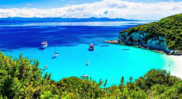 Hemen yanı başımızda bulunan Yunan adaları sıcak yaz günlerinde tatil için en iyi alternatiflerin başında geliyor. Buna karşılık her geçen gün daha fazla popüler hale gelen adalarda tatil buralara artan ilgi nedeniyle gitgide zorlaşıyor. Hem her biri cennetten köşeyi andıran adalarda tatil yapmak hem de kalabalıktan ve karmaşadan uzak olmak isterseniz bu yaz rotayı bu adalardan birine çevirebilirsiniz.