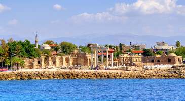 Mavi bayraklı plajları, kaliteli otelleri ve tarihi hazineleriyle Akdeniz’in en sevilen tatil cennetlerinden biri olan Alanya, Antalya merkezine 140 kilometre, uzaklıkta. Altın renkli kumlarla süslü büyüleyici plajlarının yanı sıra Akdeniz ve dünya mutfaklarından lezzetler sunan restoranları, zengin alışveriş olanakları ve eğlence mekanlarıyla da dünyanın her yerinden yüz binlerce turisti misafir eden Alanya, görülmeye değer pek çok güzelliğe sahip.