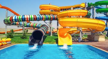 Aqua park denilince kimimizin aklı çocukluğuna gidiyor, kimimizde daha önce gittiğimiz otellerdeki su kaydıraklarını düşünüyoruz. Evet ülkemizin güney kesimlerinde konumlanan otellerin çoğunun havuzunda su kaydırakları var ama tam kapasiteli bir aqua parkın keyfi de bambaşka oluyor. Çocukların çok sevdiği aqua parklar, biz yetişkinlerin de içindeki çocuğu harekete geçirebiliyor. Hadi gel yazın tadını en keyifli şekilde çıkarabileceğin Türkiye’nin en büyük aqua parklarını birlikte inceleyelim.