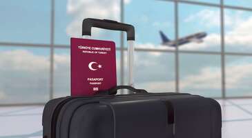 Pandemi tüm dünyada seyahat planlarını alt üst etti. Ülkeler seyahat kurallarında sürekli değişikliğe gidiyor. Hatta sınırlarını yabancılara tamamen kapatan ülkeler bile var. Türkiye, dünyada karantina ya da PCR testi gibi kurallara olmadan ziyaret edilebilen az sayıda ülkeden biri. Türk vatandaşları da test ve karantina kuralları olmadan Sırbistan, Kuzey Makedonya, Arnavutluk, Meksika, Brezilya ve Afganistan’ı ziyaret edebiliyor.