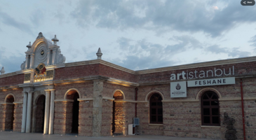 İstanbul ile aramız eskisi gibi değil diyenlerden misin? Bazen İstanbul&rsquo;u değil, karar verme yorgunluğunu taşıyoruz. Kalabalıkta karar vermek zor geliyorsa, rotayı birlikte sadeleştirebiliriz. Her g&uuml;n ge&ccedil;tiğimiz sokaklarda, y&uuml;z&uuml;ne bile bakmadan y&uuml;r&uuml;d&uuml;ğ&uuml;m&uuml;z bir dolu bina ile karşılaşıyoruz. Oysa İstanbul&rsquo;un d&ouml;n&uuml;şen &ccedil;ehresi, bize taş ve sadece bina olmaktan &ccedil;ok daha fazlasını anlatıyor. Sessizliğe g&ouml;m&uuml;lm&uuml;ş end&uuml;striyel miraslar veya yılların yorgunluğunu taşıyan hanlar, artık modern yaşamın en canlı sahnelerine d&ouml;n&uuml;şm&uuml;ş durumda. Bu mek&acirc;nlar, şehrin sadece ge&ccedil;mişini korumuyor; ona taptaze bir gelecek sunuyor. İ&ccedil;erideki atmosferde d&uuml;n&uuml;n izleri ile bug&uuml;n&uuml;n ritmi birbirine karışıyor. İstanbul&rsquo;un kalabalığından ka&ccedil;mak istediğinde, aslında &ccedil;&ouml;z&uuml;m yine onun yenilenen kalbinde saklı. Şimdi kendine şu soruyu sor: İstanbul&rsquo;u ezbere yaşamayı bırakıp, onu bu kez kendi ritminde duymaya var mısın?&nbsp;Belki de &ccedil;&ouml;z&uuml;m, şehrin kalabalığından ka&ccedil;mak değil yenilenen kalbinde kendine bir yer a&ccedil;mak. Not: Bazı noktalara giriş i&ccedil;in İstanbul Senin uygulaması gerekebiliyor. Yola &ccedil;ıkmadan &ouml;nce g&ouml;z atmak iyi olabilir. 1. M&uuml;ze Gazhane / Kadık&ouml;y Hasanpaşa&rsquo;da, 130 yıl boyunca İstanbul&rsquo;un sokaklarını aydınlatmak i&ccedil;in k&ouml;m&uuml;rden havagazı &uuml;reten fabrika, bug&uuml;n şehrin k&uuml;lt&uuml;r enerjisini &uuml;retiyor. M&uuml;ze Gazhane i&ccedil;in Kadık&ouml;y&rsquo;&uuml;n binalar arasında kalan alanın ortasında, İBB Miras&rsquo;ın dokunuşuyla ger&ccedil;ek bir vahaya d&ouml;n&uuml;şt&uuml; diyebiliriz. İklim M&uuml;zesi&rsquo;nden Karikat&uuml;r Evi&rsquo;ne, konser alanlarından &ccedil;alışma at&ouml;lyelerine kadar burası artık yaşayan bir kamp&uuml;s konumunda. Sosyalleşmeyi seviyorsan seveceğinden eminiz. Konum Linki {calismasaatleri}A&ccedil;ık olduğu saatler Haftanın her g&uuml;n&uuml; 10.00-18.00 {/calismasaatleri} {insightBoxStart}Yazar Notu: M&uuml;ze Gazhane&rsquo;yi sadece bir etkinlik alanı olarak g&ouml;rme. Bilgisayarını veya kitabını alıp bah&ccedil;esine gidebilir ve &ccedil;alışabilirsin.{insightBoxEnd} 2. Artİstanbul Feshane / Ey&uuml;psultan Hali&ccedil; kıyılarında, bir zamanlar Osmanlı ordusunun fes ve &ccedil;uha ihtiyacını karşılayan Feshane g&uuml;n&uuml;m&uuml;zde bir dokuma fabrikasından d&uuml;nyanın en &ouml;nemli sanat&ccedil;ılarını ağırlayan devasa bir galeriye d&ouml;n&uuml;şerek varlığını s&uuml;rd&uuml;r&uuml;yor. Tate Modern koleksiyonu gibi uluslararası sergilerin İstanbul&rsquo;daki evi olan Feshane, y&uuml;ksek tavanlı d&ouml;k&uuml;m s&uuml;tunları ve Hali&ccedil;&rsquo;e bakan avlusuyla sanatın "mekanla" nasıl b&uuml;t&uuml;nleştiğinin kanıtı. Sanatla aran iyiyse buraya uğra deriz. Konum Linki {calismasaatleri}A&ccedil;ık olduğu saatler Haftanın her g&uuml;n&uuml; 10.00-20.00 {/calismasaatleri} {insightBoxStart}Yazar Notu: Sergiyi gezdikten sonra arka bah&ccedil;eye, Hali&ccedil; kıyısına &ccedil;ıkan alana da git. &Ouml;zellikle g&uuml;n batımında Altın Boynuz&rsquo;un sularına yansıyan tarihi sil&uuml;et, i&ccedil;erideki sanat eserleri kadar b&uuml;y&uuml;leyici.{insightBoxEnd} 3. Rami K&uuml;t&uuml;phanesi / Ey&uuml;psultan Sessizlik ve odak insanıysan burası tam senlik.&nbsp;250 yıllık Rami Kışlası, askeri ama&ccedil;lı kullanımının ardından yerini bilgi ama&ccedil;lı kullanıma bırakıyor. Ve bu y&ouml;n&uuml;yle de Avrupa&rsquo;nın sayılı k&uuml;t&uuml;phanelerinden biri oluyor. Rami K&uuml;t&uuml;phanesi, sadece kitaplarıyla değil devasa avlusuyla da İstanbul&rsquo;un ortasında bir nefes alanı. Burada geniş bir k&uuml;t&uuml;phane ile birlikte sessiz &ccedil;alışma alanları ve Osmanlı arşiv koleksiyonlarını da bulabilirsin.&nbsp; Konum Linki {calismasaatleri}A&ccedil;ık olduğu saatler F2 &ccedil;alışma salonu haftanın her g&uuml;n&uuml; 7/24 a&ccedil;ık. {/calismasaatleri} {insightBoxStart}Yazar Notu: 0-3 yaş, 6-14 yaş i&ccedil;in ayrı salonlar, y&uuml;ksek lisans ve doktora yapanlar i&ccedil;in de akademi salonları bulunuyor. Bu alanların saatleri ve kullanım kuralları farklılık g&ouml;steriyor. Ayrıca Rami K&uuml;t&uuml;phanesi &uuml;yeliği yaptırırsan &ccedil;eşitli etkinliklere ve k&uuml;t&uuml;phane kullanımına da erişim sağlayabilirsin.{insightBoxEnd} 4. Bulgur Palas / Cerrahpaşa K&uuml;lt&uuml;rel miraslara hayranlığını artıracak bir noktadasın. İstanbul&rsquo;un yedinci tepesinde, Kocamustafapaşa-Cerrahpaşa kesişiminde yer alan ve bir zamanların metruk ve gizemli binası bug&uuml;n kamusal bir alana d&ouml;n&uuml;şt&uuml;r&uuml;lerek kent hafızasını s&uuml;rd&uuml;rmeye devam ediyor. Bir zamanlar Bolu Milletvekili Mehmet Habib Bey&rsquo;in ("Bulgur Kralı") kurduğu hayal, bug&uuml;n halkın en sevdiği seyir teraslarından biri oldu. Ve İstanbul'da en iyi manzara izleme noktalarından biri aslında neresi biliyor musun?&nbsp;Kuleli mimarisiyle bir şatoyu andıran Bulgur Palas. Burası Tarihi Yarımada&rsquo;yı, Marmara Denizi&rsquo;ni ve İstanbul panoramasını g&ouml;rebileceğin bir yer. Konum Linki {calismasaatleri}A&ccedil;ık olduğu saatler Pazartesi g&uuml;nleri kapalı Diğer g&uuml;nler 10.00-19.00 {/calismasaatleri} {insightBoxStart}Yazar Notu: İ&ccedil;eride &ccedil;alışma alanlarının yer aldığı Bulgur Palas&rsquo;ta d&uuml;zenli olarak k&uuml;lt&uuml;rel etkinlikler d&uuml;zenleniyor. Ayrıca i&ccedil;eride &ccedil;ay ve su gibi &uuml;cretsiz ikramlar bulunuyor.{insightBoxEnd} 5. &Ccedil;ubuklu Silolar / Beykoz Petrol Ofisi&rsquo;ne ait eski yakıt tanklarının sanat merkezine d&ouml;n&uuml;şt&uuml;r&uuml;lerek hayata ge&ccedil;irildiği &Ccedil;ubuklu Silolar, d&uuml;nya &ccedil;apında da mimari bir başarıya sahip. Metal siloların cam cephelerle kaplanarak Dijital Sanatlar M&uuml;zesi&rsquo;ne d&ouml;n&uuml;şt&uuml;r&uuml;lmesi doğa, teknoloji ve sanatın f&uuml;t&uuml;ristik bir yaklaşımı d&uuml;nya &ccedil;apında &uuml;ne kavuşturuyor. Boğazın hemen kıyısında, Beykoz&rsquo;un en yeni sembol&uuml; olan &Ccedil;ubuklu Silolar hem bir etkinlik alanı hem de manzara noktası olma &ouml;zelliğine sahip. Konum Linki {calismasaatleri}A&ccedil;ık olduğu saatler Haftanın her g&uuml;n&uuml; 10.00-18.00 {/calismasaatleri} {insightBoxStart}Yazar Notu: Siloların &uuml;zerine &ccedil;ıkarak manzarayı izleyebilir, etkinlik zamanlarına denk gelirsen birbirinden g&uuml;zel sergileri ziyaret edebilirsin. {insightBoxEnd} 6. Yedikule Gazhanesi / Yedikule İstanbul'un tarihi semtlerinde dolaşarak gelebileceğin nadir d&ouml;n&uuml;ş&uuml;mlerden biri. Burası, Tarihi Bizans surlarının hemen yanında, Yedikule Zindanları'nın yanı başında yer alan end&uuml;stri mirası. Gazhanenin hangar yapısı, modernizasyonun yapılmadan ham hali korunarak d&ouml;n&uuml;ş&uuml;m ge&ccedil;irdi. Antik &ccedil;ağın surları ile 19. y&uuml;zyılın sanayi yapısının birleşimi de burayı benzer yapılardan ayırıyor. Konum Linki {calismasaatleri}A&ccedil;ık olduğu saatler Pazartesi g&uuml;nleri hari&ccedil; haftanın her g&uuml;n&uuml; 10.00-19.00 {/calismasaatleri} 7. Santralİstanbul / Ey&uuml;psultan Buluşma mekanı arayanlar burada mı? Santralİstanbul i&ccedil;in T&uuml;rkiye'de end&uuml;striyel d&ouml;n&uuml;ş&uuml;m hikayesinin başladığı yer desek hata olmaz. Osmanlı'nın ilk kent &ouml;l&ccedil;ekli elektrik santrali olan Silahtarağa, şimdilerde enerjisini artık Bilgi &Uuml;niversitesi &ouml;ğrencilerine ve sanatseverlere aktarıyor. Enerji M&uuml;zesi'nin i&ccedil;inde, devasa eski t&uuml;rbinlerin ve kontrol panellerinin arasında dolaşabilirsin. Konum Linki {calismasaatleri}A&ccedil;ık olduğu saatler Haftanın her g&uuml;n&uuml; 08.30-17.00 {/calismasaatleri} 8. Yapı Kredi Bomontiada / Şişli &Ouml;zellikle kentte yaz moduna ge&ccedil;eceğin zaman burayı listene ekle. Tarihi Bomonti Bira Fabrikası&rsquo;nın d&ouml;n&uuml;ş&uuml;m&uuml;, sadece bir binayı değil, t&uuml;m bir semti (Bomonti/Şişli) d&ouml;n&uuml;şt&uuml;rd&uuml;. Burası şehrin "avlu k&uuml;lt&uuml;r&uuml;"n&uuml;n modern temsilcisi. Babylon gibi markalarla m&uuml;ziğin kalbinin attığı, restoranlarıyla gastronominin y&uuml;kseldiği, gen&ccedil; ve yaşayan bir alan konumunda. Konum Linki {calismasaatleri}A&ccedil;ık olduğu saatler Haftanın her g&uuml;n&uuml; 09.00-01.00 {/calismasaatleri} {insightBoxStart}Yazar Notu: 212 Photography ve Ara G&uuml;ler M&uuml;zesi gibi yerleri ziyaret edebilir, İstanbul&rsquo;un pop&uuml;ler restoranlarından The Populist, Monochrome ve Kilimanjaro&rsquo;da yemek molası verebilirsin.{insightBoxEnd} 9. Cendere Sanat / Sarıyer Sarıyer&rsquo;de g&ouml;kdelenlerin ve plazaların g&ouml;lgesinde kalmış, Hamidiye Suları&rsquo;nın eski pompa istasyonu Cendere Sanat da İBB Miras tarafından restore edilerek d&ouml;n&uuml;şt&uuml;r&uuml;len bir yapı. Bah&ccedil;esindeki asırlık &ccedil;ınar ağacıyla ziyaret&ccedil;ilerini karşılayan Cendere Sanat&rsquo;ta sanat galerilerini ziyaret edebilirsin. Burası biraz İstanbul'dan ka&ccedil;ış noktası gibi de hissettirebilir.&nbsp; Konum Linki {calismasaatleri}A&ccedil;ık olduğu saatler Pazartesi g&uuml;nleri hari&ccedil; haftanın her g&uuml;n&uuml; 10.00-18.00 {/calismasaatleri} 10. Taş Mektep / B&uuml;y&uuml;kada Her g&ouml;renin aşık olduğu o yer... Gel bu aşka birlikte bakalım. B&uuml;y&uuml;kada&rsquo;nın tepesinde, uzun yıllar metruk halde bekleyen Kadri Paşa K&ouml;şk&uuml; bir zamanlar okul olarak hizmet verdi. Taş Mektep, şimdi adanın en &ouml;nemli k&uuml;lt&uuml;r ve sergi evi konumunda olan bina Fransız mimarisinin izlerini taşıyor. Heybetli yapısı ve konumunun ada olması, kendisine hayran kalınmayı hak ediyor. Hem adanın tarihine ışık tutan hem de muazzam bir deniz manzarasına sahip olan Taş Mektep ayrıca i&ccedil;indeki İstanbul sergileri ile de g&ouml;r&uuml;lmeli. Konum Linki {calismasaatleri}A&ccedil;ık olduğu saatler Haftanın her g&uuml;n&uuml; 09.00-18.00 {/calismasaatleri} Bug&uuml;n hangisine ihtiyacın var? Sessizlik mi, manzara mı, sanat mı? Karar veremediysen ENUYGUN.com, şehir keşfini planlamak i&ccedil;in yanında. İstanbul&rsquo;u keşfetmeye devam etmek istersen senin i&ccedil;in hazırladığımız en g&uuml;zel yerlerle rotanı planla. İstanbul&rsquo;da gezilecek yerler yazımız bu konuda sana yardımcı olabilir.