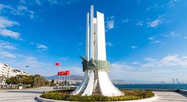 İzmir’in merkezi ve turistik ilçelerinden olan Karşıyaka, her adımda güzellikler sunuyor. Büyüleyici sahilinin yanı sıra tarihi ve kültürel zenginlikleriyle de ünlü Karşıyaka, İzmir’i keşfetmeye başlamak için de ideal bir yer. İlçe canlı sosyal hayatı, kafeleri, şık restoranları ve otelleriyle ön plana çıkıyor.