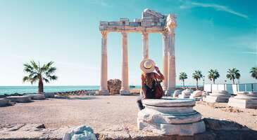 Deniz, kum, güneş ve tarihin bir arada olduğu Side, tüm güzelliği ile her yıl çok sayıda yerli ve yabancı turist ağırlıyor. Side otelleri ve plajları ile yaz aylarındaki yüksek deniz turizmiyle adını duyursa da aslında tarih meraklıları için vazgeçilmez duraklardan biri. Roma Dönemi’ne kadar uzanan eski bir tarihe sahip olan Side, yüzyıllar boyunca birçok medeniyete ev sahipliği yapıyor.