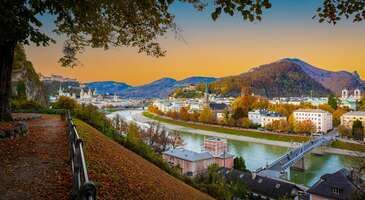 Avusturya’da yer alan Salzburg, tarihî yapıları ve doğal güzellikleri ile her yıl çok sayıda turiste kapılarını açıyor. Barok mimariye sahip binaları, Alp Dağları’nın muhteşem atmosferi ve hareketli şehir hayatı ile Avrupa seyahatlerinin popüler rotaları arasında yer alıyor. Altstadt’ın (Eski Şehir) dar sokaklarında gezebilir, Mirabell Sarayı’nın eşsiz bahçelerinde dolaşabilir, Hohensalzburg Kalesi’ni ziyaret edebilirsin. Hadi Salzburg’a neden gitmen gerektiğine birlikte bakalım.