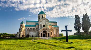 Kutaisi, G&uuml;rcistan'ın tarih&icirc; ve k&uuml;lt&uuml;rel zenginlikleriyle &ouml;ne &ccedil;ıkan b&uuml;y&uuml;leyici bir şehri. UNESCO D&uuml;nya Mirası Listesi'nde yer alan Bagrati Katedrali ve Gelati Manastırı gibi mimari şaheserleri ile &uuml;nl&uuml; Kutaisi, manevi atmosferiyle de g&ouml;r&uuml;lmesi gereken yerler arasında.&nbsp; Şehre yakın Prometheus Mağarası, b&uuml;y&uuml;leyici sarkıt ve dikitleriyle doğa tutkunlarının ilgisini &ccedil;ekerken, Sataplia Doğa Rezervi ise tarih &ouml;ncesinden dinozor izi ve cam terasıyla hem doğa hem tarih meraklıları i&ccedil;in etkileyici bir rota. Zengin tarihi, etkileyici g&uuml;zellikleri ve sıcakkanlı insanlarıyla bilinen Kutaisi&rsquo;de gezilecek yerleri şimdi keşfet!&nbsp; Kutaisi&rsquo;nin neyi meşhur? G&uuml;rcistan'ın en eski şehirlerinden olan Kutaisi, tarihi, k&uuml;lt&uuml;r&uuml; ve doğal g&uuml;zellikleriyle &uuml;nl&uuml;. Bagrati Katedrali ile Gelati Manastırı, UNESCO D&uuml;nya Mirası Listesi'nde yer alıyor ve &ccedil;ok ziyaret ediliyor. Kutaisi, G&uuml;rcistan'ın eski başkenti olması nedeniyle zengin bir k&uuml;lt&uuml;rel mirasa sahip. Doğal g&uuml;zellikleriyle de bilinen Kutaisi, Prometheus Mağarası ve Sataplia Doğa Rezervi gibi yerlerle doğa tutkunlarını kendine &ccedil;ekiyor.&nbsp; Kutaisi&rsquo;ye ne zaman gidilir? Kutaisi'yi ziyaret etmek i&ccedil;in en ideal zamanlar, ilkbahar ve sonbahar ayları. Bu d&ouml;nemlerde şehir, ılıman bir iklime sahip olduğu i&ccedil;in hem tarih&icirc; yerleri gezmek hem de doğal g&uuml;zellikleri keşfetmek olduk&ccedil;a keyifli. İlkbaharda doğanın canlanmasıyla birlikte Kutaisi'nin &uuml;nl&uuml; Prometheus Mağarası ve Sataplia Doğa Rezervi gibi yerleri harika bir atmosfere b&uuml;r&uuml;n&uuml;yor. Sonbaharda ise G&uuml;rcistan'ın &uuml;nl&uuml; &uuml;z&uuml;m bağlarının hasat zamanında şarap turları ve festivallerine katılabilirsin. Kutaisi, yaz aylarında da ziyaret i&ccedil;in uygun, ancak bazen sıcaklıklar &ccedil;ok y&uuml;ksek olabiliyor.&nbsp; Kutaisi&rsquo;de ne yenir? G&uuml;rcistan'ın &uuml;nl&uuml; peynirli ekmeği olan &ldquo;khachapuri&rdquo; ilk sırada geliyor. Kutaisi'de &ouml;zellikle &ldquo;Imeretian khachapuri&rdquo; adı verilen yuvarlak ve peynir dolgulu ekmekler &ccedil;ok seviliyor. Baharatlı ceviz sosuyla hazırlanan bir sebze yemeği olan &ldquo;Pkhali&rdquo; ve cevizle doldurulmuş patlıcan ruloları da şehirde &ccedil;ok pop&uuml;ler.&nbsp; 1. Bagrati Katedrali Kutaisi şehrinin simgelerinden Bagrati Katedrali, G&uuml;rcistan&rsquo;ın da en &ouml;nemli tarih&icirc; yapılarından. 11. y&uuml;zyılda inşa edilen katedral, Orta &Ccedil;ağ G&uuml;rc&uuml; mimarisinin en g&ouml;rkemli &ouml;rneklerinden biri olarak kabul ediliyor. Adını kurucusu Kral Bagrat'tan alan katedral, G&uuml;rcistan'ın altın &ccedil;ağının simgesel bir yapısı.&nbsp; Bagrati Katedrali&rsquo;nin i&ccedil; mekanındaki detaylı taş iş&ccedil;iliği ve freskler de G&uuml;rc&uuml; sanatının inceliklerini yansıtıyor. UNESCO D&uuml;nya Mirası Listesi'nde de yer alan Bagrati Katedrali, hem dini hem de k&uuml;lt&uuml;rel a&ccedil;ıdan b&uuml;y&uuml;k bir &ouml;neme sahip. Katedral, y&uuml;zyıllar boyunca G&uuml;rcistan'ın birleşme ve bağımsızlık m&uuml;cadelesinin sembol&uuml; oldu. G&uuml;n&uuml;m&uuml;zde ise Bagrati Katedrali, restore edilmiş haliyle ziyaret&ccedil;iler ağırlıyor. Katedral, Kutaisi&rsquo;nin y&uuml;ksek bir noktasında ve buradan muhteşem bir Kutaisi manzarası izleyebilirsin.&nbsp; Konum Linki 2. Gelati Manastırı Kutaisi şehrine olduk&ccedil;a yakın olan Gelati Manastırı, &uuml;lkenin en &ouml;nemli dini ve k&uuml;lt&uuml;rel yapılarından biri olarak &ccedil;ok ziyaret ediliyor. 12. y&uuml;zyılda G&uuml;rcistan'ın en &uuml;nl&uuml; krallarından biri olan IV. David (Bilge David) tarafından kurulan manastır, Orta &Ccedil;ağ G&uuml;rc&uuml; mimarisinin en g&uuml;zel &ouml;rneklerinden. UNESCO D&uuml;nya Mirası Listesi'nde yer alan Gelati Manastırı, sadece bir dini merkez olarak değil, aynı zamanda bir eğitim ve bilim merkezi olarak da &uuml;n kazandı. Manastır, G&uuml;rcistan'ın altın &ccedil;ağının en parlak d&ouml;neminde inşa edilmiş, bu nedenle &uuml;lkenin entelekt&uuml;el ve dini hayatında &ouml;nemli bir rol oynamış. Manastır kompleksi, kiliseler, &ccedil;an kulesi, akademi binası ve diğer yapılarıyla sana tarihte keyifli bir yolculuk yaşatacak. Gelati Manastırı&rsquo;nın ana kilisesi olan Meryem Ana Kilisesi de muhteşem freskler ve mozaiklerle s&uuml;slenmiş. Bu freskler, G&uuml;rc&uuml; dini sanatının en g&uuml;zel &ouml;rnekleri arasında kabul ediliyor. Manastırın i&ccedil;inde G&uuml;rcistan'ın &ouml;nemli krallarının ve din adamlarının mezarları da bulunuyor.&nbsp; Konum Linki {insightBoxStart}Yazar Notu: Gelati Manastırı&rsquo;nın &ccedil;evresindeki doğal g&uuml;zellikleri de y&uuml;r&uuml;y&uuml;şlerle keşfedebilir, tarih ve sanatın birleştiği unutulmaz bir deneyim yaşayabilirsin.{insightBoxEnd} 3. Prometheus Mağarası Kutaisi&rsquo;nin en etkileyici doğa harikalarından biri olan Prometheus Mağarası, G&uuml;rcistan'ın en b&uuml;y&uuml;k mağaralarından biri. Mağara, etkileyici sarkıt ve dikitleriyle seni b&uuml;y&uuml;leyecek. Prometheus Mağarası, yaklaşık 1,5 kilometrelik y&uuml;r&uuml;y&uuml;ş parkuruna sahip ve rehberler eşliğinde gezilebiliyor. Renkli ışıklandırmalarla aydınlatılan devasa mağara salonları, yer altı g&ouml;lleri ve nehirlerle birleşerek eşsiz bir atmosfer yaratıyor. Prometheus Mağarası'nın keşfi, doğal g&uuml;zelliklerin yanı sıra bilimsel a&ccedil;ıdan da b&uuml;y&uuml;k &ouml;nem taşıyor. Mağara, jeolojik araştırmalar a&ccedil;ısından dikkat &ccedil;ekici bir nokta haline gelmiş durumda. Prometheus Mağarası, hem doğa hem de tarih ve mitoloji meraklıları i&ccedil;in mutlaka g&ouml;r&uuml;lmesi gereken bir yer. Mağara turunun sonunda, yer altı nehrinde yapılan tekne gezisi de turistlerin &ccedil;ok ilgisini &ccedil;eken bir etkinlik.&nbsp; Konum Linki {insightBoxStart}Yazar Notu: Prometheus Mağarası, adını Yunan mitolojisindeki Prometheus efsanesinden alıyor. Efsaneye g&ouml;re Tanrılardan ateşi &ccedil;alıp insanlara veren Prometheus, cezalandırılarak bir kayaya zincirlenmiş. G&uuml;rcistan mitolojisinde bu olayın mağarada ge&ccedil;tiğine inanılıyor.{insightBoxEnd} 4. Sataplia Doğa Rezervi Kutaisi gezinde keşfe &ccedil;ıkabileceğin Sataplia Doğa Rezervi, b&uuml;y&uuml;leyici doğal g&uuml;zellikleri ve tarih&icirc; zenginlikleriyle &uuml;nl&uuml;. Sataplia, adını "bal" anlamına gelen G&uuml;rc&uuml;ce "sataplia" kelimesinden alıyor. &Ccedil;&uuml;nk&uuml; b&ouml;lgede ge&ccedil;mişte yaban arılarının yoğun olarak bulunduğu biliniyor. Sataplia, yemyeşil ormanları, mağaraları ve &ouml;zellikle dinozor ayak izleriyle &uuml;nl&uuml;. Dinozor ayak izleri, bilimsel ve tarih&icirc; a&ccedil;ıdan b&uuml;y&uuml;k &ouml;neme sahip ve milyonlarca yıl &ouml;ncesine ait olduğu i&ccedil;in hem yetişkinlere hem de &ccedil;ocuklara tarih &ouml;ncesi d&ouml;nemi keşfetme imk&acirc;nı tanıyor. Koruma alanı i&ccedil;inde bulunan Sataplia Mağarası da renkli ışıklandırmalarla aydınlatılmış sarkıt ve dikitlerle etkileyici bir g&ouml;rsel ş&ouml;len sunuyor. Mağaranın dışında camdan yapılmış panoramik terasından da kartpostal g&uuml;zelliğinde doğa manzaraları izleyebilirsin. Konum Linki 5. Rioni Nehri G&uuml;rcistan'ın en eski ve &ouml;nemli şehirlerinden olan Kutaisi, Rioni Nehri'nin doğusunda yer alıyor. Rioni Nehri, &uuml;lkenin Karadeniz'e doğru uzanan en b&uuml;y&uuml;k nehirlerden ve tarihi boyunca b&ouml;lgedeki hayatı canlandırmış. Antik &ccedil;ağlarda &ldquo;Phasis&rdquo; olarak bilinen nehir, &ccedil;evresindeki verimli toprakları ve doğal g&uuml;zellikleri ile b&ouml;lge halkı i&ccedil;in hem ekonomik hem de k&uuml;lt&uuml;rel bir hazine. Kutaisi'nin &ouml;nemli bir turistik yeri de olan Rioni Nehri, şehre benzersiz bir manzara katarken, aynı zamanda tarım ve enerji &uuml;retimi gibi &ccedil;eşitli alanlar i&ccedil;in de kullanılıyor.&nbsp; Rioni Nehri, aynı zamanda tarih&icirc; ve mitolojik &ouml;nemiyle de dikkat &ccedil;ekiyor. Antik Yunan mitolojisinde Altın Post'un arandığı Kolhis b&ouml;lgesinden ge&ccedil;en nehir, Yason ve Argonotlar efsaneleriyle ilişkilendiriliyor. Rioni Nehri &ccedil;evresinde y&uuml;r&uuml;y&uuml;ş yaparak, tarih&icirc; k&ouml;pr&uuml;leri ve g&uuml;zel manzarayı izleyerek harika fotoğraflar &ccedil;ekebilirsin.&nbsp; Konum Linki 6. Motsameta Manastırı Kutaisi şehrine yakın konumdaki Motsameta Manastırı, Rioni Nehri'nin yanı başında yer alan b&uuml;y&uuml;leyici bir dini yapı. Manastır, 8. y&uuml;zyılda inşa edilmiş ve G&uuml;rc&uuml; Ortodoks Kilisesi i&ccedil;in b&uuml;y&uuml;k bir &ouml;neme sahip. Adı, G&uuml;rc&uuml;cede "şehitler" anlamına gelen "Motsameta", manastırın kuruluş hikayesine atıfta bulunuyor. Rivayete g&ouml;re Motsameta Manastırı, Arap işgalcilere karşı direnen ve inan&ccedil;ları uğruna şehit edilen iki G&uuml;rc&uuml; prensin anısına inşa edilmiş. Bu hikaye, manastırı G&uuml;rc&uuml; halkı i&ccedil;in bir inan&ccedil; ve direniş sembol&uuml; haline getirmiş durumda.&nbsp; Motsameta Manastırı, sarp kayalıklar &uuml;zerine kurulmuş ilgin&ccedil; mimarisi, etkileyici manzarası ve huzur dolu atmosferiyle kendine hayran bırakıyor. Geleneksel G&uuml;rc&uuml; kilise mimarisinin tipik &ouml;zelliklerini taşıyan manastırın i&ccedil; mekanı da sadel ve zarafeti bir araya getiriyor. Motsameta Manastırı, hem dini bir hac noktası hem de tarih ve doğa meraklıları i&ccedil;in eşsiz bir yer. Konum Linki {insightBoxStart}Yazar Notu: Motsameta Manastırı&rsquo;nın en &ouml;nemli &ouml;zelliklerinden biri de şehit prenslerin kemiklerinin saklandığına inanılan yer olması. Yerel inanışa g&ouml;re bu kemiklerin etrafında &uuml;&ccedil; kez dolaşan kişilerin dileklerinin kabul olduğuna inanılıyor.{insightBoxEnd} 7. Okatse Kanyonu Kutaisi şehri yakınlarındaki İmereti b&ouml;lgesinde bulunan g&ouml;rkemli Okatse Kanyonu, doğa tutkunları ve macera sevenlerin ilk uğraması gereken yerlerden. Okatse Kanyonu, yaklaşık 2 kilometre uzunluğunda ve 50 metre derinliğinde, ayrıca yemyeşil ormanlar ve şelalelerle &ccedil;evrili. Kanyonu keşfetmek i&ccedil;in inşa edilen cam y&uuml;r&uuml;y&uuml;ş yolu, nefes kesen bir manzara sunuyor. G&uuml;rcistan&rsquo;ın doğal mirasının bir par&ccedil;ası olarak Okatse Kanyonu, sadece halkın değil, aynı zamanda turistlerin de ilgisini &ccedil;eken bir cazibe merkezi haline gelmiş durumda.&nbsp; Okatse Kanyonu, aynı zamanda ekoturizme yaptığı katkılarla da dikkat &ccedil;ekiyor. B&ouml;lgedeki patikalar, y&uuml;r&uuml;y&uuml;ş yolları ve g&ouml;zlem platformları, doğayla uyum i&ccedil;inde tasarlanmış ve kanyonun ekosistemine zarar vermeden ziyaret&ccedil;ilere unutulmaz bir deneyim yaşatıyor. Okatse Kanyonu&rsquo;nda d&uuml;zenlenen doğa y&uuml;r&uuml;y&uuml;şlerine katılabilir ve &ccedil;evredeki k&ouml;ylerde sunulan geleneksel G&uuml;rc&uuml; yemeklerini deneyebilirsin. Konum Linki 8. Kutaisi Tarih M&uuml;zesi G&uuml;rcistan'ın tarih&icirc; ve k&uuml;lt&uuml;rel mirasını keşfetmek isteyenler i&ccedil;in Kutaisi Tarih M&uuml;zesi, harika bir yer. 1921 yılında kurulan m&uuml;ze, G&uuml;rcistan'ın en eski ve en &ouml;nemli m&uuml;zelerinden biri olarak kabul ediliyor. Kutaisi Tarih M&uuml;zesi, antik &ccedil;ağlardan modern d&ouml;neme kadar uzanan kapsamlı bir koleksiyona ev sahipliği yapıyor. Sergilenen eserler arasında ise arkeolojik buluntular, etnografik objeler, dini el yazmaları, madeni paralar ve değerli sanat eserleri bulunuyor. Bu zengin koleksiyon, G&uuml;rcistan'ın tarih boyunca farklı medeniyetler ve k&uuml;lt&uuml;rlerle olan etkileşimini g&ouml;zler &ouml;n&uuml;ne seriyor.&nbsp; Kutaisi Tarih M&uuml;zesi, yaklaşık 150.000'den fazla eseri ile ziyaret&ccedil;ileri G&uuml;rcistan'ın zengin tarihinde unutulmaz bir yolculuğa &ccedil;ıkarıyor ve &ouml;zellikle Kolhis Krallığı'na ait kalıntılar ve altın objeler &ccedil;ok ilgi g&ouml;r&uuml;yor. G&uuml;rcistan'ın Hristiyanlık tarihini yansıtan dini eserler ve el yazmaları da m&uuml;zenin en değerli par&ccedil;aları arasında. Konum Linki 9. Kutaisi Botanik Bah&ccedil;esi Kutaisi Botanik Bah&ccedil;esi, doğa ve fotoğraf&ccedil;ılık tutkunları i&ccedil;in b&uuml;y&uuml;leyici bir turistik yer. 19. y&uuml;zyılda kurulan botanik bah&ccedil;esi, biyolojik &ccedil;eşitliliğiyle dikkat &ccedil;ekiyor. Yaklaşık 200 hektarlık bir alanı kaplayan Kutaisi Botanik Bah&ccedil;esi, yerel ve egzotik bitki t&uuml;rlerinin sergilendiği bir a&ccedil;ık hava m&uuml;zesi olarak hizmet veriyor. Bah&ccedil;e, hem bilimsel &ccedil;alışmalara hem de ziyaret&ccedil;ilerin doğanın g&uuml;zelliklerini keşfetmesine olanak tanıyor. G&uuml;rcistan'ın zengin bitki &ouml;rt&uuml;s&uuml;n&uuml;n yanı sıra farklı kıtalardan getirilen bitki t&uuml;rleri, bah&ccedil;eyi daha da &ouml;zel kılıyor. Kutaisi Botanik Bah&ccedil;esi&rsquo;nin doğa y&uuml;r&uuml;y&uuml;ş&uuml; yapmayı sevenler i&ccedil;in ideal olan parkurlarında g&uuml;zel manzaralar eşliğinde keyifli y&uuml;r&uuml;y&uuml;şlere &ccedil;ıkabilirsin. Bah&ccedil;enin sakin ortamı da hem halk hem de turistler i&ccedil;in pop&uuml;ler bir ka&ccedil;ış noktası. Konum Linki 10. Kutaisi Sinagogu G&uuml;rcistan&rsquo;ın zengin k&uuml;lt&uuml;rel ve dini &ccedil;eşitliliğini keşfetmek isteyenler, Kutaisi Sinagogu&rsquo;na da uğrayabilir. 1885 yılında inşa edilen sinagog, G&uuml;rcistan'daki en eski ve en b&uuml;y&uuml;k Yahudi ibadethanelerinden biri. Kutaisi'deki Yahudi topluluğunun varlığı, sinagogun mimarisi ve i&ccedil; dekorasyonunda da g&ouml;r&uuml;lebilen derin bir k&uuml;lt&uuml;rel mirası yansıtıyor. Kutaisi Sinagogu, sade dış tasarımıyla dikkat &ccedil;ekerken, i&ccedil;erideki ayrıntılı el iş&ccedil;iliği, renkli vitray pencereler ve ahşap oymalarıyla da ziyaret&ccedil;ileri etkiliyor. Sinagog, G&uuml;rcistan Yahudilerinin dini ve sosyal yaşamının merkezi olmuş ve g&uuml;n&uuml;m&uuml;zde de tarih&icirc; bir anıt olarak b&uuml;y&uuml;k bir &ouml;neme sahip. Kutaisi Sinagogu, sadece bir ibadet mek&acirc;nı değil, aynı zamanda G&uuml;rcistan'ın &ccedil;ok k&uuml;lt&uuml;rl&uuml; yapısının bir sembol&uuml;. Sinagogun i&ccedil;inde G&uuml;rcistan Yahudilerinin ge&ccedil;mişini ve geleneklerini yansıtan &ccedil;eşitli dini objeler ve belgeler sergileniyor. Sinagog, hala aktif olarak kullanılıyor ve yerel Yahudi topluluğuna hizmet veriyor. G&uuml;rcistan'ın zengin dini ve k&uuml;lt&uuml;rel mozaiğini keşfetmek isteyenler i&ccedil;in Kutaisi Sinagogu, mutlaka g&ouml;r&uuml;lmesi gereken bir nokta. Konum Linki {{campaignsSlider}} 11. Kutaisi Pazarı Şehrin kalbinde yer alan Kutaisi pazarı, &uuml;lkenin canlı k&uuml;lt&uuml;rel dokusunu yansıtan bir alışveriş ve sosyalleşme merkezi. Halk arasında "Bazar" adıyla bilinen Kutaisi pazarı, g&uuml;nl&uuml;k yaşamın bir par&ccedil;ası olarak hem halk hem de turistler i&ccedil;in b&uuml;y&uuml;k bir &ouml;neme sahip. Pazarda taze meyve ve sebzelerden baharatlara, ev yapımı şaraplardan geleneksel G&uuml;rc&uuml; tatlarına kadar her t&uuml;rl&uuml; &uuml;r&uuml;n&uuml; bulmak m&uuml;mk&uuml;n. &Ouml;zellikle G&uuml;rcistan mutfağının vazge&ccedil;ilmezi olan sulguni peyniri, cevizli tatlılar ve baharat karışımları, pazarı ziyaret edenlerin aldığı en pop&uuml;ler &uuml;r&uuml;nler arasında. Pazarda geleneksel el iş&ccedil;iliği &uuml;r&uuml;nleri ve hediyelik eşyalar da turistlerin ilgisini &ccedil;ekiyor. Konum Linki {insightBoxStart}Yazar Notu: Kutaisi pazarı, sadece alışveriş i&ccedil;in bir yer değil, aynı zamanda ziyaret&ccedil;ilerin G&uuml;rcistan'ın k&uuml;lt&uuml;rel &ccedil;eşitliliğini ve yerel yaşam tarzını anlamak i&ccedil;in de harika bir ortama sahip.{insightBoxEnd} 12. Colchis &Ccedil;eşmesi Kutaisi şehrinin merkezinde yer alan etkileyici Colchis &Ccedil;eşmesi, g&ouml;rkemli tasarımı ve tarih&icirc; g&ouml;ndermeleriyle dikkat &ccedil;eken bir sanat eseri. Şehrin ana meydanında hemen dikkatini &ccedil;ekecek Colchis &Ccedil;eşmesi, G&uuml;rcistan'ın antik Kolhis Krallığı'na (Colchis) atıfta bulunuyor. &Ccedil;eşmenin &uuml;zerinde Kolhis k&uuml;lt&uuml;r&uuml;ne ait altın objelerin b&uuml;y&uuml;t&uuml;lm&uuml;ş replikaları sergileniyor. Bu objeler, G&uuml;rcistan'ın zengin arkeolojik ve k&uuml;lt&uuml;rel mirasını sembolize ediyor. Heybetli g&ouml;r&uuml;nt&uuml;s&uuml; ve detaylı iş&ccedil;iliğiyle &uuml;nl&uuml; olan Colchis &Ccedil;eşmesi, hem modern sanatın hem de tarih&icirc; unsurların m&uuml;kemmel bir birleşimini temsil ediyor ve Kutaisi'nin en dikkat &ccedil;ekici simgelerinden biri olarak g&ouml;r&uuml;lmeye değer. Konum Linki 13. Kutaisi Devlet Opera ve Bale Tiyatrosu G&uuml;rcistan'ın k&uuml;lt&uuml;rel ve sanatsal yaşamının en &ouml;nemli merkezlerinden biri de Kutaisi Devlet Opera ve Bale Tiyatrosu. 1969 yılında inşa edilen g&ouml;rkemli yapı, Kutaisi'nin tam kalbinde yer alıyor ve hem mimarisiyle hem de sunduğu zengin programla dikkat &ccedil;ekiyor. Tiyatro binası, G&uuml;rcistan'ın geleneksel ve modern unsurlarını bir araya getiren zarif tasarımıyla g&ouml;z kamaştırıyor. Tiyatronun i&ccedil; mek&acirc;nı ise geniş sahnesi, etkileyici akustiği ve detaylı s&uuml;slemeleriyle sanat tutkunlarına unutulmaz bir atmosfer sunuyor. Kutaisi Devlet Opera ve Bale Tiyatrosu, G&uuml;rcistan'ın opera, bale ve klasik m&uuml;zik alanındaki en prestijli performanslarına ev sahipliği yapıyor. Konum Linki {insightBoxStart}Yazar Notu: Tiyatro, &ouml;zellikle G&uuml;rc&uuml; halk m&uuml;ziği ve dans temalarıyla zenginleştirilen performanslarla yerel k&uuml;lt&uuml;r&uuml; tanımak i&ccedil;in eşsiz bir fırsat sunuyor.{insightBoxEnd} {insightBoxStart}İpucu:&nbsp;ENUYGUN&rsquo;dan kolayca u&ccedil;ak bileti alabilir, dilediğin yeri uygun fiyatlarla keşfedebilirsin. Şimdi seyahatinin ilk adımı olan&nbsp;Kutaisi u&ccedil;ak bileti&nbsp;almak i&ccedil;in tıkla.{insightBoxEnd} {flight_search_form_banner} &nbsp; 14. Kutaisi Şehir Parkı Şehrin merkezindeki Kutaisi Şehir Parkı, doğayla i&ccedil; i&ccedil;e vakit ge&ccedil;irmek isteyenler i&ccedil;in ideal bir ka&ccedil;ış noktası. Park, yemyeşil alanları, yaşlı ağa&ccedil;ları ve sakin atmosferiyle hem halkın hem de turistlerin sık sık ziyaret ettiği bir yer. Kalabalıktan ka&ccedil;mak isteyenler i&ccedil;in bir nefes alma alanı sunan Kutaisi Şehir Parkı, aynı zamanda piknik, y&uuml;r&uuml;y&uuml;ş ve &ccedil;ocuklar i&ccedil;in oyun alanlarıyla da geniş olanaklar sağlıyor. Kutaisi Şehir Parkı, aynı zamanda &ouml;nemli sosyal ve k&uuml;lt&uuml;rel etkinliklere de ev sahipliği yapıyor. Parkta d&uuml;zenlenen festivaller, konserler ve diğer yerel etkinliklere katılarak şehrin k&uuml;lt&uuml;rel yaşamının tadını &ccedil;ıkarabilirsin. Konum Linki 15. Okros Chardakhi (Altın Saray) Zengin k&uuml;lt&uuml;rel mirası ve etkileyici mimarisiyle &uuml;nl&uuml; Kutaisi&rsquo;nin &ouml;nemli tarih&icirc; yapılardan biri olan Okros Chardakhi (Altın Saray), G&uuml;rcistan'ın kraliyet ge&ccedil;mişine ışık tutuyor. Saray, 18. y&uuml;zyılda Kral Solomon d&ouml;neminde inşa edilmiş ve kraliyet ailesinin Kutaisi'deki konutlarından biri. Okros Chardakhi, G&uuml;rc&uuml; mimarisinin zarif detaylarını ve d&ouml;nemin ihtişamını yansıtan g&uuml;zel bir &ouml;rnek. G&uuml;n&uuml;m&uuml;zde ise saray, hem mimari g&uuml;zelliği hem de tarih&icirc; &ouml;nemiyle Kutaisi'yi ziyaret edenlerin ilgisini &ccedil;eken bir cazibe merkezi. Okros Chardakhi, aynı zamanda G&uuml;rcistan tarihinde &ouml;nemli olaylara tanıklık etmiş. &Uuml;lkenin ge&ccedil;mişin izlerini hissetmek ve G&uuml;rc&uuml; k&uuml;lt&uuml;r&uuml;n&uuml;n derinliklerini keşfetmek isteyenler i&ccedil;in Okros Chardakhi, harika bir durak. Konum Linki 16. David Kakabadze G&uuml;zel Sanatlar Galerisi Kutaisi merkezindeki David Kakabadze G&uuml;zel Sanatlar Galerisi, G&uuml;rcistan'ın sanat ve k&uuml;lt&uuml;r yapısının &ouml;nemli noktalarından biri. 1976 yılında a&ccedil;ılan galeri, &uuml;nl&uuml; G&uuml;rc&uuml; ressam ve avangart sanat&ccedil;ı David Kakabadze'nin adını taşıyor. Sanat&ccedil;ı, modernizm ile geleneksel G&uuml;rc&uuml; sanatı arasında k&ouml;pr&uuml; kuran &ccedil;alışmalarıyla tanınıyor ve galeride onun eserlerinin yanı sıra &ccedil;ağdaş G&uuml;rc&uuml; sanat&ccedil;ıların eserlerine de yer veriliyor. Resim, heykel, grafik sanatlar ve diğer g&ouml;rsel sanat dallarını kapsayan galerinin sergileri, geniş bir koleksiyona sahip. Burada G&uuml;rcistan'ın zengin sanat d&ouml;nemine tanıklık edebilir ve &uuml;lkenin k&uuml;lt&uuml;rel dokusunu daha yakından tanıyabilirsin. Galeri, sadece sergiler değil, d&uuml;zenlenen at&ouml;lye &ccedil;alışmaları, seminerler ve k&uuml;lt&uuml;rel etkinliklerle de sanat tutkunlarını kendine &ccedil;ekiyor.&nbsp; Konum Linki 17. Kutaisi G&uuml;rc&uuml; Sporları M&uuml;zesi G&uuml;rcistan'ın spor tarihine ışık tutan Kutaisi G&uuml;rc&uuml; Sporları M&uuml;zesi, &ouml;nemli bir k&uuml;lt&uuml;rel merkez. M&uuml;ze, G&uuml;rc&uuml; sporcuların ulusal ve uluslararası arenada elde ettikleri başarıları sergileyerek &uuml;lkenin spor mirasını g&ouml;zler &ouml;n&uuml;ne seriyor. M&uuml;zede futbol, ​​g&uuml;reş, basketbol ve halter gibi pop&uuml;ler spor dallarına dair hatıralar, &ouml;d&uuml;ller, kupalar, fotoğraflar ve belgelerle dolu zengin koleksiyonu inceleyebilirsin. M&uuml;zede ayrıca G&uuml;rcistan'ın spor tarihinde iz bırakmış olan &uuml;nl&uuml; sporculara dair ayrıntılı bilgiler de yer alıyor. Sporun G&uuml;rcistan'daki &ouml;nemi ve G&uuml;rc&uuml; sporunun gelişimini g&ouml;rmek isteyenler i&ccedil;in Kutaisi G&uuml;rc&uuml; Sporları M&uuml;zesi, mutlaka ziyaret edilmesi gereken &ouml;zel bir yer. Konum Linki 18. Tetra Mağarası Kutaisi'nde doğa tutkunlarının keşfedebileceği &ouml;zel yerlerden olan Tetra Mağarası, G&uuml;rcistan'ın doğal g&uuml;zelliklerini g&ouml;rmek i&ccedil;in g&uuml;zel bir nokta. Etkileyici mağara, &ouml;zellikle jeolojik yapısı ve doğal oluşumlarıyla kendine hayran bırakıyor. Tetra Mağarası, sarkıt ve dikitleriyle g&ouml;z kamaştırıcı bir d&uuml;nya sunarken, mağaranın derinliklerinde gizlenen doğal oluşumlar ve karstik yapılar da b&ouml;lgenin jeolojik zenginliğini g&ouml;zler &ouml;n&uuml;ne seriyor. G&uuml;rcistan'da macera arayanların da sık&ccedil;a ziyaret ettiği mağara, yıl boyunca serin havasıyla dikkat &ccedil;ekiyor ve sıcak yaz aylarında bir sığınak oluyor. Tetra Mağarası, aynı zamanda y&uuml;r&uuml;y&uuml;ş parkurlarıyla da &ouml;ne &ccedil;ıkıyor. Mağarayı rehberli turlarla ziyaret ederek hem mağaranın tarih&icirc; ve jeolojik yapısı hakkında bilgi edinebilir hem de muhteşem doğa manzaralarının tadını &ccedil;ıkarabilirsin.&nbsp;&nbsp; Konum Linki G&uuml;rcistan&rsquo;ın meşhur yemekleri i&ccedil;in G&uuml;rcistan&rsquo;da ne yenir yazımıza g&ouml;z atabilirsin.