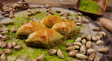 Gezginler yaşamak i&ccedil;in yiyenler ve yemek i&ccedil;in yaşayanlar olmak &uuml;zere ikiye ayrılır. Eğer siz de ikinci gruptansanız, &uuml;lkemizin farklı b&ouml;lgelerinden kendine &ouml;zg&uuml; lezzetleriyle bilinen bu şehirleri mutlaka g&ouml;r&uuml;n. 1- Kumru, boyoz ve midyenin şehri İzmir Ege'nin ve &uuml;lkemizin en fazla ziyaret&ccedil;i &ccedil;eken şehirlerinden İzmir'de balıklardan taze Ege otlarına lezzet konusunda neredeyse sonsuz se&ccedil;enek gezginleri bekliyor. Şehirde bu konuda en &uuml;nl&uuml; alternatiflerlerden bazıları ise sabahları İzmir sokaklarında dolaşırken kokusunu duyabileceğiniz boyoz, &Ccedil;eşme gibi tatil beldelerinde de &ccedil;ok pop&uuml;ler olan boyoz ve &ouml;zellikle akşam saatlerinde şehrin vazge&ccedil;ilmezleri arasında yerini alan midye. Peki, şehirde bu tatların en iyisini nerelerde bulunur? Bu sorunun yanıtı ve ve daha fazlası i&ccedil;in İzmir'de tatmanız gereken 7 lezzet yazımıza g&ouml;z atın. İzmir aynı zamanda neredeyse t&uuml;m yıl uygun fiyatlarla u&ccedil;ak bileti bulunabilecek yerlerden biri. İlk fırsatta rotanızı İzmir'e &ccedil;evirmek isterseniz tıklayın ve en uygun İzmir u&ccedil;ak biletlerini karşılaştırın! {flight_search_form_banner} 2- İskender, pideli k&ouml;fte ve kestane şekeriyle Bursa &Uuml;lkemizde lezzet konusunda akla gelen ilk şehirlerden biri olan Bursa'ya geldiğinizde de tadabileceğiniz lezzetlerin sayısı hayli fazla. Şehirde sabahlar genelde taze ve &ccedil;ıtır &ccedil;ıtır susamlı &ccedil;ubuklarla başlıyor ve İskender kebap, pideli k&ouml;fte ve Kemalpaşa tatlısıyla devam ediyor. Eğer şehre kış aylarında gelirseniz, Uludağ'a &ccedil;ıkarak sucuk ekmek keyfi de yapabilirsiniz. Kestane şekeri i&ccedil;in ise Kafkas veya Kardelen gibi Bursa'nın en &uuml;nl&uuml; yerlerinden birini se&ccedil;erek sevdiklerinize hediye alabilirsiniz. Bursa'da deneyebileceğiniz meşhur tatlardan bazıları i&ccedil;in Bursa'da mutlaka tatmanız gereken 10 lezzet yazımıza g&ouml;z atın. Şehirde nefis lezzetleri tadarken g&ouml;rebileceğiniz yerleri ise Bursa'da gezilecek yerler galerimizde keşfedebilirsiniz. 3- Mantı ve pastırmaya doymak i&ccedil;in Kayseri Eğer tam bir mantı severseniz d&uuml;nya &uuml;zerinden gelmeniz gereken yer Kayseri'den başkası değil. Şehirde klasik mantıdan yağ mantısına bu benzersiz yemeğin farklı &ccedil;eşitlerini tatmak m&uuml;mk&uuml;n. Kayseri'de lezzet denince hemen herkesin akına mantılar gelse de şehir pastırma ve sucuk konusunda da olduk&ccedil;a iddialı. Tarihi Kayseri Kalesi ve &ccedil;evresinde yapacağınız bir gezintiden sonra &ccedil;arşıdan pastırma ve sucuk alarak Kayseri turunuza devam edebilirsiniz. Şehirde yaşayan yakınlarınız varsa, dayanılmaz Kayseri lezzetlerini bahane ederek onları da g&ouml;rmek i&ccedil;in hemen tıklayın ve Kayseri u&ccedil;ak bileti fırsatlarını yakalayın. Kayseri'de kalenin dışında g&ouml;rmeniz gereken en &ouml;nemli yer ve yapıların listesi ise Kayseri'de gezilecek yerler galerimizde. 4- Kebap ve baklavalarla yaşayan şehir Gaziantep&nbsp; Yurdumuzda lezzetli yemekleri tatmak i&ccedil;in gelebileceğiniz &ccedil;ok sayıda yer olsa da Gaziantep'in bu konuda &ccedil;ok farklı ve &ouml;zel bir yeri var. Adı her zaman leziz kebaplar ve baklavalarla birlikte anılan şehir sadece &uuml;lkemizden değil, Avrupa'nın ve d&uuml;nyanın farklı b&ouml;lgelerinden efsanevi tatları denemek isteyenleri &ccedil;ekiyor. Gaziantep'te sabahları g&uuml;ne Orkide Pastanesi'nin tadı dillere destan katmeriyle leziz bir başlangı&ccedil; yapabilir ve daha sonra İmam &Ccedil;ağdaş'ın kebaplarıyla kendinize ziyafet &ccedil;ekebilirsiniz. Yemekten sonra sıra tatlıya geldiğinde ise yine İmam &Ccedil;ağdaş'ın baklavaları veya Zeki İnal'ın ş&ouml;biyetiyle m&uuml;kemmel bir kapanış yapmayı unutmayın. B&ouml;lgenin en az lezzetleri kadar zengin tarihinde yolculuğa &ccedil;ıkmak isterseniz Zeugma M&uuml;zesi ve Bakırcılar &Ccedil;arşısı gibi yerleri dolaşabilirsiniz. Gaziantep'te k&uuml;şleme, beyran ve meyan şerbeti gibi geleneksel lezzetlerle ilgili işinize yaracak detayları yazımızda bulabilirsiniz. Şehrin tarihi yerlerini dolaşırken Gaziantep'in t&uuml;m bu lezzetlerini tek tek denemek isteyenler ise şehre u&ccedil;uracak biletlere g&ouml;z atabilirler. 5- Hamsinin ve mısır ekmeğinin başkenti Trabzon Serin yaylalar arasında, yemyeşil doğanın i&ccedil;inde bir tatilin hayalini kuruyorsanız bunun i&ccedil;in Karadeniz'den daha iyi bir yer bulmanız olduk&ccedil;a zor. Bir de &uuml;zerine mısır ekmeğinin mis gibi kokusunu, hamsili pilavı veya buğulamayı eklerseniz elinizde Karadeniz tatili i&ccedil;in fazlasıyla yeterli bahane olacaktır. Trabzon'dan başlayarak Rize ve Artvin gibi yeşilin her tonunu g&ouml;zler &ouml;n&uuml;ne seren bir yolculuğa &ccedil;ıkabilir veya sadece hafta sonu tatili i&ccedil;in şehre gelerek S&uuml;mela Manastırı gibi tarihi yerleri g&ouml;rebilirsiniz. Şehirde g&ouml;r&uuml;lmesi gereken başlıca yerler, yapılar ve yapılacak şeyler i&ccedil;in Trabzon şehir rehberimize mutlaka g&ouml;z atın. Şehre bu d&ouml;nemde en uygun u&ccedil;ak bileti fırsatları i&ccedil;inse hemen Trabzon u&ccedil;ak bileti karşılaştırması yapabilirsiniz.