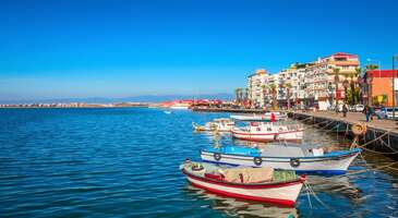 Türkiye’nin turizm konusunda en gelişmiş şehirlerinden biri olan Balıkesir, Ege ve Marmara Denizi kıyılarındaki mavi bayraklı plajları, Kaz Dağları’nın tertemiz havası, doğal güzellikleri ve ünlü tabiat parklarıyla herkes için farklı hazineler gizliyor. Antik dönemlerden beri kullanılan şifalı kaplıcalarıyla günümüzde de önemli bir sağlık turizmi merkezi olan Balıkesir, binlerce yıllık uzun tarihlere sahip antik kentleriyle ise tarih ve kültür turlarının değişmez adresleri arasında.