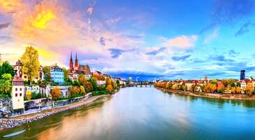 Basel, İsvi&ccedil;re&rsquo;nin k&uuml;lt&uuml;rel ve tarihi zenginliklerle dolu b&uuml;y&uuml;leyici bir şehri. Ren Nehri&rsquo;nin iki yakasına yayılan Basel, sanat, tarih ve doğanın uyum i&ccedil;inde bir araya geldiği &ouml;zel bir destinasyon. D&uuml;nyaca &uuml;nl&uuml; m&uuml;zeleri, Orta &Ccedil;ağ&rsquo;dan kalma mimarisi, renkli pazarları ve nehir manzaralarıyla &uuml;nl&uuml; Basel, her t&uuml;rden insana hitap ediyor.&nbsp; Sanat tutkunları i&ccedil;in Kunstmuseum ve Fondation Beyeler gibi &ouml;nemli sanat merkezleri, tarih meraklıları i&ccedil;in Basel Katedrali ve eski şehir b&ouml;lgesi, doğa tutkunları i&ccedil;in ise Ren Nehri kıyısındaki huzur dolu parklar keşfedilmeyi bekliyor. Unutulmaz bir seyahat deneyimi i&ccedil;in Basel&rsquo;in en g&uuml;zel yerlerini şimdi keşfet! Basel&rsquo;in neyi meşhur? Basel, İsvi&ccedil;re'nin k&uuml;lt&uuml;r ve sanat başkenti olarak biliniyor. Şehir, &ouml;zellikle d&uuml;nyaca &uuml;nl&uuml; sanat m&uuml;zeleri, tarihi yapıları ve canlı festivalleriyle &uuml;nl&uuml;. Basel Fasnacht Festivali, şehrin en b&uuml;y&uuml;k etkinliklerinden biri olarak renkli ge&ccedil;it t&ouml;renleri ve maskelerle her yıl binlerce turisti kendine &ccedil;ekiyor. Ren Nehri kıyısında uzanan Basel, yaz aylarında y&uuml;r&uuml;y&uuml;ş gibi aktivitelerle canlanırken, Basel Katedrali (Basler M&uuml;nster) gibi tarihi yapılar ise şehrin zengin ge&ccedil;mişine ışık tutuyor. Basel'in &ccedil;ikolata ve peynir gibi İsvi&ccedil;re'nin &uuml;nl&uuml; lezzetlerini tadabileceğin yerel pazarlarıyla da &ccedil;ok &uuml;nl&uuml;.&nbsp; Basel&rsquo;de ne zaman gidilir? Basel'i ziyaret etmek i&ccedil;in en uygun zamanlar, havanın ılık olduğu ilkbahar ve sonbahar ayları. Bu d&ouml;nemlerde şehir, y&uuml;r&uuml;y&uuml;ş ve a&ccedil;ık hava etkinlikleri i&ccedil;in ideal bir atmosfere sahip. Ancak Basel, her mevsimde farklı bir cazibe taşıyor. Kış aylarında &uuml;nl&uuml; Noel pazarları ve ışıklandırmaları ile b&uuml;y&uuml;leyici bir deneyim sunan Basel, yaz aylarında ise Ren Nehri kıyısında y&uuml;r&uuml;y&uuml;şler ve etkinliklerle hareketleniyor. Şubat ayında d&uuml;zenlenen Basel Fasnacht Festivali ise şehri ziyaret etmek i&ccedil;in en &ouml;zel zamanlardan biri. Bu renkli ve geleneksel etkinlik, Basel'in k&uuml;lt&uuml;rel yaşamını tam anlamıyla turistlere yansıtıyor. Basel&rsquo;de ne yenir? Basel, İsvi&ccedil;re mutfağını Fransız ve Alman mutfaklarının etkisiyle harmanlayan lezzetleriyle &uuml;nl&uuml;. Şehirde mutlaka denemen gereken yemeklerin başında, yerel halk arasında olduk&ccedil;a pop&uuml;ler olan Basler Mehlsuppe (un &ccedil;orbası) geliyor. Basel&rsquo;in et yemekleri arasında ise Geschnetzeltes (kremalı soslu dana eti) ve yanında R&ouml;sti (rendelenmiş ve kızartılmış patates) &ccedil;ok sevilen se&ccedil;enekler. Tatlı olarak da Basel&rsquo;in meşhur bademli tar&ccedil;ınlı bisk&uuml;visi olan Basler Lackerli mutlaka denenmeli. Bunlara ek olarak, Ren Nehri kıyısında yer alan restoranlarda taze balık &ccedil;eşitlerini deneyebilir ve İsvi&ccedil;re &ccedil;ikolatasının zengin se&ccedil;eneklerini keşfedebilirsin. 1. Basel Katedrali (Basler M&uuml;nster) Şehrin en ikonik yapılarından biri olan Basel Katedrali, hem tarih hem de mimari a&ccedil;ıdan b&uuml;y&uuml;k &ouml;neme sahip. 1019 yılında inşa edilen ve Gotik ile Romanesk mimari stillerini birleştiren etkileyici yapı, Basel'in tarihindeki &ouml;nemli olaylara tanıklık etmiş. Basel Katedrali&rsquo;nin kırmızı kumtaşından yapılan cephesi, &ccedil;ifte kuleleri ve ayrıntılı taş işlemeleri, b&uuml;y&uuml;leyici bir g&ouml;rsel ş&ouml;len sunuyor. İ&ccedil;eride bulunan tarihi vitraylar ve mezar kalıntıları ise Orta &Ccedil;ağ'dan g&uuml;n&uuml;m&uuml;ze uzanan zengin ge&ccedil;mişin izlerini taşıyor. Ayrıca &uuml;nl&uuml; h&uuml;manist Erasmus'un mezarı da katedralin avlusunda yer alıyor. Basel Katedrali&rsquo;nin en dikkat &ccedil;ekici &ouml;zelliklerinden biri de Ren Nehri'ne bakan Pfalz adındaki teras. Buradan Ren Nehri ve Basel'in muhteşem panoramik manzarasını izlemen m&uuml;mk&uuml;n. &Ouml;zellikle g&uuml;n batımlarındaki benzersiz manzara eşliğinde unutulmaz anlar yaşayabilirsin. Katedralin kulelerine &ccedil;ıkarsan ise Basel'in yanı sıra Alsace ve Kara Orman b&ouml;lgelerini de kuş bakışı g&ouml;rebilirsin. Basel Katedrali, yalnızca bir ibadet yeri değil, aynı zamanda şehrin k&uuml;lt&uuml;rel ve tarihi mirasını yansıtan bir simge olarak ilk uğraman gereken yerlerden. Konum Linki 2. Ren Nehri Ren Nehri, Basel'in ortasından ge&ccedil;en ve şehri ikiye b&ouml;len muhteşem bir doğa g&uuml;zelliği. Avrupa'nın en &ouml;nemli nehirlerinden olan Ren Nehri, Basel'in k&uuml;lt&uuml;rel, ticari ve sosyal yaşamında b&uuml;y&uuml;k bir rol oynuyor. Bu ikonik nehir, Kleinbasel ile Grossbasel b&ouml;lgelerini birbirine bağlayan tarihi k&ouml;pr&uuml;leriyle b&uuml;y&uuml;leyici manzaralar sunuyor. &Ouml;zellikle ikonik k&ouml;pr&uuml; Mittlere Br&uuml;cke, hem tarihi hem de g&ouml;rsel a&ccedil;ıdan mutlaka g&ouml;r&uuml;lmeli. Ren Nehri boyunca y&uuml;r&uuml;y&uuml;ş yapabilir, bisikletle gezebilir veya sadece nehir manzarasının harika fotoğraflarını &ccedil;ekebilirsin.&nbsp; Yaz aylarında Ren Nehri, Basel halkı ve turistler i&ccedil;in pop&uuml;ler bir eğlence ve dinlenme alanına d&ouml;n&uuml;ş&uuml;yor. Tekne gezilerine &ccedil;ıkarak Basel&rsquo;in &ccedil;arpıcı manzaralarını farklı a&ccedil;ılardan g&ouml;rebilirsin. Ayrıca Ren Nehri kıyısındaki kafeler, restoranlar ve barlar da g&uuml;n batımı manzarası eşliğinde yerel lezzetler tatmak i&ccedil;in ideal.&nbsp; Konum Linki 3. Kleinbasel Basel'in iki yakasından biri olan Kleinbasel (K&uuml;&ccedil;&uuml;k Basel), şehrin daha hareketli ve kozmopolit b&ouml;lgesi. Orta &Ccedil;ağ'da iş&ccedil;i sınıfının yaşadığı Kleinbasel, g&uuml;n&uuml;m&uuml;zde ise k&uuml;lt&uuml;rel &ccedil;eşitliliği, canlı atmosferi ve modern yaşam tarzıyla dikkat &ccedil;ekiyor. B&ouml;lgenin merkezi olan Claraplatz, mağazalar, kafeler ve restoranlarla dolup taşarken, yerel pazarlar ve butikler de turistlerin &ccedil;ok ilgisini &ccedil;ekiyor. Kleinbasel'in dar sokakları ve geleneksel mimarisi de ge&ccedil;mişin izlerini modern bir dokunuşla birleştiriyor. Kleinbasel, Ren Nehri kıyısındaki hareketli yaşamla da &uuml;nl&uuml;. Yaz aylarında nehir boyunca uzanan teraslar, g&uuml;neşlenen veya piknik yapan insanlarla &ccedil;ok hareketli.&nbsp; Konum Linki {insightBoxStart}Yazar Notu: Ren Nehri boyunca sıralanan barlar ve eğlence mekanları da g&uuml;n batımı manzaranın tadını &ccedil;ıkarırken keyifli bir akşam ge&ccedil;irmek isteyenler i&ccedil;in m&uuml;kemmel bir atmosfer sunuyor.{insightBoxEnd} 4. Grossebasel Basel, iki yakasından diğeri olan Grossebasel (B&uuml;y&uuml;k Basel), Kleinbasel&rsquo;e etkileyici k&ouml;pr&uuml;lerle bağlanıyor. Grossebasel, şehrin tarihi ve k&uuml;lt&uuml;rel kalbinin attığı yer. Burada Basel&rsquo;in en &uuml;nl&uuml; simgelerinden Basel Katedrali bulunuyor. Gotik ve Romanesk tarzda inşa edilmiş etkileyici yapı, hem mimarisiyle hem de sunduğu muhteşem şehir manzaralarıyla &uuml;nl&uuml;. Katedralin hemen yanı başında bulunan Pfalz Terası ise Ren Nehri'ni ve karşı kıyıdaki Kleinbasel&rsquo;i izlemek i&ccedil;in harika bir nokta.&nbsp; Grossebasel ayrıca, Basel&rsquo;in sanat ve k&uuml;lt&uuml;r sahnesinin bir par&ccedil;ası olan d&uuml;nyaca &uuml;nl&uuml; Basel G&uuml;zel Sanatlar M&uuml;zesi (Kunstmuseum) gibi &ouml;nemli mekanlara da ev sahipliği yapıyor. B&ouml;lgedeki Marktplatz (Pazar Meydanı) ise şehrin canlı atmosferini hissetmek isteyenler i&ccedil;in ideal. Burada renkli Basel Belediye Binası&rsquo;nın (Rathaus) etkileyici mimarisini inceleyebilir ve yerel &uuml;r&uuml;nlerin satıldığı pazarı gezebilirsin. Grossebasel, hem tarihi dokusuyla hem de k&uuml;lt&uuml;rel zenginlikleriyle Basel&rsquo;i keşfetmek isteyenler i&ccedil;in g&uuml;zel bir başlangı&ccedil; noktası. Konum Linki 5. Basel Altstadt (Eski Şehir) Basel şehrinin kalbinde yer alan Altstadt, tarihi dokusuyla mutlaka uğraman gereken b&uuml;y&uuml;leyici yerler arasında. Ren Nehri&rsquo;nin her iki yakasında da uzanan bu tarihi b&ouml;lge, dar ve dolamba&ccedil;lı sokakları, rengarenk Orta &Ccedil;ağ evleri ve tarihi meydanlarıyla adeta bir a&ccedil;ık hava m&uuml;zesini andırıyor. Basel Katedrali (Basler M&uuml;nster), Marktplatz (Pazar Meydanı) ve Rathaus (Belediye Binası) gibi ikonik yapılar, Altstadt&rsquo;ın zengin tarihini yansıtıyor. Ayrıca b&ouml;lgedeki butik mağazalar, kafeler ve restoranlar da modern yaşamın izlerini taşıyor. Tarih, k&uuml;lt&uuml;r ve mimarinin i&ccedil; i&ccedil;e ge&ccedil;tiği Basel Altstadt, g&uuml;n&uuml;n her saati hem halk hem de turistlerle &ccedil;ok hareketli. Konum Linki {insightBoxStart}İpucu: ENUYGUN&rsquo;dan kolayca u&ccedil;ak bileti alabilir, dilediğin yeri uygun fiyatlarla keşfedebilirsin. Şimdi seyahatinin ilk adımı olan Basel u&ccedil;ak bileti almak i&ccedil;in tıkla.{insightBoxEnd} {flight_search_form_banner} 6. Basel Orta K&ouml;pr&uuml; (Mittlere Br&uuml;cke) Ren Nehri &uuml;zerinde bulunan Orta K&ouml;pr&uuml; (Mittlere Br&uuml;cke), Basel&rsquo;in en ikonik yapılarından biri. 1226 yılında inşa edilen k&ouml;pr&uuml;, Basel ile Ren Nehri&rsquo;nin iki yakasını birleştiren en eski bağlantı noktası ve aynı zamanda Avrupa&rsquo;nın en eski Orta &Ccedil;ağ k&ouml;pr&uuml;lerinden biri. Bug&uuml;nk&uuml; hali, 1905 yılında yapılan yenilemeyle ekillenmiş olsa da orijinal k&ouml;pr&uuml;n&uuml;n tarihi dokusu korunmuş. Basel Orta K&ouml;pr&uuml;&rsquo;n&uuml;n merkezinde yer alan k&uuml;&ccedil;&uuml;k şapel kalıntısı da ziyaret&ccedil;ilere Orta &Ccedil;ağ&rsquo;dan kalma bir atmosfer sunuyor. Orta K&ouml;pr&uuml;, aynı zamanda Basel&rsquo;in en g&uuml;zel manzaralarını sunan bir seyir noktası. K&ouml;pr&uuml;den Ren Nehri&rsquo;nin sakin akışını ve nehrin iki yanında sıralanan Basel&rsquo;in b&uuml;y&uuml;leyici eski ve yeni mimarisini izleyebilirsin. &Ouml;zellikle akşam saatlerinde k&ouml;pr&uuml;n&uuml;n &ccedil;evresi ışıklarla aydınlatılıyor ve romantik bir atmosfer yaratılıyor. Basel&rsquo;i keşfetmek isteyen turistler i&ccedil;in Orta K&ouml;pr&uuml;, hem tarihi hem de estetik a&ccedil;ıdan mutlaka g&ouml;r&uuml;lmesi gereken bir yapı.&nbsp; Konum Linki {insightBoxStart}Yazar Notu: Mittlere Br&uuml;cke &ccedil;evresinde bulunan restoranlar, kafeler ve hediyelik eşya d&uuml;kkanları, keyifli bir mola verip şehrin yerel lezzetlerini tatma ve alışveriş yapmak i&ccedil;in ideal.{insightBoxEnd} 7. Spalen Kapısı (Spalentor) Basel&rsquo;in Orta &Ccedil;ağ'dan kalma en etkileyici yapılarından Spalen Kapısı, tarihi manzarasıyla harika fotoğraflar &ccedil;ekme fırsatı sunuyor. 1400&rsquo;l&uuml; yıllarda inşa edilen Spalen Kapısı, Basel&rsquo;in eski şehir surlarının en iyi korunmuş b&ouml;l&uuml;mlerinden ve şehrin batı girişini temsil ediyor. Spalen Kapısı, zarif mimarisi ve &uuml;zerindeki taş iş&ccedil;iliğiyle turistlerin de &ccedil;ok ilgisini &ccedil;ekiyor. &Uuml;&ccedil; katmanlı yapısı, kuleleri ve merkezindeki devasa kapısıyla dikkat &ccedil;eken yapı, Orta &Ccedil;ağ mimarisinin şehre bıraktığı en g&uuml;zel miraslardan biri.&nbsp; Kapının &uuml;zerindeki oymalar ve s&uuml;slemeler ise d&ouml;nemin sanatsal anlayışını yansıtıyor. Spalen Kapısı&rsquo;nın &ccedil;evresindeki eski şehir b&ouml;lgesi de dar sokakları ve tarihi binalarıyla Basel&rsquo;in b&uuml;y&uuml;leyici atmosfere sahip en &ouml;zel k&ouml;şelerinden. Ayrıca, kapıdan birka&ccedil; dakika mesafedeki parklar, kafeler ve k&uuml;&ccedil;&uuml;k butik d&uuml;kkanları da keşfe &ccedil;ıkabilirsin.&nbsp; Konum Linki {insightBoxStart}Yazar Notu: &Ouml;zellikle g&uuml;n batımında Spalen Kapısı&rsquo;nın taş duvarları, altın rengine b&uuml;r&uuml;nerek b&uuml;y&uuml;leyici bir manzara oluşturuyor ve fotoğraf tutkunlarını buraya &ccedil;ekiyor.{insightBoxEnd} 8. Basel Belediye Binası (Basler Rathaus) İsvi&ccedil;re'nin k&uuml;lt&uuml;r ve sanat merkezi Basel'in en bilinen simgelerinden olan Belediye Binası, tarihi &ouml;nemi ve mimari &ouml;zellikleriyle dikkat &ccedil;ekiyor. 16. y&uuml;zyılda inşa edilen bina, Gotik ve R&ouml;nesans mimarisinin etkileyici bir birleşimine sahip. Kırmızı renkli kumtaşı cephesi, detaylı iş&ccedil;iliği ve s&uuml;slemeleriyle &uuml;nl&uuml; Belediye Binası, Basel Kantonu'nun y&ouml;netim merkezi olarak hizmet veriyor. Binanın cephesinde yer alan Basel'in koruyucusu azizi Aziz Georg'un ejderhayla savaşını tasvir eden heykel, en &ccedil;ok fotoğraflanan ayrıntılar arasında.&nbsp; Binanın i&ccedil; avlusu ve a&ccedil;ık hava sergileri, mimari meraklıları kadar tarih meraklıları i&ccedil;in b&uuml;y&uuml;leyici bir gezi deneyimi yaşatıyor. Basel'in tarihi Marktplatz meydanında yer alan simgesel Rathaus, şehir gezilerinin de vazge&ccedil;ilmez duraklarından. Konum Linki {insightBoxStart}Yazar Notu: Belediye meclis toplantılarının yapıldığı tarih salonları g&ouml;rmek istiyorsan rehberli turlar da katılabilirsin.{insightBoxEnd} 9. Basel Sanat M&uuml;zesi (Kunstmuseum) İsvi&ccedil;re'nin en eski ve en prestijli sanat m&uuml;zelerinden biri olan Basel Sanat M&uuml;zesi, sanat tutkunlarının mutlaka ziyaret etmesi gereken bir yer. 1661 yılında kurulan m&uuml;ze, d&uuml;nyanın en eski kamuya a&ccedil;ık sanat koleksiyonlarından birine ev sahipliği yapıyor. R&ouml;nesans d&ouml;neminden modern sanata uzanan geniş yelpazeye sahip m&uuml;zede Holbein, Rembrandt, Monet, Picasso ve Van Gogh gibi d&uuml;nya &ccedil;apındaki &uuml;nl&uuml; sanat&ccedil;ıların eserlerini yakından g&ouml;rebilirsin.&nbsp; &Ouml;zellikle Holbein ailesine ait eserlerin bulunduğu koleksiyon, m&uuml;zeyi uluslararası alanda benzersiz kılıyor. M&uuml;zenin tarihi binası ve modern ek yapıları da ge&ccedil;mişle geleceği bir araya getiren zarif mimarisiyle g&ouml;r&uuml;lmeye değer. Basel Sanat M&uuml;zesi, hem kalıcı koleksiyonları hem de yıl boyunca d&uuml;zenlenen ge&ccedil;ici sergileriyle zengin bir sanat deneyimi yaşamak isteyenlere hitap ediyor. Konum Linki {calismasaatleri}Giriş &uuml;creti 20 yaş &uuml;st&uuml; yetişkinler 30 İsvi&ccedil;re frangı&nbsp; 13-19 yaş arası gen&ccedil;ler 12 İsvi&ccedil;re frangı&nbsp; 20-25 yaş arası &ouml;ğrenciler 20 İsvi&ccedil;re frangı&nbsp; Kimlikli engelli ziyaret&ccedil;iler 20 İsvi&ccedil;re frangı A&ccedil;ık olduğu saatler Pazartesi g&uuml;nleri hari&ccedil; haftanın her g&uuml;n&uuml; 10.00-18.00 saatleri arasında a&ccedil;ık.{/calismasaatleri} 10. Basel Marktplatz (Pazar Meydanı) Basel&rsquo;in kalbindeki&nbsp; Marktpkatz, şehrin canlı atmosferini deneyimlemek isteyenler i&ccedil;in vazge&ccedil;ilmez bir nokta. Meydan, tarihi binalarla &ccedil;evrili ve en dikkat &ccedil;ekici yapı ise kırmızı kumtaşından inşa edilen ve Gotik mimarisiyle g&ouml;z kamaştıran Basel Belediye Binası (Rathaus). Bu renkli ve g&ouml;rkemli yapı, meydana ayrı bir karakter katıyor ve fotoğraf &ccedil;ekmek i&ccedil;in harika bir arka plan oluşturuyor. Marktplatz, her g&uuml;n kurulan taze &uuml;r&uuml;n pazarıyla da &uuml;nl&uuml;. Meydan, aynı zamanda şehrin sosyal ve k&uuml;lt&uuml;rel hayatının da merkezi konumunda.&nbsp; Basel Marktplatz, sadece alışveriş yapmak isteyenler i&ccedil;in değil, aynı zamanda şehrin tarihini ve atmosferini solumak isteyenler i&ccedil;in de en g&uuml;zel yerlerden. Meydanın etrafında bulunan kafeler ve restoranlarda Basel'in lezzetlerini deneme fırsatı bulabilirsin. &Ouml;zellikle geleneksel İsvi&ccedil;re mutfağına ait yemekler ve yerel şaraplar eşliğinde hareketli meydanın manzarasının tadını &ccedil;ıkarabilirsin. Konum Linki {insightBoxStart}Yazar Notu: Marktplatz, yıl boyunca d&uuml;zenlenen festivaller ve etkinliklerle de hareketli bir atmosfere sahip. &Ouml;zellikle Basel Karnavalı gibi &ouml;nemli etkinlikler sırasında meydan, renkli kost&uuml;mler ve maskelerle dolup taşıyor.{insightBoxEnd} 11. M&uuml;nsterplatz (Katedral Meydanı) Basel&rsquo;in tarihi ve k&uuml;lt&uuml;rel dokunun en yoğun hissedildiği yerlerden biri de M&uuml;nsterplatz. Bu geniş meydan, şehrin simgesel yapılarından Basel Katedrali'nin hemen &ouml;n&uuml;nde uzanıyor ve ziyaret&ccedil;ilere g&ouml;rkemli bir manzara sunuyor. M&uuml;nsterplatz, tarihi binalarının yanı sıra g&uuml;zel kafeleri ve yeşil alanlarla da &ccedil;evrili olduğu i&ccedil;in hem dinlenme hem de şehrin atmosferini hissetme fırsatı veriyor. &Ouml;zellikle g&uuml;neşli g&uuml;nlerde meydanda oturup katedralin mimarisini seyretmek veya Ren Nehri'ne doğru uzanan manzarayı izlemek en sevilen aktiviteler arasında.&nbsp; Basel M&uuml;nsterplatz, k&uuml;lt&uuml;rel etkinlikler ve festivaller i&ccedil;in de harika bir buluşma noktası. Yıl boyunca d&uuml;zenlenen a&ccedil;ık hava konserleri, y&ouml;resel pazarlar ve &ouml;zel etkinlikler, meydanı canlı bir k&uuml;lt&uuml;r merkezine d&ouml;n&uuml;şt&uuml;r&uuml;yor.&nbsp; Konum Linki {insightBoxStart}Yazar Notu: &Ouml;zellikle yaz aylarında M&uuml;nsterplatz &ccedil;evresinde kurulan stantlarda Basel&rsquo;in yerel lezzetleri tadarken yerel halkla tanışabilirsin.{insightBoxEnd} 12. Border Triangle (&Uuml;&ccedil; Sınır Noktası) İsvi&ccedil;re, Almanya ve Fransa'nın kesişim noktaları bulunan Border Triangle, eşsiz bir turistik merkez. Ren Nehri'nin kıyısındaki alan, &uuml;&ccedil; &uuml;lke arasında sembolik bir bağ kuruyor. Alanda yer alan anıt ise &uuml;&ccedil; &uuml;lkenin bayraklarını ve sınırlarını temsil eden modern bir tasarıma sahip. Burada sadece birka&ccedil; adım atarak &uuml;lkeler arasında ge&ccedil;iş yaparak, aynı anda İsvi&ccedil;re, Almanya ve Fransa'da bulabilirsin. Bu b&ouml;lge, hem tarihi hem de k&uuml;lt&uuml;rel a&ccedil;ıdan &ouml;nemli bir yer olarak Avrupa'nın birliğini ve sınırlarının &ouml;tesindeki uyumunu simgeliyor.&nbsp; Border Triangle, fotoğraf &ccedil;ekmek ve &ccedil;evredeki doğal g&uuml;zelliklerin tadını &ccedil;ıkarmak i&ccedil;in de pop&uuml;ler bir yer. Ren Nehri boyunca y&uuml;r&uuml;y&uuml;ş yapabilir, bisikletle gezebilir veya nehir kenarındaki restoranlarda yerel lezzetlerin tadına bakabilirsin. Burada İsvi&ccedil;re&rsquo;nin k&uuml;lt&uuml;rel &ccedil;eşitliliğini deneyimleyebilir, farklı dillerin, mutfakların ve geleneklerin bir arada bulunduğu alanlarda Avrupa'nın kozmopolit yapısını yakından g&ouml;rebilirsin. Konum Linki {insightBoxStart}Yazar Notu: Border Triangle, Basel'in canlı limanında olduk&ccedil;a yakın bir mesafe ve nehir turları i&ccedil;in ideal bir başlangı&ccedil; ​​noktası.{insightBoxEnd} 13. Basel Barf&uuml;sserplatz Basel merkezindeki Barf&uuml;sserplatz, şehrin tarihi ve modern yaşamının buluştuğu canlı bir meydan. Adını bir zamanlar buradaki Barf&uuml;sser Kilisesi'nden alan geniş meydan, g&uuml;n&uuml;m&uuml;zde Basel'in en pop&uuml;ler buluşma noktalarından biri. Meydan, tarihi binalarla &ccedil;evrili ve kafeler, restoranlar, mağazalarla dolu. Barf&uuml;sserplatz, aynı zamanda Basel Tarih M&uuml;zesi'ne ev sahipliği yaptığı i&ccedil;in de turistler tarafından &ccedil;ok ziyaret ediliyor. Meydanın merkezinde yer alan etkileyici &ccedil;eşmeler &ccedil;evresinde dinlenerek şehrin hareketli atmosferini izleyebilirsin. Barf&uuml;sserplatz, aynı zamanda alışveriş ve yeme-i&ccedil;me tutkunları i&ccedil;in de &ccedil;ok pop&uuml;ler bir yer. Meydanın etrafındaki sokaklar, butik mağazalar ve yerel &uuml;r&uuml;nler satan d&uuml;kkanların yanı sıra hafta sonları kurulan pazarlar da taze &uuml;r&uuml;nler, &ccedil;i&ccedil;ekler ve el yapımı &uuml;r&uuml;nlerle renkli bir alışveriş deneyimi yaşatıyor. Barf&uuml;sserplatz, Basel&rsquo;in tarihi dokusunu, k&uuml;lt&uuml;rel zenginliğini ve modern yaşamını bir arada deneyimlemek isteyenlerin ilk uğraması gereken yerlerden. Konum Linki &nbsp; 14. Tinguely &Ccedil;eşmesi Sanat ile suyun b&uuml;y&uuml;leyici uyumunu sergileyen Tinguely &Ccedil;eşmesi, Basel&rsquo;in &ccedil;ok fotoğraflanan simgelerinden biri. Jean Tinguely tarafından 1977 yılında tasarlanan &ccedil;eşme, sanat&ccedil;ının kinetik heykel anlayışını yansıtan mekanik par&ccedil;alardan oluşuyor. Tinguely &Ccedil;eşmesi, Basel Tiyatrosu'nun hemen &ouml;n&uuml;nde ve şehrin k&uuml;lt&uuml;rel dokusuna &ouml;nemli bir katkı yapıyor. Tinguely'nin karakteristik tarzıyla hareket eden metal heykeller, suyun ritmiyle birleşerek hem g&ouml;rsel hem de işitsel bir ş&ouml;len sunuyor. Tinguely &Ccedil;eşmesi, sadece bir su kaynağı değil, aynı zamanda modern sanatın şehir yaşamına nasıl entegre edilebileceğini g&ouml;steren m&uuml;kemmel bir &ouml;rnek. &Ccedil;eşmenin etrafında bulunan banklar, insanların bu hareketli sanat eserini izlerken dinlendirici bir mola vermesine olanak veriyor. &Ouml;zellikle yaz aylarında, Tinguely &Ccedil;eşmesi&rsquo;nin su sesleri ve mekanik hareketleri, serinletici bir etki yarattığı i&ccedil;in insanları buraya &ccedil;ekiyor.&nbsp; Konum Linki &nbsp; 15. Fondation Beyeler Basel yakınlarındaki Riehen kasabasında yer alan Fondation Beyeler, Avrupa'nın en prestijli modern ve &ccedil;ağdaş sanat m&uuml;zelerinden biri. 1997 yılında Ernst ve Hildy Beyeler &ccedil;iftinin &ouml;zel koleksiyonlarını sergilemek amacıyla a&ccedil;ılan m&uuml;ze, &uuml;nl&uuml; mimar Renzo Piano tarafından tasarlanmış etkileyici binasıyla biliniyor. Doğayla i&ccedil; i&ccedil;e Fondation Beyeler, ziyaret&ccedil;ilerine yalnızca sanat değil, aynı zamanda huzurlu bir atmosfer de sunuyor.&nbsp; M&uuml;zenin geniş ve aydınlık galerilerinde Pablo Picasso, Claude Monet, Vincent van Gogh, Andy Warhol ve Mark Rothko gibi d&uuml;nyaca &uuml;nl&uuml; sanat&ccedil;ıların paha bi&ccedil;ilmez eserlerini g&ouml;rebilirsin. M&uuml;zede d&uuml;zenlenen ge&ccedil;ici sergiler de sanat tutkunlarına yeni perspektifler ve farklı d&ouml;nemlerden etkileyici &ccedil;alışmalarını sunuyor. M&uuml;ze, yemyeşil bah&ccedil;esinde heykel sergilerine ev sahipliği yapıyor. Konum Linki {calismasaatleri}Giriş &uuml;creti Yetişkinler: 25 İsvi&ccedil;re frangı İndirimli (emeklileri, 20 veya daha fazla kişiden oluşan gruplar): 20 İsvi&ccedil;re frangı 25 yaşına kadar: &Uuml;cretsiz A&ccedil;ık olduğu saatler Haftanın her g&uuml;n&uuml; 10.00-18.00 saatleri arasında a&ccedil;ık.{/calismasaatleri} {insightBoxStart}Yazar Notu: M&uuml;zenin &ccedil;evresindeki şık kafeler de sanat tutkunlarının Basel&rsquo;deki buluşma noktalarından biri.{insightBoxEnd} 16. Markthalle Basel&rsquo;in en canlı ve dinamik noktalarından biri olan Markthalle, hem halk hem de turistler i&ccedil;in pop&uuml;ler bir adres. 1929 yılında inşa edilen ve etkileyici kubbesiyle dikkat &ccedil;eken tarihi pazar yeri, Basel&rsquo;in gastronomi merkezi. Markthalle, d&uuml;nyanın d&ouml;rt bir yanından gelen lezzetlerin buluştuğu &ouml;zel bir yer. Burada İsvi&ccedil;re mutfağına &ouml;zg&uuml; tatların yanı sıra Asya, Akdeniz, Afrika ve G&uuml;ney Amerika mutfaklarından &ouml;zel yemekler de tadabilirsin. &Ouml;zellikle taze malzemelerle hazırlanan sokak lezzetleri, sana adeta bir lezzet turu deneyimi yaşatacak. Markthalle&rsquo;nin samimi ve sıcak atmosferi de sosyal bir ortamda vakit ge&ccedil;irmek isteyenler i&ccedil;in ideal. Markthalle, aynı zamanda etkinliklerin, konserlerin ve k&uuml;lt&uuml;rel buluşmaların d&uuml;zenlendiği bir sosyal merkez. Yemeğini kubbenin altındaki geniş oturma alanında keyifle yerken, aynı zamanda farklı k&uuml;lt&uuml;rleri ve insanları tanıma fırsatı da bulabilirsin. Konum Linki 17. Tinguely M&uuml;zesi Modern sanatın en dinamik ve yenilik&ccedil;i &ouml;rneklerini sergileyen Tinguely M&uuml;zesi, sanat tutkunlarının Basel&rsquo;deki ilk adreslerinden biri. M&uuml;ze, &uuml;nl&uuml; İsvi&ccedil;reli sanat&ccedil;ı Jean Tinguely'nin kinetik heykelleri ve mekanik sanat eserlerine adanmış. 1996 yılında a&ccedil;ılan m&uuml;ze, Tinguely'nin eserleri hareket, ses ve mekanik unsurların birleşmesiyle izleyicilere unutulmaz bir interaktif deneyim yaşatıyor. Tinguely M&uuml;zesi, sadece sanat tutkunları i&ccedil;in değil, aynı zamanda teknoloji ve sanatın kesişimine ilgi duyanlar i&ccedil;in de etkileyici bir keşif alanı. Tinguely M&uuml;zesi&rsquo;nde sadece Tinguely'nin eserlerini sergilenmiyor, aynı zamanda ge&ccedil;ici sergiler ve etkinliklerle de ziyaret&ccedil;ilere &ccedil;eşitlilik sunuyor. M&uuml;zenin i&ccedil; tasarımı, doğal ışığın kullanımı ve geniş sergi alanlarıyla &ouml;zellikle dikkat &ccedil;ekiyor. Koleksiyonlarda Tinguely'nin &uuml;nl&uuml; "Meta-Matic" gibi eserlerini yakından inceleme fırsatı bulurken, sanat&ccedil;ının yaratıcı d&uuml;nyasına dair derin bir anlayış da kazanabilirsin. Konum Linki {calismasaatleri}Giriş &uuml;creti Yetişkinler: 18 İsvi&ccedil;re frangı&nbsp; &Ouml;ğrenciler: 12 İsvi&ccedil;re frangı&nbsp; 16 yaşından k&uuml;&ccedil;&uuml;k &ccedil;ocuklar: &uuml;cretsiz A&ccedil;ık olduğu saatler Pazartesi hari&ccedil; haftanın her g&uuml;n&uuml; 11.00-18.00 saatleri arasında a&ccedil;ık.{/calismasaatleri} {insightBoxStart}Yazar Notu: Ren Nehri'nin hemen yanında yer alan Tinguely M&uuml;zesi&rsquo;nde sanat, teknoloji ve eğlencenin yanı sıra b&uuml;y&uuml;leyici manzaralarıyla da ziyaret edilmeye değer.{insightBoxEnd} 18. Basel Hayvanat Bah&ccedil;esi D&uuml;nyanın en eski ve en saygın hayvanat bah&ccedil;elerinden biri olan Basel Hayvanat Bah&ccedil;esi, 1874 yılında kurulduğundan beri, hem halk hem de turistleri kendine &ccedil;ekiyor. Yaklaşık 11 hektarlık bir alana yayılan hayvanat bah&ccedil;esi, 7.000'den fazla hayvana ev sahipliği yapıyor ve 600'&uuml;n &uuml;zerinde farklı t&uuml;r&uuml; barındırıyor. Afrika savanlarından Amazon yağmur ormanlarına kadar farklı ekosistemlerin olduğu b&ouml;l&uuml;mler, d&uuml;nyanın d&ouml;rt bir yanından hayvanları keşfetme fırsatı veriyor. &Ouml;zellikle filler, z&uuml;rafalar ve penguenler gibi pop&uuml;ler t&uuml;rler, &ccedil;ocuklu ailelerin &ccedil;ok ilgisini &ccedil;ekiyor.&nbsp; Basel Hayvanat Bah&ccedil;esi, aynı zamanda koruma programları ve eğitim faaliyetleriyle de &ouml;ne &ccedil;ıkıyor. Nesli t&uuml;kenmekte olan t&uuml;rlerin korunmasına y&ouml;nelik uluslararası projelere aktif olarak katılan hayvanat bah&ccedil;esi, ziyaret&ccedil;ilere doğal yaşamın korunmasının &ouml;nemi hakkında bilin&ccedil;lendirme &ccedil;alışmaları da y&uuml;r&uuml;t&uuml;yor. Konum Linki {insightBoxStart}Yazar Notu: &Ccedil;ocuklar i&ccedil;in &ouml;zel olarak tasarlanmış oyun alanları ve interaktif sergilerle aileler i&ccedil;in keyifli bir g&uuml;n ge&ccedil;irme imkanı sunan Basel Hayvanat Bah&ccedil;esi, şehrin merkezine yakın konumu ve yeşil alanlarıyla hem dinlenmek hem de doğayla i&ccedil; i&ccedil;e olmak isteyenler i&ccedil;in de ideal.{insightBoxEnd} 19. Basel Tarih M&uuml;zesi Basel&rsquo;in Orta &Ccedil;ağ'dan g&uuml;n&uuml;m&uuml;ze uzanan zengin bir tarihi mirası keşfetmek isteyenler i&ccedil;in Basel Tarih M&uuml;zesi, eşsiz bir deneyim yaşatıyor. M&uuml;ze, 1894 yılında kuruldu ve şehrin en &ouml;nemli k&uuml;lt&uuml;rel kurumlarından biri. M&uuml;zenin geniş koleksiyonu Orta &Ccedil;ağ sanatı, dini eserler, tarihi objeler ve g&uuml;nl&uuml;k yaşama dair eşyalarla Basel'in ge&ccedil;mişini yansıtıyor. M&uuml;zenin sergileri eski bir kilise olan Barf&uuml;sserkirche'de yer alıyor ve bu tarihi yapı, sergilenen eserlerle uyum i&ccedil;inde &ccedil;arpıcı bir atmosfer yaratıyor. &Ouml;zellikle Orta &Ccedil;ağ'dan kalma dini sanat eserleri ve ş&ouml;valye k&uuml;lt&uuml;r&uuml;ne ait objeler, seni ge&ccedil;mişe doğru b&uuml;y&uuml;leyici bir yolculuğa &ccedil;ıkaracak. Konum Linki {calismasaatleri}Giriş &uuml;creti 7 g&uuml;nl&uuml;k bilet 18 İsvi&ccedil;re frangı&nbsp; 18 yaş altı (kimlikli) ve 30 yaşına kadar eğitim g&ouml;ren kişiler (kimlikli) 12 İsvi&ccedil;re frangı&nbsp; 13 yaşına kadar &ccedil;ocuklar &uuml;cretsiz A&ccedil;ık olduğu saatler Pazartesi hari&ccedil; haftanın her g&uuml;n&uuml; 10.00-18.00 saatleri arasında a&ccedil;ık.{/calismasaatleri} {insightBoxStart}Yazar Notu: Basel Tarih M&uuml;zesi&rsquo;nin şehrin farklı noktalarında bulunan ek binalarından Musikmuseum (M&uuml;zik M&uuml;zesi), m&uuml;zik enstr&uuml;manlarının tarihine odaklanıyor.{insightBoxEnd} 20. St. Jakob Park İsvi&ccedil;re'nin en b&uuml;y&uuml;k stadyumu olan St. Jakob Park, aynı zamanda Basel'in en &ouml;nemli bir spor ve etkinlik merkezi. 2001 yılında a&ccedil;ılan modern stadyum, FC Basel futbol takımının ev sahibi olduğu ma&ccedil;lara da ev sahipliği yapıyor. Yaklaşık 38.500 kişi kapasiteye sahip stadyum, uluslararası futbol karşılaşmaları ve b&uuml;y&uuml;k organizasyonlarla &uuml;nl&uuml;. St. Jakob Park, sadece futbol sevenler i&ccedil;in değil, aynı zamanda mimarlık meraklıları i&ccedil;in de ilgi &ccedil;ekici bir yapı.&nbsp; &Uuml;nl&uuml; İsvi&ccedil;reli mimarlık firması tarafından tasarlanan St. Jakob Park, &ccedil;arpıcı tasarımı ve modern olanaklarıyla dikkat &ccedil;ekiyor. Stadyumun &ccedil;evresindeki alışveriş merkezleri ve eğlence alanları da burayı sadece bir spor merkezi değil, aynı zamanda sosyal bir buluşma noktası haline getiriyor. St. Jakob Park, futbol ma&ccedil;larının yanı sıra b&uuml;y&uuml;k konserler ve etkinlikler i&ccedil;in kullanılan &ccedil;ok y&ouml;nl&uuml; bir mekan.&nbsp; Konum Linki {insightBoxStart}Yazar Notu: D&uuml;nyaca &uuml;nl&uuml; sanat&ccedil;ıların konserlerini de izleyebileceğin St. Jakob Park&rsquo;a Basel'i k&uuml;lt&uuml;rel etkinliklerinin tadını &ccedil;ıkarabilirsin.{insightBoxEnd} 21. Basel SBB İstasyonu İsvi&ccedil;re'nin en b&uuml;y&uuml;k ve en işlek demiryolu istasyonlarından biri olan Basel SBB İstasyonu, hem &uuml;lke i&ccedil;i hem de uluslararası seyahatler i&ccedil;in &ouml;nemli bir merkez. 1854 yılında a&ccedil;ılan ve yıllar i&ccedil;inde modernize edilen tarihi istasyon, yalnızca bir ulaşım noktası değil, aynı zamanda mimarisi ve sunduğu hizmetlerle dikkat &ccedil;ekiyor. Basel SBB, Almanya, Fransa ve diğer Avrupa &uuml;lkelerine direkt bağlantılar sunarak şehri kıtalararası bir ge&ccedil;iş noktası haline getiriyor. İstasyonun ikonik cephesi ise hem tarihi dokuyu hem de modern unsurları bir araya getirerek g&ouml;rsel bir ş&ouml;len sunuyor. Basel SBB İstasyonu, aynı zamanda bir&ccedil;ok alışveriş ve yeme-i&ccedil;me se&ccedil;eneğiyle bir yaşam alanı. İstasyonun i&ccedil;indeki mağazalar, restoranlar ve kafeler, seyahat &ouml;ncesi veya sonrası keyifli vakit ge&ccedil;irmene olanak tanıyor.&nbsp; Konum Linki {insightBoxStart}Yazar Notu: Basel SBB, turistler i&ccedil;in ideal bir başlangı&ccedil; noktası. İstasyonun hemen &ouml;n&uuml;nden kalkan tramvaylar ve otob&uuml;sler, Basel'in her k&ouml;şesine kolay ulaşım sağlayabilirsin.{insightBoxEnd} 22. Elisabethen Kilisesi Basel&rsquo;in dinamik ve k&uuml;lt&uuml;rel dokusunu yansıtan Elisabethen Kilisesi, etkileyici bir Neo-Gotik kilise. 1857 yılında inşa edilen kilise, Basel'in ilk modern kilisesi ve zarif mimariyle b&uuml;y&uuml;leyici g&ouml;r&uuml;n&uuml;yor. Zarif vitray pencereleri, y&uuml;ksek tavanları ve detaylı taş iş&ccedil;iliği ile Gotik mimarisinin en g&uuml;zel &ouml;rneklerinden biri olan Elisabethen Kilisesi, hem ibadet yeri hem de k&uuml;lt&uuml;r merkezi olarak hizmet veriyor. Adını Aziz Elisabeth'ten alan kilise, g&uuml;n&uuml;m&uuml;zde dini etkinliklerin yanı sıra konserler, sergiler ve diğer k&uuml;lt&uuml;rel etkinlikler i&ccedil;in kullanılan &ccedil;ok y&ouml;nl&uuml; bir mekan.&nbsp; Tarihi atmosferi ve mimari g&uuml;zelliğiyle &uuml;nl&uuml; Elisabethen Kilisesi, aynı zamanda dinlenmek i&ccedil;in huzur dolu bir ortam da sunuyor. Kilisenin a&ccedil;ık kapı politikası, herkesin burayı ziyaret etmesine ve huzurlu atmosferde vakit ge&ccedil;irmesine olanak tanıyor. Ayrıca kilisenin kulesinden Basel'in en g&uuml;zel panoramik manzarasını da izleyebilirsin.&nbsp; Konum Linki 23. Kannenfeldpark Basel i&ccedil;inde bir vaha gibi duran Kannenfeldpark, &ccedil;ok sevilen bir rekreasyon alanı. Park, geniş olanaklarıyla hem halk ve turistler i&ccedil;in dinlenme, spor yapma ve doğayla i&ccedil; i&ccedil;e olma imkanı sunuyor. Kannenfeldpark&rsquo;ın geniş yeşil alanları, g&ouml;lgelik ağa&ccedil;ları ve rengarenk &ccedil;i&ccedil;ek tarhları, &ouml;zellikle dikkat &ccedil;ekiyor. Ayrıca parkta &ccedil;ocuklar i&ccedil;in oyun alanları ve aileler i&ccedil;in piknik yapabilecekleri alanlar da var. Kannenfeldpark, şehrin kalabalığından uzak olmasının yanı sıra sunduğu aktivitelerle de &ouml;ne &ccedil;ıkıyor. Y&uuml;r&uuml;y&uuml;ş yolları, koşu parkurları ve bisiklet yolları, spor tutkunlarını buraya &ccedil;ekiyor. Parkın i&ccedil;indeki kafe ve restoranlarda ise yerel lezzetler deneyerek dinlendirici bir mola verebilirsin. Konum Linki {{campaignsSlider}} &nbsp; 24. Balık Pazarı &Ccedil;eşmesi (Fischmarkt-Brunnen) Basel'in tarihi dokusunu yansıtan &ouml;nemli simgelerden olan Balık Pazarı &Ccedil;eşmesi (Fischmarkt-Brunnen), şehrin eski kent merkezinde yer alıyor. 14. y&uuml;zyıldan kalma &ccedil;eşme, bir zamanlar balık ticaretinin kalbinin attığı meydanı s&uuml;sl&uuml;yor ve Basel'in Orta &Ccedil;ağ'daki ticari hayatına dair izler taşıyor. &Ccedil;eşmenin &uuml;zerinde yer alan heykeller ve s&uuml;slemeler, d&ouml;nemin sanatsal zevkini yansıtırken, balık fig&uuml;rleri ise buranın bir balık pazarı olarak kullanıldığı g&uuml;nlere g&ouml;nderme yapıyor. Tarih tutkunlarının da &ccedil;ok sevdiği&nbsp; Balık Pazarı &Ccedil;eşmesi, Basel'in ge&ccedil;mişine a&ccedil;ılan bir pencere niteliğinde. &Ccedil;eşme, Basel'in dar ve renkli sokaklarının kesiştiği noktada yer alıyor ve &ccedil;evresindeki kafe ve restoranlarla birlikte canlı bir atmosfere sahip. Burada hem &ccedil;eşmenin detaylarını inceleyebilir hem de &ccedil;evredeki tarihi binaları keşfedebilirsin.&nbsp; Konum Linki 25. Lange Erlen Hayvanat Bah&ccedil;esi Basel&rsquo;in kuzeydoğusundaki Lange Erlen Hayvanat Bah&ccedil;esi, şehir stresinden uzaklaşmak ve doğayla baş başa kalmak isteyenler i&ccedil;in doğru bir adres. Huzurlu hayvanat bah&ccedil;esi, &uuml;cretsiz giriş imkanıyla hem halkın hem de turistlerin sık&ccedil;a ziyaret ettiği bir yer. Park, doğal yaşam alanlarında &ouml;zg&uuml;rce dolaşan geyik, yaban domuzu, tavşan gibi bir&ccedil;ok hayvana ev sahipliği yapıyor.&nbsp; &Ouml;zellikle &ccedil;ocuklu aileler i&ccedil;in eğitici ve eğlenceli bir deneyim sunan Lange Erlen, hayvanlarla daha yakından tanışma fırsatı da veriyor. Parkın yemyeşil y&uuml;r&uuml;y&uuml;ş yolları ve sakin atmosferi de doğa tutkunlarının keyifle zaman ge&ccedil;irebileceği harika bir ortam yaratıyor. Park, Ren Nehri&rsquo;ne yakın bir konumda bulunduğu i&ccedil;in y&uuml;r&uuml;y&uuml;ş ve bisiklet turları i&ccedil;in de harika bir başlangı&ccedil; noktası.&nbsp; Konum Linki 26. Basel &Uuml;niversitesi Eczacılık M&uuml;zesi Tıp ve bilim tarihine ilgi duyanlar i&ccedil;in Eczacılık M&uuml;zesi, b&uuml;y&uuml;leyici bir keşif alanı. Basel&rsquo;in tarihi merkezindeki m&uuml;ze, d&uuml;nyanın en kapsamlı farmas&ouml;tik koleksiyonlarından birine ev sahipliği yapmasıyla &uuml;nl&uuml;. Orta &Ccedil;ağ&rsquo;dan modern d&ouml;neme kadar uzanan eczacılık tarihi, m&uuml;zede sergilenen y&uuml;zlerce obje, ara&ccedil;lar, bitkisel ila&ccedil;lar ve antik tıbbi kitapla g&ouml;zler &ouml;n&uuml;ne seriliyor.&nbsp; M&uuml;zenin bulunduğu bina da ayrı bir tarihi &ouml;neme sahip. 15. y&uuml;zyıldan kalma yapı, Basel&rsquo;in ge&ccedil;mişini hissedebileceğin atmosferik bir ortama sahip. Burada eczacılık ve tıbbi uygulamaların evrimine dair b&uuml;y&uuml;leyici bir yolculuğa &ccedil;ıkabilirsin. Eczacılık M&uuml;zesi, hem akademik araştırmalar yapanlar hem de turistler i&ccedil;in ilgi &ccedil;ekici bir yer.&nbsp; Konum Linki {calismasaatleri}Giriş &uuml;creti Yetişkinler: 8 İsvi&ccedil;re frangı İndirimli: 5 İsvi&ccedil;re frangı A&ccedil;ık olduğu saatler Pazartesi hari&ccedil; haftanın her g&uuml;n&uuml; 10.00-17.00 saatleri arasında a&ccedil;ık.{/calismasaatleri} {insightBoxStart}Yazar Notu: Eczacılık M&uuml;zesi, yalnızca eczacılık objelerini sergilemekle kalmıyor, aynı zamanda ila&ccedil; yapım s&uuml;re&ccedil;lerini ve eski tıbbi uygulamaları interaktif şekilde &ouml;ğrenme imkanı da veriyor.{insightBoxEnd} 27. St. Peter Kilisesi Basel&rsquo;in tarihi merkezindeki St. Peter Kilisesi, şehrin k&uuml;lt&uuml;rel ve dini mirasının &ouml;nemli bir par&ccedil;ası. 14. y&uuml;zyılda inşa edilen g&ouml;rkemli yapı, Gotik ve Romanesk mimarinin zarif bir birleşimine sahip. Kilisenin etkileyici taş iş&ccedil;iliği, vitray pencereleri ve sade ama huzur dolu i&ccedil; mekanı, seni b&uuml;y&uuml;leyecek g&uuml;zellikte. St. Peter Kilisesi, sadece mimarisiyle değil, aynı zamanda Basel&rsquo;in tarihindeki &ouml;nemli rol&uuml;yle de dikkat &ccedil;ekiyor. Reform hareketleri sırasında şehrin dini ve toplumsal yaşamında &ouml;nemli bir etki yaratan kilise, Basel&rsquo;in ge&ccedil;mişine tanıklık eden bir sembol olarak hala ayakta.&nbsp; Basel&rsquo;in tarihi sokaklarında kısa bir y&uuml;r&uuml;y&uuml;şle ulaşabileceğin St. Peter Kilisesi, Basel&rsquo;in panoramik manzaralarını sunmasıyla da &ccedil;ok ziyaret ediliyor. St. Peter&rsquo;in &ccedil;an kulesine &ccedil;ıkarak da Basel&rsquo;in kırmızı &ccedil;atılarla kaplı tarihi dokusunu ve Ren Nehri&rsquo;nin b&uuml;y&uuml;leyici g&uuml;zelliğini seyredebilirsin. Konum Linki {insightBoxStart}Yazar Notu: St. Peter Kilisesi&rsquo;nde yıl boyunca d&uuml;zenlenen konserler ve etkinliklere katılarak hem tarihi hem de sanatsal bir deneyimi bir arada yaşayabilirsin.{insightBoxEnd} 28. Basel &Uuml;niversitesi Botanik Bah&ccedil;esi Şehrin kalbinde yer alan Basel &Uuml;niversitesi Botanik Bah&ccedil;esi, doğa tutkunları i&ccedil;in bir cennet. 1589 yılında kurulan botanik bah&ccedil;e, Avrupa&rsquo;nın en eski botanik bah&ccedil;elerinden ve Basel &Uuml;niversitesi&rsquo;nin bilimsel mirasının &ouml;nemli bir par&ccedil;asını oluşturuyor. Bah&ccedil;e, tropikal bitkilerden yerel bitki t&uuml;rlerine kadar uzanan geniş bir koleksiyonuna ev sahipliği yapıyor. &Ouml;zellikle dev nil&uuml;ferlerin bulunduğu tropikal seralar ve kakt&uuml;s koleksiyonu, en &ccedil;ok ilgisini &ccedil;eken alanlardan. Her mevsim farklı bir g&uuml;zellik g&ouml;rebileceğin botanik bah&ccedil;esinde hem huzurlu bir ortam hem de bitki d&uuml;nyasının detaylarını &ouml;ğrenme fırsatı bulacaksın.&nbsp; Botanik bah&ccedil;e, yalnızca estetik bir gezi noktası değil, aynı zamanda bir eğitim ve araştırma merkezi. Bitki biyolojisi ve ekoloji alanında yıl boyunca d&uuml;zenlenen sergiler, turlar ve at&ouml;lyeler, botanik d&uuml;nyasının b&uuml;y&uuml;leyici sırlarını keşfetme imkanı sağlıyor.&nbsp; Konum Linki 29. Basel K&uuml;lt&uuml;rler M&uuml;zesi İsvi&ccedil;re&rsquo;nin en b&uuml;y&uuml;k etnografya m&uuml;zelerinden olan Basel K&uuml;lt&uuml;rler M&uuml;zesi, sana d&uuml;nya k&uuml;lt&uuml;rlerine dair eşsiz bir pencere sunacak. 1893 yılında kurulan m&uuml;ze, d&uuml;nyanın d&ouml;rt bir yanından toplanmış yaklaşık 300.000 objeyle zengin bir koleksiyona sahip. Afrika, Asya, Okyanusya ve Amerika gibi farklı kıtalardan gelen sanat eserleri, g&uuml;nl&uuml;k objeler ve rit&uuml;el eşyaları, k&uuml;lt&uuml;rlerin &ccedil;eşitliliğini ve derinliğini anlattığı i&ccedil;in b&uuml;y&uuml;leyici bir deneyim sunuyor. M&uuml;ze, sadece sergilediği eserlerle değil, aynı zamanda modern mimarisiyle de dikkat &ccedil;ekiyor. Tarihi bir binanın yenilik&ccedil;i bir tasarımla birleşmesi, m&uuml;zeye hem bir geleneksel hem de &ccedil;ağdaş bir atmosfer katıyor. Basel K&uuml;lt&uuml;rler M&uuml;zesi&rsquo;nin ge&ccedil;ici sergileri, interaktif etkinlikleri ve at&ouml;lyeleri, farklı k&uuml;lt&uuml;rlerin sanatı, gelenekleri ve hikayeleri hakkında daha derinlemesine bilgi edinme fırsatı veriyor.&nbsp; Konum Linki {calismasaatleri}Giriş &uuml;creti 20 yaş ve &uuml;zeri yetişkinler: 16 İsvi&ccedil;re frangı 20 yaş altı gen&ccedil;ler: 5 İsvi&ccedil;re frangı 13 yaş altı &ccedil;ocuklar: &Uuml;cretsiz&nbsp; Engelli ziyaret&ccedil;iler: 11 İsvi&ccedil;re frangı A&ccedil;ık olduğu saatler Pazartesi hari&ccedil; haftanın her g&uuml;n&uuml; 10.00-17.00 saatleri arasında a&ccedil;ık.{/calismasaatleri} &nbsp; 30. Helvetia auf Reisen (Yolculuktaki Helvetia Heykeli) Basel'in &ccedil;ok fotoğraflanan simgelerinden Helvetia auf Reisen (Yolculuktaki Helvetia) heykeli, İsvi&ccedil;re'nin ulusal simgesi olan Helvetia'nın farklı bir tasviriyle dikkat &ccedil;eken olağan&uuml;st&uuml; bir sanat eseri. &Uuml;nl&uuml; sanat&ccedil;ı Bettina Eichin'in 1980'lerde yaptığı bronz heykel, Ren Nehri &uuml;zerindeki &uuml;nl&uuml; k&ouml;pr&uuml; Mittlere Br&uuml;cke'nin hemen yanında yer alıyor. Geleneksel olarak İsvi&ccedil;re'yi simgeleyen Helvetia, burada bir yolculukta tasvir edilmiş. Heykelde Helvetia, zırhını ve kalkanını bir kenara bırakmış, elinde kalemi ve defteriyle bir bankada oturarak yolculuğunun notlarını tutuyor. Bu modern yorum, İsvi&ccedil;re'nin finansal g&uuml;c&uuml;n&uuml; korurken aynı zamanda yeniliklere a&ccedil;ık bir &uuml;lke olduğunu g&ouml;steriyor. Helvetia auf Reisen, yalnızca bir heykel değil, aynı zamanda Basel'in k&uuml;lt&uuml;rel ve sanatsal zenginliğinin de bir par&ccedil;ası. Heykel, Krallık K&ouml;pr&uuml;s&uuml; ve Ren Nehri manzarasıyla birlikte &ouml;zellikle fotoğraf meraklıları i&ccedil;in muhteşem bir arka plan oluşturuyor. Konum Linki 31. Basel-St. Alban Basel'in &uuml;nl&uuml; St. Alban mahallesi, şehrin en huzurlu ve tarihi b&ouml;lgelerinden biri. "Basel'in Venedik'i" olarak da bilinen mahalle, Ren Nehri'nin kıyısındaki b&uuml;y&uuml;leyici binalar, tarihi su değirmenleri ve taş d&ouml;şeli sokaklarıyla turistleri kendine &ccedil;ekiyor. Orta &Ccedil;ağ'dan kalma St. Alban Kapısı (St. Alban-Tor), b&ouml;lgenin en dikkat &ccedil;eken yapılarından ve Basel'in zengin ge&ccedil;mişini yansıtan bir simge. Mahalledeki eski bir kağıt fabrikasının m&uuml;zeye d&ouml;n&uuml;şt&uuml;r&uuml;ld&uuml;ğ&uuml; Basel Kağıt M&uuml;zesi de etkileşimli ve eğlenceli bir deneyim yaşatıyor. St. Alban, aynı zamanda doğa tutkunları i&ccedil;in de g&uuml;zel bir durak. Ren Nehri boyunca uzanan y&uuml;r&uuml;y&uuml;ş yolları ve yemyeşil parklar, şehirden uzaklaşmadan sakin bir ortamda dinlenmek isteyenler i&ccedil;in ideal. Nehir kıyısındaki şirin kafeler ve restoranlar da tarihi atmosferin tadını &ccedil;ıkarırken yerel lezzetleri denemek i&ccedil;in harika bir fırsat veriyor. Konum Linki {insightBoxStart}Yazar Notu: Markthalle&rsquo;de yerel &uuml;reticilerin sunduğu taze &uuml;r&uuml;nlerin yanı sıra el yapımı hediyelik eşyalar ve Basel&rsquo;e &ouml;zg&uuml; s&uuml;s eşyalarını da satın alabilirsin.{insightBoxEnd} 32. Basel Tiyatrosu (Theater Basel)&nbsp; İsvi&ccedil;re'nin en prestijli ve k&ouml;kl&uuml; tiyatrolarından olan Basel Tiyatrosu, Basel'in k&uuml;lt&uuml;rel yaşamının merkezi. 1834 yılında kurulan ve zamanla modern bir sanat merkezi haline gelen tiyatro, opera ve bale gibi etkinlikleriyle de uluslararası &uuml;ne sahip. &Uuml;&ccedil; ana sahnesiyle (B&uuml;y&uuml;k Sahne, K&uuml;&ccedil;&uuml;k Sahne ve Schauspielhaus), yıl boyunca geniş bir program sunan Basel Tiyatrosu&rsquo;nda hem klasik hem de modern yapımlarıyla her zevke hitap ediyor. Tiyatro, yalnızca İsvi&ccedil;re'nin değil, Avrupa'nın da &ouml;nde gelen k&uuml;lt&uuml;rel mekanlarından biri olarak bir&ccedil;ok kez &ouml;d&uuml;l kazandı.&nbsp; Tiyatro binası da modern mimarisi ve sıcak atmosferiyle dikkat &ccedil;ekiyor. Ayrıca &ccedil;evredeki restoranlar ve kafeler, g&ouml;steri &ouml;ncesinde veya sonrasında keyifli bir yemek veya kahveni yudumlamak i&ccedil;in ideal mola noktaları. Eğer Basel'i gezerken etkileyici bir performans izlemek ve şehrin sanatsal ruhunu hissetmek istiyorsan, Basel Tiyatrosu, ilk uğraman gereken yer. Konum Linki 33. Rheinufer Basel&nbsp; Rheinufer Basel, şehrin en g&uuml;zel ve pop&uuml;ler b&ouml;lgelerinden biri olarak hem halk hem de turistler i&ccedil;in sevilen bir cazibe merkezi. Ren Nehri boyunca uzanan alan y&uuml;r&uuml;y&uuml;ş yapmak, bisiklete binmek veya sadece nehir manzarasının tadını &ccedil;ıkarmak isteyenler i&ccedil;in harika bir se&ccedil;im. Yaz aylarında nehrin serin sularında y&uuml;zebilir veya kıyıda d&uuml;zenlenen a&ccedil;ık hava etkinliklerine katılarak doyasıya eğlenebilirsin.&nbsp; Rheinufer boyunca sıralanan kafeler ve restoranlar da ziyaret&ccedil;ilere hem İsvi&ccedil;re mutfağından lezzetler sunar hem de dinlenmek i&ccedil;in keyifli bir ortam sağlıyor. &Ouml;zellikle g&uuml;n batımında Kleinbasel ve Grossebasel&rsquo;i birbirine bağlayan tarihi k&ouml;pr&uuml;lerin manzarası buradan b&uuml;y&uuml;leyici g&ouml;r&uuml;n&uuml;yor.&nbsp; Konum Linki 34. Spalenberg&nbsp; Basel&rsquo;in en eski ve pitoresk b&ouml;lgelerinden Spalenberg, şehrin ruhunu ve ge&ccedil;mişini hissetmek isteyenler i&ccedil;in m&uuml;kemmel bir durak. Taş d&ouml;şeli dar sokakları, tarihi binaları ve zarif d&uuml;kkanlarıylal &uuml;nl&uuml; b&ouml;lge, seni adeta Orta &Ccedil;ağ&rsquo;a geri g&ouml;t&uuml;recek. Spalenberg, eskiden zanaatkarların ve t&uuml;ccarların merkezi olarak biliniyordu ama g&uuml;n&uuml;m&uuml;zde butik mağazalar, sanat galerileri ve yerel kafelerle dolu bir turistik merkez haline gelmiş durumda. Burada renkli cepheli evleri ve sokak aralarına gizlenmiş k&uuml;&ccedil;&uuml;k d&uuml;kkanları keşfederek unutulmaz bir deneyim yaşayabilirsin. Spalenberg&rsquo;in tarih kokan atmosferi, Basel&rsquo;in k&uuml;lt&uuml;rel mirasını hissetmek i&ccedil;in eşsiz bir fırsat. Spalenberg, alışveriş sevenler i&ccedil;in de bir cennet. Burada b&uuml;y&uuml;k zincir mağazalardan ziyade, el yapımı &uuml;r&uuml;nler ve &ouml;zg&uuml;n tasarımlar sunan butikleri gezebilirsin. B&ouml;lgenin en bilinen noktalarından biri olan g&ouml;rkemli şehir kapısı Spalentor ise Basel&rsquo;in Orta &Ccedil;ağ&rsquo;dan kalma en etkileyici yapılarından biri. Spalenberg&rsquo;in sokaklarında dolaşırken, her k&ouml;şede farklı bir hikayeye veya tarihi bir detaya rastlaman m&uuml;mk&uuml;n.&nbsp; Konum Linki 35. Kağıt Değirmeni (Basler Papierm&uuml;hle) Kağıt yapımının tarihine ışık tutan Kağıt M&uuml;zesi, 15. y&uuml;zyılda bir su değirmeni olarak inşa edilmiş ve g&uuml;n&uuml;m&uuml;zde kağıt &uuml;retimi, matbaacılık ve yazı sanatlarına adanmış bir k&uuml;lt&uuml;r merkezi olarak hizmet veriyor. M&uuml;ze, ziyaret&ccedil;ilere el yapımı kağıt &uuml;retiminin inceliklerini g&ouml;sterirken, matbaanın icadından bu yana basım tekniklerinin nasıl geliştiğini de interaktif bir şekilde anlatıyor. &Ouml;zellikle el yapımı kağıt &uuml;retim at&ouml;lyeleri, ziyaret&ccedil;ilere kendi kağıtlarını yapma fırsatı vererek unutulmaz bir deneyim de yaşatıyor.&nbsp; Kağıt M&uuml;zesi, sadece kağıt ve matbaa tarihine ilgi duyanlar i&ccedil;in değil, aynı zamanda el sanatları ve k&uuml;lt&uuml;rel miras meraklıları i&ccedil;in de g&uuml;zel bir adres. M&uuml;zede tarihi baskı makineleri, kaligrafi &ouml;rnekleri ve kitap ciltleme tekniklerini g&ouml;r&uuml;rken, bu sanatların nasıl icra edildiğini de yakından g&ouml;rme şansı bulacaksın.&nbsp; Konum Linki {calismasaatleri}Giriş &uuml;creti Yetişkinler: 20 İsvi&ccedil;re frangı&nbsp; 16 yaş &uuml;st&uuml; yaşlılar ve &ouml;ğrenciler ile engelli ziyaret&ccedil;iler: 17 İsvi&ccedil;re frangı 5-16 yaş arası &ouml;ğrenciler: 11 İsvi&ccedil;re frangı&nbsp; 5 yaşına kadar: &Uuml;cretsiz A&ccedil;ık olduğu saatler Pazartesi hari&ccedil; haftanın her g&uuml;n&uuml; 11.00-17.00 saatleri arasında a&ccedil;ık.{/calismasaatleri} {insightBoxStart}Yazar Notu:&nbsp;Basel&rsquo;in end&uuml;striyel ve k&uuml;lt&uuml;rel mirasını anlamak isteyenler i&ccedil;in mutlaka g&ouml;r&uuml;lmesi gereken bir durak olan Kağıt M&uuml;zesi, Ren Nehri'nin kıyısındaki konumuyla harika fotoğraflar &ccedil;ekmek i&ccedil;in de uygun.{insightBoxEnd} 36. Basel Oyuncak D&uuml;nyası M&uuml;zesi&nbsp; Basel&rsquo;de nostalji tutkunları ve &ccedil;ocuklu aileler i&ccedil;in harika bir yer olan Oyuncak D&uuml;nyası M&uuml;zesi, d&uuml;nyanın en b&uuml;y&uuml;k oyuncak koleksiyonlarına ev sahipliği yapıyor. Barf&uuml;sserplatz'da yer alan b&uuml;y&uuml;leyici m&uuml;ze, 2.500'den fazla oyuncak ayı, antika bebekler, fig&uuml;rler ve oyuncak evler gibi geniş bir koleksiyona sahip. &Ouml;zellikle sergilenen oyuncak ayılar, d&uuml;nyanın her yerinden getirilmiş ve m&uuml;zenin en ilgi &ccedil;eken koleksiyonlarından.&nbsp; Geniş sergileriyle her yaş grubuna hitap eden m&uuml;ze, hem &ccedil;ocukların hem de yetişkinlerin &ccedil;ok ilgisini &ccedil;ekiyor. Oyuncak D&uuml;nyası M&uuml;zesi, aynı zamanda ayrıntılı ve &ouml;zenle hazırlanmış tematik sergileriyle de dikkat &ccedil;ekiyor. Minyat&uuml;r d&uuml;nyalar, g&uuml;nl&uuml;k yaşamdan sahneler ve tarihin canlandırıldığı detaylı dioramalar, sana olağan&uuml;st&uuml; bir g&ouml;rsel ş&ouml;len sunacak. Konum Linki {calismasaatleri}Giriş &uuml;creti Standart giriş 7 İsvi&ccedil;re frangı&nbsp; 16 yaşına kadar &ccedil;ocuklar ve gen&ccedil;ler &uuml;cretsiz &nbsp;İndirimli giriş 5 İsvi&ccedil;re frangı&nbsp; A&ccedil;ık olduğu saatler Pazartesi hari&ccedil; haftanın her g&uuml;n&uuml; 10.00-18.00 saatleri arasında a&ccedil;ık.{/calismasaatleri} 37. Basel Doğa Tarihi M&uuml;zesi&nbsp; İsvi&ccedil;re'nin en eski ve en prestijli m&uuml;zelerinden biri olan Basel Doğa Tarihi M&uuml;zesi, &ccedil;arpıcı koleksiyonlarıyla &uuml;nl&uuml;. 1821'de kurulan m&uuml;zede fosillerden minerallere ve tarih &ouml;ncesi hayvanların kalıntılarına kadar geniş bir koleksiyona gezebilirsin. &Ouml;zellikle dinozor fosilleri ve mamut kalıntıları, m&uuml;zenin en ilgi g&ouml;ren sergilerden. M&uuml;ze, doğanın ve yaşamın milyarlarca yıllık ge&ccedil;mişin g&ouml;zler &ouml;n&uuml;nde seren sergileriyle, hem &ouml;ğretici hem de ilham verici bir deneyim yaşatıyor. &Ccedil;ocuklar i&ccedil;in interaktif b&ouml;l&uuml;mler ve eğitim programları da olan m&uuml;ze, aileler i&ccedil;in keyifli bir gezi sunuyor. Basel Doğa Tarihi M&uuml;zesi, s&uuml;rekli sergilerin yanı sıra yıl boyunca d&uuml;zenlenen ge&ccedil;ici sergiler ve etkinliklerle de dinamik bir k&uuml;lt&uuml;r merkezi. Konum Linki {calismasaatleri}Giriş &uuml;creti Yetişkinler: 17 İsvi&ccedil;re frangı Gen&ccedil;ler (20 yaş altı): 7 İsvi&ccedil;re frangı &Ouml;ğrenciler (30 yaş altı): 7 İsvi&ccedil;re frangı Engelli ziyaret&ccedil;iler: 7&nbsp; İsvi&ccedil;re frangı &Ccedil;ocuklar (13 yaş altı): &Uuml;cretsiz A&ccedil;ık olduğu saatler Pazartesi hari&ccedil; haftanın her g&uuml;n&uuml; 10.00-17.00 saatleri arasında a&ccedil;ık.{/calismasaatleri} 38. &Ouml;zg&uuml;r Sokak (Freie Strasse) Basel&rsquo;in hareketli alışveriş caddesi olan Freie Strasse, tarihi atmosferi ve modern dokusuyla şehrin keşfedilmeye değer yerlerinden. "&Ouml;zg&uuml;r Sokak" olarak bilinen cadde, Basel&rsquo;in en eski ticaret merkezlerinden biri olarak halkın ve turistlerin &ccedil;ok ilgisini &ccedil;ekiyor. Freie Strasse, zarif butiklerden l&uuml;ks mağazalara, şık restoranlardan kafelere kadar geniş bir yelpazede alışveriş ve yeme-i&ccedil;me olanaklarına sahip. Caddenin &ccedil;evresindeki tarihi binalar ve mimari detaylar ise turistlere şehrin k&uuml;lt&uuml;rel dokusunu hissetme fırsatı veriyor.&nbsp; Burada dolaşırken şehrin ge&ccedil;mişi ile modern yaşamın m&uuml;kemmel bir uyum i&ccedil;inde bir araya geldiğini g&ouml;rebilirsin. Cadde boyunca y&uuml;r&uuml;rken, sokak m&uuml;zisyenlerinin melodileri eşliğinde keyifli bir zaman ge&ccedil;irebilir, ara sokaklara dalarak ise şehrin daha sakin ve otantik k&ouml;şelerini keşfedebilirsin.&nbsp; Konum Linki 39. Basel G&uuml;zel Sanatlar M&uuml;zesi (Kunsthalle Basel) Basel G&uuml;zel Sanatlar M&uuml;zesi veya bilinen adıyla Kunsthalle Basel, şehrin &ouml;nemli bir &ccedil;ağdaş sanat merkezi. 1872 yılında kurulan m&uuml;ze, modern ve &ccedil;ağdaş sanatın en &ouml;nemli eserlerine ev sahipliği yapmasıyla &uuml;nl&uuml;. Sanat tutkunlarının Basel&rsquo;de ilk uğradığı yerlerden olan Kunsthalle, hem yerel hem de uluslararası sanat&ccedil;ıların sergilerine yer vererek, sanatın sınırlarını keşfetme fırsatı sunuyor. Mimari yapısıyla da dikkat &ccedil;eken Kunsthalle, Basel'in k&uuml;lt&uuml;rel dokusuna &ouml;nemli bir katkı sağlıyor.&nbsp; Kunsthalle Basel, sadece sergi alanı olarak değil, aynı zamanda sanat &uuml;zerine d&uuml;ş&uuml;nce ve tartışmaların geliştiği bir platform olarak da &ouml;ne &ccedil;ıkıyor. Salonda d&uuml;zenlenen etkinlikler, workshoplar ve sanat&ccedil;ı buluşmaları sayesinde sanatın farklı boyutlarını keşfedebilirsin. Basel'in tarihi ve k&uuml;lt&uuml;rel zenginliğini yansıtan Kunsthalle, her yıl binlerce turisti kendine &ccedil;ekiyor. Konum Linki {calismasaatleri}Giriş &uuml;creti Yetişkinler: 12 İsvi&ccedil;re frangı İndirimli: 8 İsvi&ccedil;re frangı A&ccedil;ık olduğu saatler Pazartesi hari&ccedil; haftanın her g&uuml;n&uuml; 11.00-17.00 saatleri arasında a&ccedil;ık.{/calismasaatleri} 40. Augusta Raurica&nbsp; Basel&rsquo;in &ccedil;ok ziyaret edilen yerlerinden biri olan Augusta Raurica, Roma İmparatorluğu d&ouml;neminde kalma en etkileyici antik şehirlerden birinin kalıntılarını sergiliyor. M.&Ouml;. 44 yılında kurulan bu antik kentin kalıntıları, Roma medeniyetinin g&uuml;nl&uuml;k yaşamına dair derin bir bakış a&ccedil;ısı sunuyor. Geniş bir alana yayılan arkeolojik kalıntılar arasında, d&ouml;nemin mimari harikalarına ve k&uuml;lt&uuml;rel zenginliklerine tanıklık edebilirsin. &Ouml;zellikle Roma Tiyatrosu, 10.000 kişilik kapasitesiyle antik &ccedil;ağın g&ouml;rkemini g&ouml;zler &ouml;n&uuml;ne seriyor. Buradaki m&uuml;zede sergilenen değerli eserlerle Roma yaşam tarzını, ticaretini ve teknolojisini ayrıntılı bir şekilde keşfetme fırsatı bulabilirsin. Augusta Raurica, aynı zamanda tematik etkinlikler ve &ouml;zellikle her yıl d&uuml;zenlenen Roma Festivali&rsquo;yle de ziyaret&ccedil;ileri antik &ccedil;ağlara g&ouml;t&uuml;r&uuml;lerek muhteşem bir deneyim yaşatıyor. Alandaki g&uuml;zel y&uuml;r&uuml;y&uuml;ş yolları ve Ren Nehri'ne yakınlık da &ccedil;arpıcı fotoğraflar &ccedil;ekmek isteyenler i&ccedil;in ideal.&nbsp; Konum Linki İsvi&ccedil;re&rsquo;de gezilecek birbirinden g&uuml;zel durakları İsvi&ccedil;re&rsquo;de gezilecek yerler yazımızda bulabilirsin.