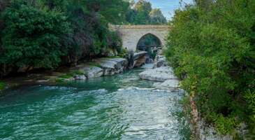Musa, Kel ve Saman Dağı ile çevrelenen, Asi Nehri’nin Akdeniz ile kucaklaştığı Samandağ, ilk kez onu görenlerde büyük bir şaşkınlık yaratıyor.