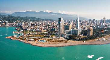 Yurt dışına &ccedil;ıkmak isteyen seyahatseverlerin &ouml;ncelikli tercihleri her zaman &uuml;lkemize yakın, vizesiz gidilebilecek ve uygun fiyatlı rotalar oluyor. &Ouml;zellikle sonbahar mevsiminde bu kriterleri sağlayan bir destinasyon arayışındakilerin akıllarına gelen ilk yer ise ş&uuml;phesiz Artvin ilimizin sınır komşusu Batum oluyor. Sen de yakın zamanda farklı k&uuml;lt&uuml;rler keşfetmek i&ccedil;in yurt dışına &ccedil;ıkmak istiyorsan rotanı Batum&rsquo;a &ccedil;evirmeni &ouml;neririm. &Ccedil;&uuml;nk&uuml; lezzetli yemekler, yemyeşil bir doğa ve &ccedil;ok daha fazlası şehrin sınırlarında seni bekliyor. Eğer Batum hakkında &ccedil;ok bilgin yoksa hazırladığım i&ccedil;erik senin i&ccedil;in Batum&rsquo;a nasıl gidilir?, Batum&rsquo;da gezilecek yerler nerelerdir?, Batum&rsquo;da ne yenir? ve Batum&rsquo;da nerede kalınır? sorularını cevaplayacak. Hazırsan keşfetmeye Batum&rsquo;a nasıl gidilir? sorusuyla başlayalım. Batum&rsquo;a nasıl gidilir? Artvin şehrimizin sınır komşusu Batum&rsquo;a gitmek i&ccedil;in &ccedil;ok sayıda farklı y&ouml;ntem var. Bunlardan ilki tabii ki de konforlu ve hızlı oluşuyla &ouml;ne &ccedil;ıkan u&ccedil;akla ulaşım. {flight_search_form_banner} Batum&rsquo;a u&ccedil;akla ulaşım Batum&rsquo;da bulunan havalimanının ismi Alexander Kartveli Batumi Uluslararası Havalimanı ve İstanbul&rsquo;dan bu havalimanına direkt u&ccedil;uşlar var. &Uuml;lkemizin diğer şehirlerindense İstanbul aktarmalı u&ccedil;uşlarla Batum&rsquo;a ulaşman m&uuml;mk&uuml;n. Aslında şehre İstanbul&rsquo;dan aktarmalı u&ccedil;uşlar da var fakat şehir &uuml;lkemize yakın bir konumda olduğu i&ccedil;in Batum &ouml;zelinde direkt u&ccedil;uşlar genellikle daha uygun fiyatlı oluyor. 1 saat 50 dakikada farklı bir k&uuml;lt&uuml;r&uuml; keşfetmek i&ccedil;in G&uuml;rcistan&rsquo;a gitmek istersen tek ihtiyacın bir Batum u&ccedil;ak bileti. Batum&rsquo;a otob&uuml;sle ulaşım Sınır komşularımızdan Batum&rsquo;a otob&uuml;sle de gidebilirsin. İstanbul, Ankara ve İzmir gibi b&uuml;y&uuml;kşehirlerimizden Batum&rsquo;a direkt otob&uuml;sle ulaşım m&uuml;mk&uuml;n. İstanbul&rsquo;dan Batum 21 saat, Ankara&rsquo;dan ise ortalama 16 saat uzaklıkta. Diğer şehirlerimizden Batum&rsquo;a ulaşmak istersen de Artvin Hopa&rsquo;ya gidebilirsin. Hopa&rsquo;dan Artvin 35 kilometre uzaklıkta. Batum otob&uuml;s bileti alarak şehri keşfetmeye başlayabilirsin. Diğer şehirlerden Artvin&rsquo;e ge&ccedil;ilerek Batum&rsquo;a varılabileceğinden bahsettim. Peki, Artvin Hopa&rsquo;dan Batum&rsquo;a nasıl ge&ccedil;iş yapılıyor? Sıradaki b&ouml;l&uuml;mde de bu soruyu cevaplayacağım. Hopa&rsquo;dan Batum&rsquo;a nasıl ge&ccedil;ilir? Hopa&rsquo;dan Batum 35 kilometre uzaklıkta. Hopa&rsquo;dan G&uuml;rcistan&rsquo;a ge&ccedil;işte Sarp Sınır Kapısı kullanılıyor ve ge&ccedil;iş yapacak kişinin aşağıdaki adımları takip etmesi gerekiyor. Sarp Sınır Kapısı&rsquo;ndan ge&ccedil;iş yapacak kişiler i&ccedil;in &ouml;nemli notlar: Yalnızca &ccedil;ipli kimlikle giriş yapılabilecek Batum&rsquo;a nasıl gidileceğiyle ilgili t&uuml;m detayları sıraladıktan sonra sıra Batum&rsquo;a yılın hangi d&ouml;nemlerinde gidileceğini keşfetmekte. Batum&rsquo;a ne zaman gidilir? Nemli subtropikal iklimin etkisi altındaki komşumuz Batum aslında yılın her d&ouml;neminde ziyaret edilebilecek bir rota olsa da bazı mevsimlerde daha da g&uuml;zel. İlkbahar ve sonbahar mevsimleri şehirde gezmek ve şehrin cazibe merkezlerini keşfetmek i&ccedil;in en ideal mevsimler. Şehrin g&uuml;zelliklerini keşfetmektense keyifli bir deniz tatili yapmak isteyenlerse yaz mevsiminde rotalarını Batum&rsquo;a &ccedil;evirebilirler. G&uuml;zellikleriyle &ouml;ne &ccedil;ıkan bir rota olduğu i&ccedil;in Batum, kış mevsiminde de &ccedil;ok g&uuml;zel olsa da hava bayağı soğuk oluyor. Bu nedenle Batum&rsquo;a ilk kez gideceksen ve şehri detaylıca keşfetmek istiyorsan bahar mevsimlerini ya da yaz mevsimini tercih etmeni &ouml;neririm. Batum&rsquo;da fiyatlar nasıl? Seyahate &ccedil;ıkmadan &ouml;nce b&uuml;t&ccedil;eyi doğru y&ouml;netebilmek adına gidilecek şehirdeki ortalama fiyatları da bilmek &ouml;nem arz ediyor. G&uuml;rcistan&rsquo;ın para birimi G&uuml;rcistan Larisi ve 2023 Nisan ayında 1 Lari 7 TL 65 kuruşa denk. &Uuml;lke yurt dışında seyahat edilebilecek uygun fiyatlı &uuml;lkelerden biri. Batum&rsquo;da ortalama fiyatlar ş&ouml;yle: Batum pahalılık endeksi 2 kişilik başlangı&ccedil;, ana yemek ve tatlı i&ccedil;eren yemek: 573&nbsp;TL Uygun fiyatlı restoranda tek kişilik akşam yemeği: 153&nbsp;TL Standart boy Cappuccino: 53&nbsp;TL Tek y&ouml;n toplu taşıma bileti: 3.75&nbsp;TL Kutu kola: 15.30&nbsp;TL G&ouml;r&uuml;ld&uuml;ğ&uuml; gibi Batum&rsquo;da fiyatlar yurt dışındaki diğer &ccedil;oğu rotaya g&ouml;re daha uygun fiyatlı. &Ouml;zellikle uygun fiyatlı bir seyahat planlamak istiyorsan 2 kişilik akşam yemeğinin 2.000 TL&rsquo;yi ge&ccedil;tiği Avrupa şehirlerindense Batum&rsquo;u g&ouml;n&uuml;l rahatlığıyla tercih edebilirsin. Şimdi sıra geldi i&ccedil;eriğin en lezzet dolu kısmına. Yani Batum mutfağı hakkındaki bilgileri keşfetmeye. Batum&rsquo;da ne yenir? G&uuml;rcistan mutfağı dendiğinde akıllarda ilk olarak beliren iki yemek kesinlikle ha&ccedil;apuri ve hinkali. Ortasına yumurta kırılarak servis edilen bol peynirli bir pide &ccedil;eşidi olan ha&ccedil;apuriyi tadacaksan kesinlikle Cafe Laguna&rsquo;ya gitmelisin. G&uuml;rcistan&rsquo;a &ouml;zg&uuml; b&uuml;y&uuml;k boh&ccedil;a şeklinde kapatılmış bir mantı &ccedil;eşidi olan hinkaliyi tatmak istersen de Kalakuri isimli mekana gidebilirsin. Batum&rsquo;da tatmanı &ouml;nerdiğim lezzetler tabii ki de ha&ccedil;apuri ve hinkaliden ibaret değil. Kuzu etiyle hazırlanan ve pirin&ccedil; i&ccedil;erdiği i&ccedil;in bizdeki beyran &ccedil;orbasına benzetilen har&ccedil;o &ccedil;orbası da gezin esnasında deneyimlemen gerekenlerden. Eğer G&uuml;rc&uuml; mezelerini merak ediyorsan cevizli patlıcan da Batum seyahatin esnasında tatman gereken yiyeceklerden biri olmalı. G&uuml;rcistan turşularıyla da &ouml;ne &ccedil;ıkan bir &uuml;lke. Eğer farklı turşu &ccedil;eşitleri denemek istersen yemek yediğin restoranda turşu da sipariş edebilirsin. &Uuml;lkemizin farklı b&ouml;lgelerinde farklı isimlerle anılan sarımsaklı yoğurtla servis edilen hamur yemeği siron da Batum sınırları i&ccedil;erisinde sinori ismiyle satılıyor. Dilersen bu yemeği de tadarak kendine ziyafet &ccedil;ekebilirsin. Bahsettiğim yemeklerin yanı sıra lezzetli G&uuml;rc&uuml; şarapları, bol etli karalahana dolması tolma, soğanla servis edilen şaşlık kebabı ve cevizli barbunya &ccedil;orbası tatmanı &ouml;nerdiğim diğer lezzetler. Mutfakla ilgili detayları G&uuml;rc&uuml; mutfağı i&ccedil;eriğimizden okuyabilirsin. Batum&rsquo;da nerede kalınır? G&uuml;rcistan&rsquo;ın başkent Tiflis&rsquo;ten sonraki en b&uuml;y&uuml;k şehri Batum&rsquo;da kalınacak en iyi noktalar Old Boulevard (Eski Bulvar) ve New Boulevard (Yeni Bulvar) b&ouml;lgeleri. Bu noktada se&ccedil;imini yaparken b&uuml;t&ccedil;en ve Batum&rsquo;da ka&ccedil; g&uuml;n kalacağın &ouml;nemli etmenler. Eğer konaklama i&ccedil;in ayırabileceğin iyi bir b&uuml;t&ccedil;en varsa ve şehirde kısa s&uuml;reliğine kalacaksan Eski Bulvar&rsquo;daki otellerden birini se&ccedil;melisin. &Ccedil;&uuml;nk&uuml; bu b&ouml;lge gezilecek t&uuml;m yerlere de plajlara da yakın konumda. Şehrin deniz kenarında sıralanmış &uuml;nl&uuml; restoranları da Eski Bulvar&rsquo;da. B&uuml;t&ccedil;en kısıtlıysa ya da Batum&rsquo;da 2-3 g&uuml;nden daha uzun s&uuml;re vakit ge&ccedil;irmeyi planlıyorsan Yeni Bulvar&rsquo;daki otellerden birini se&ccedil;melisin. Burası şehir merkezine nispeten uzak olsa da buradaki konaklama birimleri de temizliğiyle &ouml;ne &ccedil;ıkıyor. Hilton Batumi, Sheraton Batumi ve Wyndham Batumi şehirde se&ccedil;ebileceğin en başarılı tesisler. Batum&rsquo;da şehir i&ccedil;i ulaşım Batum ferah doğasıyla ve yemyeşil ağa&ccedil;larıyla &ouml;ne &ccedil;ıkan bir şehir. Hal b&ouml;yle olunca da g&uuml;zelliklerle dolu bu şehirde en &ouml;nemli ulaşım aracı bisiklet oluyor. Şehrin d&ouml;rt bir yanında bisiklet kullanan kişiler g&ouml;rebilirsin. Hatta sen de bisiklet kiralayarak bu g&uuml;zel şehrin sokaklarını keyifle keşfedebilirsin. Batum genelinde sıklıkla kullanılan bir diğer ulaşım y&ouml;ntemi de ara&ccedil; kiralamak. Bunda şehir genelinde ara&ccedil; kiralama hizmetinin &ccedil;ok pahalı olmaması etkili. Taksi &uuml;cretleri de Batum genelinde yurt dışındaki diğer şehirlere g&ouml;re daha uygun fiyatlı. Eğer ki toplu taşımaya binmek istemezsen bisiklet, taksi ve ara&ccedil; kiralama se&ccedil;eneklerini değerlendirebilirsin. Şehrin bir noktasından başka bir noktasına ulaşımda &ouml;nem arz eden toplu taşıma ara&ccedil;larıysa sarı otob&uuml;sler ve minib&uuml;sler. Minib&uuml;sler bizim &uuml;lkemizdeki gibi bir sistemle &ccedil;alışıyor. Yani inmek istediğin noktada bu isteğini dile getirerek minib&uuml;slerden inebilirsin. Otob&uuml;s i&ccedil;in biletleri ise alışveriş merkezleri gibi işlek noktalardan alabilirsin. 2023 yılı ağustos ayında &uuml;lkede tek y&ouml;n toplu taşıma bileti 3 TL 75 kuruş. Batum&rsquo;da alışveriş Batum&rsquo;dan ne alınır? sorusu yakın zamanda şehre gitmeyi planlayan kişilerin akıllarındaki &ouml;ncelikli sorulardan biri. &Uuml;lkemizdeki b&uuml;y&uuml;kşehirlerde olduğu gibi Batum&rsquo;da da &ccedil;ok sayıda alışveriş merkezi var. Şehirdeki mağazalarda parf&uuml;m, tekstil &uuml;r&uuml;nleri ve elektronik aletler &uuml;lkemizdekine g&ouml;re daha uygun fiyatlı. G&uuml;rc&uuml; şarapları ve t&uuml;t&uuml;n &uuml;r&uuml;nleri de Batum&rsquo;dan en &ccedil;ok satın alınan &uuml;r&uuml;nlerden. Şehirde tekstil alışverişi i&ccedil;in Metro City Alışveriş Merkezi&rsquo;ni ve Batumi Mall&rsquo;u, pazar gezmek istiyorsan The Batumi Bazaar&rsquo;ı, antika &uuml;r&uuml;nlere meraklıysan da Antiques Shop&rsquo;u tercih edebilirsin. G&uuml;rcistan&rsquo;dan alabileceğin pop&uuml;ler &uuml;r&uuml;nler arasında şarap ve t&uuml;t&uuml;n&uuml;n yanı sıra bal, ahşap oymacılığıyla hazırlanmış s&uuml;s eşyaları ve renkli magnetler de var. &Ouml;nemli not: Eğer Batum&rsquo;a kendi aracınla gideceksen ve bol bol alışveriş yapmayı planlıyorsan aklında olması gereken bir nokta var. &Ccedil;ok alışveriş yaparsan g&uuml;mr&uuml;kte sorun yaşayabilirsin. &Ouml;zellikle t&uuml;t&uuml;n &uuml;r&uuml;nleri ve şarap şehirde &ccedil;ok uygun fiyatlı olduğu i&ccedil;in bu &uuml;r&uuml;nleri &ccedil;ok aldığın durumlarda g&uuml;mr&uuml;kten ge&ccedil;erken a&ccedil;ıklama yapman gerekeceğini aklında bulundurmalısın. Batum&rsquo;da gece hayatı Batum&rsquo;da gidenlerin keyifli vakit ge&ccedil;irebileceği bir gece hayatı s&ouml;z konusu. Şarap evleri, festivaller, sahil kenarındaki barlar ve casinolar Batum gece hayatının başrolleri. &Ouml;zellikle şarabıyla &uuml;nl&uuml; bir &uuml;lkede bulunan bir şehir olduğu i&ccedil;in Batum&rsquo;daki şarap evleri mutlaka bir şans verilmesi gereken mekanlardan. 600 &ccedil;eşit &uuml;z&uuml;m&uuml;n yetiştiği &uuml;lkenin kaliteli mahsulleriyle hazırlanan lezzetli şarapları tatmak i&ccedil;in Adjara Şarap Evi, Winery Khareba ve Danelia&rsquo;s Old House of Wine şans vermeni &ouml;nerdiğim mekanlar. Deniz kenarında bir şehir olduğu i&ccedil;in Batum sahil partileriyle de &uuml;nl&uuml; bir şehir. &Ouml;zellikle ilk kez Batum&rsquo;a gideceksen ve mevsim uygunsa kesinlikle sahil kenarındaki barlardan birinde keyifli vakit ge&ccedil;irmelisin. Iveria Beach&rsquo;e gidebilirsin. Şehirdeki en &uuml;nl&uuml; casinolar ise ş&ouml;yle: Eclipse Casino, Casino International ve Casino Peace. Batum gece hayatını da inceledikten sonra şimdi sıra Batum&rsquo;da g&ouml;rmen gereken yerlere geldi. Batum seyahatinde mutlaka g&ouml;rmen gereken yerler Batum Botanik Bah&ccedil;esi&rsquo;nde vakit ge&ccedil;ir Yemyeşil Batum&rsquo;un bu g&uuml;zel rengin binbir tonunu g&ouml;rebileceğin en g&uuml;zel noktası ş&uuml;phesiz ki Batum Botanik Bah&ccedil;esi. 1,5 saat y&uuml;r&uuml;y&uuml;şle tamamını keşfedebileceğin Batum Botanik Bah&ccedil;esi&rsquo;nde 6 kıtadan getirilmiş 5.000&rsquo;den fazla &ccedil;i&ccedil;ek t&uuml;r&uuml; ve tabii ki de huzur seni bekleyenlerden. Bisiklet s&uuml;rmeyi &ccedil;ok seviyorsan buradaki bisiklet yollarının tam sana g&ouml;re olduğunu da eklemem gerek. Konum Linki Ali ve Nino heykellerini g&ouml;rmeden d&ouml;nme G&uuml;rcistan&rsquo;ın simge yapılarından Ali ve Nino heykellerini g&ouml;rmeden sona eren bir Batum gezisi asla tamamlanmış bir Batum gezisi değildir. :) 1937 yılında yayınlanan bir aşk romanından yola &ccedil;ıkılarak 2010 yılında inşa edilen bu heykel iki &uuml;lke savaş halindeyken birbirlerine aşık olan Azeri Ali ile G&uuml;rc&uuml; Nino&rsquo;yu simgeliyor. Batum&rsquo;a gidersen kesinlikle bu heykelleri g&ouml;rmeli ve &ouml;n&uuml;nde fotoğraf &ccedil;ekilmelisin. Konum Linki Kutsal Trinity Kilisesi&rsquo;ni gez ve buradan manzarayı seyret Batum&rsquo;da g&uuml;zel manzarasıyla dikkat &ccedil;eken en g&uuml;zel dağların başında Trinity Dağı geliyor. Bu dağda konumlanmış Kutsal Trinity Kilisesi ise hem şehre d&uuml;zenlenen inan&ccedil; gezilerinin en &ouml;nemli durak noktalarından biri hem de eşsiz manzaraya sahip bir seyir noktası. Sen de bu g&uuml;zel şehrin manzarasını doyasıya izlemek istersen bu kiliseyi ziyaret etmelisin. Şehir merkezine yaklaşık 8 kilometre uzaklıktaki bu yapıya toplu taşımayla kolayca ulaşabilirsin. Konum Linki Batum Bulvarı&rsquo;nda y&uuml;r&uuml;y&uuml;ş yap Serin bir hava, etkileyici heykeller, g&uuml;zellikleriyle b&uuml;y&uuml;leneceğin &ccedil;i&ccedil;ek bah&ccedil;eleri ve daha &ouml;nce g&ouml;rmediğin ağa&ccedil; &ccedil;eşitleri&hellip; Batum&rsquo;dayken t&uuml;m bunları ve &ccedil;ok daha fazlasını bulabileceğin yerlerin başında 7 kilometre uzunluğa sahip Batum Bulvarı geliyor. B&uuml;y&uuml;leyici Karadeniz manzaraları eşliğinde y&uuml;r&uuml;y&uuml;ş yapmanı &ouml;nerdiğim bu bulvarda 6 Mayıs Parkı&rsquo;na ve şehrin g&ouml;renleri hayran bırakan g&uuml;zelliklerinden Nurigeli G&ouml;l&uuml;&rsquo;n&uuml; de gezeceğin yerler listene eklemelisin. Eğer alışveriş yapmayı ya da gurme lezzetler tatmayı &ccedil;ok seven biriysen bu bulvarın şehrin en g&uuml;zel restoranlarına ve en şık mağazalarına ev sahipliği yaptığını da aklında bulundurmalısın. Konum Linki Batum Panoramik D&ouml;nme Dolap&rsquo;tan Karadeniz manzaralarını seyret Eğer arama motorlarında Batum yazıp arattıysan bir&ccedil;ok fotoğrafta kocaman bir d&ouml;nme dolap fotoğrafına denk gelmişsindir. İşte fotoğraflarda karşına &ccedil;ıkan Batum Panoramik D&ouml;nme Dolap, şehrin manzarasını izlemek i&ccedil;in tercih edebileceğin en eğlenceli yerlerden. Serin serin esen bir hava eşliğinde Batum ve Karadeniz kıyılarının sunduğu eşsiz manzaraları izleyebileceğin bu oyuncakta bir tur yaklaşık 15 dakika s&uuml;r&uuml;yor. G&uuml;nd&uuml;z ayrı g&uuml;zel g&ouml;r&uuml;nen Batum Panoramik D&ouml;nme Dolap, geceleri de &ccedil;ok g&uuml;zel ışıklandırılıyor. Konum Linki Batum&rsquo;da mutlaka gezmeni &ouml;nerdiğim ilk 5 yerden senin i&ccedil;in bahsetmiş olsam da şehirde daha keşfedilecek &ccedil;ok yer var. Yolun Batum&rsquo;a d&uuml;şerse bu 5 yerin yanı sıra mutlaka g&ouml;rmen gereken yerler ş&ouml;yle: Şehirde gezilecek t&uuml;m yerlere dair detaylı bilgileri okumak istersen seni Batum&rsquo;da gezilecek yerler i&ccedil;eriğimize davet ediyoruz.