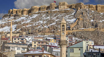T&uuml;rkiye'nin kuzeydoğusunda, eşsiz doğal g&uuml;zellikleri ve zengin tarihi mirası ile Bayburt, keşfedilmeyi bekleyen bir hazine. Bayburt yemyeşil doğası, etkileyici tarihi yapılara sahip olması ve huzur verici atmosferi ile dikkat &ccedil;ekiyor. Bayburt'un en g&ouml;zde yerlerini, tarihi ve doğal g&uuml;zelliklerini senin i&ccedil;in derledik. Bayburt Kalesi&rsquo;nden Aydıntepe Yeraltı Şehri&rsquo;ne, &Ccedil;oruh Nehri boyunca uzanan manzaralardan Dede Korkut Anıtı&rsquo;na kadar Bayburt&rsquo;ta gezilecek yerleri keşfet. Bayburt&rsquo;u keşfetmeye başlamadan &ouml;nce seyahat &ouml;ncesi sık sorulan soruları senin i&ccedil;in yanıtladık. Hazırsan keşfe başlıyoruz. Bayburt&rsquo;ta ka&ccedil; g&uuml;n kalınır? Bayburt&rsquo;u tam olarak gezmek i&ccedil;in en az 3 g&uuml;n&uuml;n&uuml; ayırmanı &ouml;neriyoruz. Bayburt&rsquo;ta ne yenir? Bayburt seyahatin sırasında lor dolması, tel helvası, s&uuml;t b&ouml;reği, ekşi lahana, galacoş ve kara pancar gibi lezzetlerin tadına bakmanı &ouml;neriyoruz. Bayburt&rsquo;tan ne alınır? Bayburt seyahatin sırasında sevdiklerine ve kendine hediye olarak ehram dokumalarından olan koyun y&uuml;n&uuml;nden el tezgahlarında dokunan yelek, &ouml;rt&uuml; şal ve fular alabilirsin. 1. Aydıntepe Yeraltı Şehri Bayburt'un Aydıntepe il&ccedil;esinde yer alan Aydıntepe Yeraltı Şehri, binlerce yıllık ge&ccedil;mişi ve gizemiyle ziyaret&ccedil;ilerini b&uuml;y&uuml;l&uuml;yor. Bu yeraltı şehri yaklaşık 3500 yıllık bir tarihe sahip olan gizemli bir yer. Bu şehir, Anadolu'nun en b&uuml;y&uuml;k ve en iyi korunmuş yeraltı şehirlerinden birisi olması da burayı ciddi anlamda &ouml;ne &ccedil;ıkarıyor. 1996 yılında tesad&uuml;fen keşfedilen bu kent y&uuml;zeyden 2-2,5 metre derinde, t&uuml;f kayalara oyulmuş olan yeraltı şehri, galeriler, odalar ve daha geniş mekanlardan oluşuyor. 20&rsquo;den fazla odaya sahip olan bu ilgin&ccedil; yapı, tarih ve doğa tutkunları i&ccedil;in eşsiz bir gezi rotası sunuyor. Şehrin mimarisi, savunma ve barınma amacıyla inşa edildiğini g&ouml;steriyor. Şehir, dış d&uuml;şmanlara karşı korunmak ve savaş zamanlarında halkın barınması i&ccedil;in kullanılmış olabileceğini g&ouml;steriyor. Yeraltı şehrinde, depolama alanları, su kuyuları, havalandırma bacaları ve hatta bir kilise gibi farklı işlevlere sahip mekanlar bulunuyor. Şehrin bazı odalarında ise oturma yerleri, yataklar ve &ccedil;eşitli eşyalar bulunmuş olması, şehrin uzun s&uuml;reli bir yerleşim yeri olarak kullanıldığını g&ouml;steriyor. Aydıntepe Yeraltı Şehri, ziyaret&ccedil;ilerine eşsiz bir deneyim sunuyor. Şehri gezerken, ge&ccedil;mişin izlerini takip edebilir, yeraltının gizemli atmosferini hissedebilir ve şehrin mimari ve m&uuml;hendislik harikalarına hayran kalabilirsin. Konum Linki {insightBoxStart}Yazar Notu: Aydıntepe Yeraltı Şehri &ccedil;alışma olduğu i&ccedil;in ziyarete kapalı. Bu nedenle Bayburt gezini planladığın tarihlerde buranın a&ccedil;ık olup olmadığı ile ilgili bilgi almanı tavsiye ediyoruz.{insightBoxEnd} 2. Bayburt Kalesi Bayburt Kalesi, T&uuml;rkiye&rsquo;nin en b&uuml;y&uuml;k &uuml;&ccedil;&uuml;nc&uuml; kalesi olarak biliniyor. Karadeniz&rsquo;i Basra K&ouml;rfezi&rsquo;ne bağlayan tarihi ticaret yolu &uuml;zerinde bulunuyor. Bu y&uuml;zden pek &ccedil;ok medeniyetin ilgisini &ccedil;ekmiş ve el değiştirmiş. Bug&uuml;n bile kaleyi ziyaret ettiğinde, duvarlarında farklı d&ouml;nemlere ait izleri g&ouml;rebilirsin. Kalenin kimler tarafından ve ne zaman yapıldığı kesin olarak bilinmiyor. Bazı kaynaklara g&ouml;re Ermeniler, bazılarına g&ouml;re de Roma İmparatorluğu tarafından inşa edildi. Ancak kesin olan şey, kaleyi Bizans, Arap, Sel&ccedil;uklu, Akkoyunlu, Osmanlı ve Ruslar gibi pek &ccedil;ok devletin y&ouml;nettiği. Kale, savaşlarda &ccedil;ok &ouml;nemli bir rol oynadı. &Ouml;zellikle Sel&ccedil;uklu d&ouml;neminde, Trabzon İmparatorluğu&rsquo;na karşı savunma ama&ccedil;lı b&uuml;y&uuml;k bir onarım g&ouml;rm&uuml;ş. Kale &uuml;zerinde &ccedil;eşitli kitabeler bulunuyor ve bu da kalede yapılan onarımları g&ouml;steriyor. Kale, sadece tarihi değil, aynı zamanda k&uuml;lt&uuml;rel bir &ouml;neme de sahip. Dede Korkut hikayelerinden birinde, Beyrek&rsquo;in &uuml;n kazanmak i&ccedil;in fethetmeye &ccedil;alıştığı kale, Bayburt Kalesi. Yapı, Beyrek&rsquo;in sevgilisi Banu &Ccedil;i&ccedil;ek ile buluştuğu yer olarak biliniyor. Kalede, Beyrek&rsquo;in Banu &Ccedil;i&ccedil;ek&rsquo;e yazdığı şiirlerin olduğu bir kitap bulundu. Bu kitap, T&uuml;rk edebiyatının en eski &ouml;rneklerinden birisi. Bayburt Kalesi, bug&uuml;n ziyaret&ccedil;ilerine muhteşem bir manzara sunuyor. Kale, yal&ccedil;ın kayalar &uuml;zerinde y&uuml;kseliyor. Kaleye &ccedil;ıkan merdivenler, tarihi bir yolculuğa &ccedil;ıkarıyor. Konum Linki {calismasaatleri}Giriş &uuml;creti &Uuml;cretsiz A&ccedil;ık olduğu saatler Her g&uuml;n 09.00-17.00 saatleri arasında a&ccedil;ık.{/calismasaatleri} 3. &Ccedil;ımağıl Mağarası &Ccedil;ımağıl Mağarası, Bayburt'un Aşağı &Ccedil;ımağıl Mahallesinde yer alan doğal bir harikası. Bu mağara, Jura Alt-Kretase d&ouml;neminde yaşlı kire&ccedil; taşlarının i&ccedil;inde oluşmuş. Mağaranın uzunluğu 110 ile 1010 metre arasında değişiyor. Bazı yerlerde y&uuml;ksekliği 30 metreye ulaşıyor. Mağaranın i&ccedil;inde sarkıt, dikit, mağara incisi, mağara &ccedil;i&ccedil;eği, org desenli duvar, traverten basamak ve k&uuml;&ccedil;&uuml;k su birikintileri gibi bir&ccedil;ok g&uuml;zellik var. Bu g&uuml;zellikler, mağaraya renk ve değer katıyor. Mağaranın dışındaki sıcaklık 22 derece iken, i&ccedil; kısımları 12 derece. Mağarayı gezerken, &uuml;&ccedil; farklı oda g&ouml;r&uuml;lebiliyor. Bunlar Kremalı Oda, Hayaletler Odası ve Mavi Oda şeklinde isimlendiriliyor. Kremalı Oda'nın girişinde sarkıt ve dikitler, g&uuml;neyinde ise molozlar var. Hayalet Odası da sarkıt ve dikitlerden oluşuyor. Mavi odanın girişinde sarkıt ve k&uuml;&ccedil;&uuml;k bir su birikintisi, ucunda ise 100 metrekare b&uuml;y&uuml;kl&uuml;ğ&uuml;nde bir g&ouml;l var. Bu g&ouml;l, mağaranın en b&uuml;y&uuml;k s&uuml;rprizi. Konum Linki {calismasaatleri}A&ccedil;ık olduğu saatler Her g&uuml;n 10.00-18.00 saatleri arasında a&ccedil;ık.{/calismasaatleri} 4. Bayburt Saat Kulesi Bayburt Saat Kulesi, T&uuml;rkiye&rsquo;nin Bayburt ilinin merkezinde yer alan tarihi bir yapı. 1924 yılında tamamlanan kule, Mill&icirc; M&uuml;cadele sırasında farklı b&ouml;lgelerde savaşan Bayburtluların g&ouml;rd&uuml;ğ&uuml; saat kulelerinden ilham alınarak inşa edildi ve kent merkezine konumlandırıldı. Kulenin mimari tarzı &Ccedil;orum Saat Kulesine benzerliği ile de dikkat &ccedil;ekiyor. Kulenin y&uuml;ksekliği 21 metre ve dairesel bir kaide &uuml;zerinde y&uuml;kseliyor. G&ouml;vdesi sekizgen, k&ouml;şk&uuml; ise kare planlı olması da bir başka detay. Kulenin şerefesine 41 basamaklı bir merdivenle &ccedil;ıkılıyor. Kuleye takılan d&ouml;rt adet saat ve makine aksamı Almanya&rsquo;dan getirilmiş. Kule T&uuml;rkiye Cumhuriyeti&rsquo;nin birinci yıl d&ouml;n&uuml;m&uuml; olan 29 Ekim 1924 yılında &ccedil;alıştırılmaya başlandı. Bayburt Saat Kulesi, şehrin simgesi haline gelmeyi başardı ve k&uuml;lt&uuml;rel miras olarak korunma altına alındı. Hemen yanı başında yer alan parkta &ouml;zellikle akşam saatlerinde gelip kulenin ışıklandırmalarını seyredebilirsin. Bayburt Saat Kulesi, Bayburt&rsquo;un tarihini, k&uuml;lt&uuml;r&uuml;n&uuml; ve gururunu yansıtan bir eser. Bu eşsiz yapının fotoğrafını &ccedil;ekmek ve hikayesini &ouml;ğrenmek i&ccedil;in Bayburt&rsquo;a gelmelisin. Konum Linki {insightBoxStart}İpucu: Otob&uuml;s biletini ENUYGUN'dan kolayca alabileceğini unutma! Otob&uuml;s biletinde değişiklik ve iptal işlemlerini tek tıkla yapabilir, farklı firma ve seferleri karşılaştırabilirsin. Yola &ccedil;ıkmaya hazırsan Bayburt otob&uuml;s bileti almak i&ccedil;in tıkla!{insightBoxEnd}&nbsp; 5. Baksı M&uuml;zesi Baksı M&uuml;zesi, Bayburt'un Bayraktar k&ouml;y&uuml;nde yer alan ve hem &ccedil;ağdaş sanat hem de geleneksel el sanatlarını bir arada sunan bir m&uuml;ze. 2010 yılında a&ccedil;ılan m&uuml;ze, T&uuml;rkiye'nin en y&uuml;ksek rakımlı m&uuml;zesi olma &ouml;zelliğini taşıyor. M&uuml;zenin kurucusu Prof. Dr. H&uuml;samettin Ko&ccedil;an, doğduğu k&ouml;ye bir k&uuml;lt&uuml;r merkezi kazandırmak i&ccedil;in bu projeyi hayata ge&ccedil;irdi. Baksı M&uuml;zesi, iki ana b&ouml;l&uuml;mden oluşuyor. Bu b&ouml;l&uuml;mler, &Ccedil;ağdaş Sanatlar M&uuml;zesi ve Geleneksel Sanatlar M&uuml;zesi şeklinde isimlendiriliyor. &Ccedil;ağdaş Sanatlar M&uuml;zesi&rsquo;nde, T&uuml;rkiye'nin &ouml;nde gelen sanat&ccedil;ılarının eserleri sergileniyor. Geleneksel Sanatlar M&uuml;zesi&rsquo;nde ise, y&ouml;reye &ouml;zg&uuml; halı, kilim, &ccedil;uval, heybe, &ccedil;&ouml;mlek, bakır, ahşap, taş ve kumaş gibi el sanatları tanıtılıyor. M&uuml;ze, aynı zamanda bir at&ouml;lye, bir k&uuml;t&uuml;phane, bir konferans salonu ve bir kafeye de sahip olması a&ccedil;ısından &ouml;ne &ccedil;ıkıyor. Baksı M&uuml;zesi, hem sanatseverler hem de doğa severler i&ccedil;in eşsiz bir deneyim sunuyor. M&uuml;ze, Bayburt'un muhteşem doğasına hakim bir tepede yer alıyor. Buradan, Kop Dağı, &Ccedil;oruh Vadisi ve Bayburt Kalesi gibi manzaraları seyredebilme şansına sahipsin. M&uuml;ze, ayrıca y&ouml;re halkının yaşamına da katkıda bulunuyor. M&uuml;ze, k&ouml;yl&uuml;lere istihdam sağlar, el sanatlarını canlandırıyor, eğitim faaliyetleri d&uuml;zenleniyor ve k&uuml;lt&uuml;rel etkinliklere ev sahipliği yapıyor. Konum Linki {calismasaatleri}Giriş &uuml;creti Tam 50 TL &Ouml;ğrenci 10 TL Grup (10 kişi ve &uuml;zeri) 30 TL A&ccedil;ık olduğu saatler Pazartesi g&uuml;n&uuml; kapalı, diğer g&uuml;nler 10.00-19.00 saatleri arasında a&ccedil;ık.{/calismasaatleri} 6. Şehit Osman T&uuml;rbeleri Bayburt'a yolun d&uuml;şerse, mutlaka Şehit Osman T&uuml;rbelerini ziyaret etmelisin. Şehrin batısında, y&uuml;ksek bir tepenin &uuml;zerinde yer alan bu t&uuml;rbeler, hem tarihi hem de manevi a&ccedil;ıdan &ouml;nemli bir yere sahip. T&uuml;rbeler, 13. y&uuml;zyılda inşa edilmiş olup, Sel&ccedil;uklu mimarisinin &ouml;zelliklerini yansıtıyor. Her iki t&uuml;rbe de kare planlı ve &uuml;zeri kubbe ile &ouml;rt&uuml;l&uuml;. T&uuml;rbelerin dış cepheleri sarı taştan yapılmış olup, s&uuml;slemeler ile bezenmiş. T&uuml;rbelerin i&ccedil;inde yatan kişilerin kimliği tam olarak bilinmemekle birlikte, Saltukoğulları'na ait oldukları tahmin ediliyor. Bir rivayete g&ouml;re t&uuml;rbelerden birinde Meng&uuml;&ccedil; Gazi'nin kardeşi Osman, diğerinde ise kız kardeşi &Uuml;mm&uuml;han Hatun yatıyor.. Konum Linki 7. Kaleardı Şehir Parkı Bayburt gezin sırasında mola vermek istersen, şehrin merkezinde yer alan Kaleardı Şehir Parkı tam da aradığın yer olabilir. &Ccedil;oruh Nehri kıyısında, yaklaşık 50 bin metrekarelik bir alanda kurulu olan park, şehrin en pop&uuml;ler dinlenme ve eğlence mekanlarından biri. Parka girdiğinde, seni ilk olarak geniş ve ferah bir alan karşılıyor. Yeşillikler i&ccedil;inde y&uuml;r&uuml;y&uuml;ş yapabilir, &ccedil;imlerde uzanıp dinlenebilir veya g&uuml;neşlenebilirsin. Parkta ayrıca, &ccedil;eşitli spor aletleri, &ccedil;ocuk oyun alanları, kafeterya ve restoranlar bulunuyor. Parkın en g&uuml;zel &ouml;zelliklerinden biri, &Ccedil;oruh Nehri manzarası. Nehir kıyısındaki y&uuml;r&uuml;y&uuml;ş yollarından ge&ccedil;erken, nehrin sakin sularının ve yeşilliklerin arasında kaybolabilirsin. &Ouml;zellikle g&uuml;n batımında, parkın manzarası daha da b&uuml;y&uuml;leyici oluyor. Konum Linki 8. Sırakayalar Şelalesi Sırakayalar Şelalesi, Bayburt'un doğal g&uuml;zelliklerinden biri. Bu şelale, Bayburt merkezine olduk&ccedil;a yakın olan Sırakayalar K&ouml;y&uuml;&rsquo;nde bulunuyor. Sırakayalar Şelalesi, &ouml;zellikle yaz aylarında serinlemek isteyenler i&ccedil;in ideal bir yer. Şelalenin etrafı, yeşilin her tonunu barındıran ormanlarla &ccedil;evrili. Burada doğa y&uuml;r&uuml;y&uuml;ş&uuml; yapabilir, piknik yapabilir, kuş sesleri eşliğinde dinlenebilirsin. Şelalelerin &ccedil;evresindeki ormanlık alan, piknik yapmak, doğa y&uuml;r&uuml;y&uuml;ş&uuml; yapmak ve fotoğraf &ccedil;ekmek i&ccedil;in ideal. Sırakayalar Şelalesi, Bayburt'a gelenlerin mutlaka g&ouml;rmesi gereken bir yer. Bu şelale, hem doğal hem de tarihi bir g&uuml;zelliğe sahip. Konum Linki 9. Korgan K&ouml;pr&uuml;s&uuml; Korgan K&ouml;pr&uuml;s&uuml;, Bayburt'un tarihi g&uuml;zelliğinin doğa ile birleştiği yapılarından birisi. Sel&ccedil;uklu d&ouml;nemine ait bu k&ouml;pr&uuml;, &Ccedil;oruh Nehri &uuml;zerinde iki yakayı birleştiriyor. İpek Yolu'nun &ouml;nemli bir par&ccedil;ası olan bu k&ouml;pr&uuml;, y&uuml;zyıllardır ticaret ve k&uuml;lt&uuml;r alışverişine tanıklık etmesi ile &uuml;nl&uuml;. K&ouml;pr&uuml;n&uuml;n diğer adı halk arasında &ldquo;Meliğin K&ouml;pr&uuml;s&uuml;&rdquo; olarak biliniyor. Bu isim, k&ouml;pr&uuml;y&uuml; yaptıran Sel&ccedil;uklu emiri Melik Cemaleddin Mehmet'ten geliyor. K&ouml;pr&uuml;, kesme taştan iki g&ouml;zl&uuml; ve sivri kemerli bir yapıya sahip. Kemerlerin &uuml;st&uuml;nde ve korkuluklarda yonu taşı kullanıldığı g&ouml;r&uuml;lebiliyor. K&ouml;pr&uuml;n&uuml;n her iki yanında, kemerlerin dışında nişler bulunuyor. Bu nişler, yolcuların dinlenmesi ve ibadet etmesi i&ccedil;in yapılmış. K&ouml;pr&uuml;y&uuml; ziyaret ettiğinde, etrafındaki yeşil doğayı, nehrin serin sularını ve tarihi atmosferi hissedebilirsin. K&ouml;pr&uuml;, aynı zamanda fotoğraf&ccedil;ılar i&ccedil;in de g&uuml;zel bir manzara sunar. Konum Linki 10. Kop Şehitliği Bayburt'ta g&ouml;r&uuml;lmesi yerler arasında en dikkat &ccedil;ekenlerden biri de Kop Şehitliği. Bu şehitlik, 1916 yılında Rus işgaline karşı kahramanca m&uuml;cadele eden Bayburtlu şehitlerin anısına yapıldı. Şehitliğin girişinde, şehitlerin isimlerinin yazılı olduğu bir anıt taş yer alıyor. Şehitliğin i&ccedil;inde ise, şehitlerin mezarları, bir cami, bir k&uuml;t&uuml;phane ve bir m&uuml;ze bulunuyor. Şehitliğin etrafı, yeşil bir bah&ccedil;e ile &ccedil;evrili. Kop Şehitliği, Bayburt'un tarihini ve ruhunu yansıtan bir mekan. Burayı ziyaret edenler, şehitlerin fedakarlıklarını ve vatan sevgilerini hissedebilirler. Şehitliğin hemen &ouml;n&uuml;nde, Bayburt Kalesi g&ouml;r&uuml;l&uuml;yor. Bayburt Kalesi, şehrin tarihi ve stratejik &ouml;nemini g&ouml;steren bir yapı. Kale, bir&ccedil;ok medeniyete ev sahipliği yaptığı biliniyor. Kop Şehitliği, Bayburt'a gelen herkesin mutlaka g&ouml;rmesi gereken bir yer. Burası, hem tarihi hem de manevi bir değere sahip olması ile &ouml;ne &ccedil;ıkan bir nokta. Konum Linki {{campaignsSlider}} 11. Dede Korkut T&uuml;rbesi Bayburt, T&uuml;rk k&uuml;lt&uuml;r&uuml;n&uuml;n en &ouml;nemli eserlerinden biri olan Dede Korkut Hikayelerine ev sahipliği yapan bir şehir. Bu hikayelerde, Oğuz T&uuml;rklerinin yaşamı, gelenekleri, inan&ccedil;ları, kahramanlıkları ve maceraları anlatılır. Dede Korkut, bu hikayelerin anlatıcısı ve Oğuz T&uuml;rklerinin bilgesi olarak tanınıyor. Dede Korkut T&uuml;rbesi, Bayburt'un Masat K&ouml;y&uuml; yakınında bulunuyor. T&uuml;rbe, Dede Korkut'un &ouml;ld&uuml;ğ&uuml; yer olduğuna inanılan bir mezarın &uuml;zerine inşa edildi. T&uuml;rbe, 13. y&uuml;zyılda Sel&ccedil;uklu mimarisinin &ouml;zelliklerini taşıyan k&uuml;&ccedil;&uuml;k ve sade bir yapı ile temsil ediliyor. T&uuml;rbenin i&ccedil;inde, Dede Korkut'un mezar taşı ve birka&ccedil; eşyası sergileniyor. Dede Korkut T&uuml;rbesi'ni ziyaret edenler, T&uuml;rk k&uuml;lt&uuml;r&uuml;n&uuml;n k&ouml;klerine dokunma fırsatı buluyor. T&uuml;rbe, Dede Korkut Hikayeleri'nde ge&ccedil;en olayların ve karakterlerin izlerini taşıyor. T&uuml;rbenin yanında, Dede Korkut Parkı ve Dede Korkut M&uuml;zesi de bulunuyor. Parkta, Dede Korkut'un heykeli ve hikayelerdeki kahramanların r&ouml;lyefleri g&ouml;r&uuml;lebilir. M&uuml;zede ise, Dede Korkut Hikayeleri'nin el yazması n&uuml;shaları, &ccedil;eşitli dillerde basılmış kitapları, kost&uuml;mleri, silahları ve diğer k&uuml;lt&uuml;rel objeleri sergileniyor. Dede Korkut T&uuml;rbesi, Bayburt gezisinde uğraman gereken noktalardan. Anadolu&rsquo;ya giren T&uuml;rk k&uuml;lt&uuml;r&uuml;n&uuml; anlamak i&ccedil;in bundan iyi bir fırsat olamaz. Konum Linki 12. &Ccedil;oruh Nehri Bayburt'un en &ouml;nemli doğal g&uuml;zelliklerinden biri olan &Ccedil;oruh Nehri, T&uuml;rkiye'nin en b&uuml;y&uuml;k nehirleri arasında yer alıyor. 442 kilometre uzunluğundaki nehir, Bayburt'un yanı sıra Erzurum, Artvin ve Erzincan illerinden de ge&ccedil;iyor. &Ccedil;oruh Nehri, debisi y&uuml;ksek ve hızlı akan bir nehir. Bu nedenle, rafting ve kano gibi ekstrem sporlar i&ccedil;in ideal bir ortam sunuyor. Ayrıca, nehir &uuml;zerinde tekne turları da d&uuml;zenleniyor. &Ccedil;oruh Nehri, sadece doğal g&uuml;zelliğiyle değil, tarihi ve k&uuml;lt&uuml;rel zenginliğiyle de &ouml;ne &ccedil;ıkıyor. Bayburt kent merkezinin ortasından da ge&ccedil;en nehir, bu anlamda şehre farklı bir hava katıyor. Nehir kıyısında, &ccedil;eşitli tarihi yapılar bulunuyor. Konum Linki 13. Yakupabdal Tabiat Parkı Bayburt'un Demir&ouml;z&uuml; il&ccedil;esinde bulunan Yakupabdal Tabiat Parkı, Doğu Anadolu B&ouml;lgesi'nin en g&uuml;zel tabiat parklarından. Yaklaşık 15 kilometrekarelik bir alana yayılan park, ender doğal sarı&ccedil;am ormanları ile kaplı olması burayı &ouml;zel kılıyor. İ&ccedil;erisinde bulunan yapay g&ouml;leti ile "Doğunun Abant'ı" olarak da anılan Yakupabdal Tabiat Parkı, temiz havası, g&ouml;rsel zenginliği ve huzur dolu atmosferi ile ziyaret&ccedil;ilerine unutulmaz bir deneyim sunuyor. Parka girişte seni sarı&ccedil;am ormanlarının eşsiz kokusu karşılar. Ormanın i&ccedil;inden ilerlerken, g&ouml;lete doğru yaklaştığında, yemyeşil ağa&ccedil;ların arasından parlayan g&ouml;l&uuml;n huzur veren manzarasını seyredebilirsin. G&ouml;l&uuml;n etrafında y&uuml;r&uuml;y&uuml;ş yapabilir, piknik yapabilir veya balık tutabilirsin. Yakupabdal Tabiat Parkı, doğa y&uuml;r&uuml;y&uuml;ş&uuml; yapmak i&ccedil;in de ideal bir yer. Parkın i&ccedil;inde &ccedil;eşitli zorluk derecelerine sahip y&uuml;r&uuml;y&uuml;ş parkurları bulunuyor. Konum Linki {insightBoxStart}İpucu: En iyi otel fiyatlarını tek bir yerde g&ouml;rmek, se&ccedil;eceğin otel hakkında bilgi almak ve saniyeler i&ccedil;inde rezervasyon yapmak i&ccedil;in ENUYGUN'da Bayburt otelleri araştırmasına başlayabilirsin.{insightBoxEnd} {hotel_search_form_banner} 14. Soğanlı Ge&ccedil;idi Karadeniz'in eşsiz doğası ve coğrafi g&uuml;zellikleri, her yıl milyonlarca turisti kendine &ccedil;ekiyor. Bu g&uuml;zelliklerin arasında, Bayburt'ta bulunan Soğanlı Ge&ccedil;idi, hem tehlikeli hem de muhteşem bir rota. Soğanlı Ge&ccedil;idi, Bayburt ve Trabzon'un Of il&ccedil;esini birbirine bağlayan, D-915 karayolu &uuml;zerinde yer alıyor. 29 keskin virajdan oluşan bu ge&ccedil;it, 1915-1917 yılları arasında Ruslar tarafından inşa edilmiş. Ge&ccedil;idi Bayburt y&ouml;n&uuml;nden &ccedil;ıkarken, &ouml;ncelikle &ccedil;ıplak bir yol seni karşılıyor. Yol, ıssız yaylalara doğru tırmanmaya başlıyor. Y&uuml;kseklere &ccedil;ıktık&ccedil;a, yemyeşil bir doğayla karşılaşmaya başlıyorsun. Yolun sağında ve solunda, &ccedil;i&ccedil;ekler ve ağa&ccedil;lar seni selamlıyor. Yol, zirveye yaklaştık&ccedil;a daha da dikleşiyor. Virajlar, birer birer seni karşılıyor. Bu virajları d&ouml;nerken, Karadeniz'in eşsiz manzarasını seyredebiliyorsun. Of'un yukarı vadileri, sanki bir tablo gibi karşında duruyor. Soğanlı Ge&ccedil;idi, hem doğaseverler hem de macera tutkunları i&ccedil;in ideal bir rota. Konum Linki 15. Kenan Yavuz Etnografya M&uuml;zesi Bayburt'un Beşpınar K&ouml;y&uuml;&rsquo;nde, Anadolu'nun değişmemesi gereken g&uuml;zelliklerini muhafaza edip, geleceğe taşıyan bir m&uuml;ze Kenan Yavuz Etnografya M&uuml;zesi, iş insanı Kenan Yavuz'un doğup b&uuml;y&uuml;d&uuml;ğ&uuml; k&ouml;yde, b&ouml;lgenin soyut ve somut k&uuml;lt&uuml;r mirasını yaşatmak &uuml;zere kuruldu. 5000 metrekaresi kapalı alan olmak &uuml;zere 15 bin metrekarelik alanda, 26 farklı mekandan oluşuyor. Bu mekanlarda, geleneksel k&ouml;y evleri, değirmenler, konak, amfi tiyatro, k&uuml;t&uuml;phane, y&ouml;resel mutfak at&ouml;lyesi, k&ouml;y kahvesi, kırsal yaşamın izlerini barındıran kapalı ve a&ccedil;ık hava m&uuml;zesi gibi bir&ccedil;ok b&ouml;l&uuml;m bulunuyor. M&uuml;ze, aynı zamanda bir 'y&ouml;resel k&uuml;lt&uuml;r kompleksi' g&ouml;r&uuml;n&uuml;m&uuml;nde. M&uuml;ze, sadece Bayburt'un değil, T&uuml;rkiye'nin ve Avrupa'nın da dikkatini &ccedil;ekiyor. M&uuml;ze, 2021 yılında Avrupa M&uuml;ze Forumu tarafından 'Silletto &Ouml;d&uuml;l&uuml;'ne değer g&ouml;r&uuml;ld&uuml;. Bu &ouml;d&uuml;l, toplumla etkileşimli, katılımcı ve yenilik&ccedil;i m&uuml;zecilik anlayışını yansıtan m&uuml;zelere veriliyor. M&uuml;ze, ayrıca Europa Nostra K&uuml;lt&uuml;r Mirası &Ouml;d&uuml;l&uuml;'n&uuml; de aldı. Bu &ouml;d&uuml;l, Avrupa k&uuml;lt&uuml;r mirasının korunması, tanıtılması ve geliştirilmesine katkıda bulunan projeleri &ouml;d&uuml;llendiriyor. M&uuml;ze, ziyaret&ccedil;ilerine sadece sergiler sunmuyor, aynı zamanda &ccedil;eşitli etkinlikler de d&uuml;zenliyor. M&uuml;ze, her yıl d&uuml;zenlenen Dede Korkut K&uuml;lt&uuml;r Sanat Ş&ouml;lenlerine ev sahipliği yapıyor. Bu ş&ouml;lenlerde, Dede Korkut hikayeleri canlandırılıyor, y&ouml;resel sanat&ccedil;ılar sahne alıyor, &ccedil;eşitli yarışmalar yapılıyor. M&uuml;ze, ayrıca hedik, helva, harman, tandır, kem eğirme, tırpan bi&ccedil;me gibi geleneksel şenlikler de organize ediyor. Bu şenliklerde, ziyaret&ccedil;iler y&ouml;resel lezzetleri tatma, el sanatlarına katılma, &ccedil;ocuk oyunları oynama gibi fırsatlar buluyor. Kenan Yavuz Etnografya M&uuml;zesi, sana Anadolu'nun k&uuml;lt&uuml;r zenginliğini, doğal g&uuml;zelliğini, tarihi derinliğini ve yaşam sevincini sunuyor. Konum Linki {calismasaatleri}A&ccedil;ık olduğu saatler Her g&uuml;n 10.00-19.00 arasında a&ccedil;ık.{/calismasaatleri} 16. Bayburt Dede Korkut M&uuml;zesi Bayburt Dede Korkut M&uuml;zesi, T&uuml;rk k&uuml;lt&uuml;r&uuml;n&uuml;n en &ouml;nemli eserlerinden biri olan Dede Korkut Hikayelerine ev sahipliği yapan bir m&uuml;ze. Bu m&uuml;ze, Bayburt'un tarihi ve k&uuml;lt&uuml;rel zenginliğini yansıtan bir&ccedil;ok eseri de barındırıyor. M&uuml;ze, Bayburt Kalesinin hemen yanında, eski bir hamam binasında yer alıyor. M&uuml;zenin girişinde, Dede Korkut'un heykeli ziyaret&ccedil;ileri karşılar. M&uuml;zeye girdiğinde, Dede Korkut Hikayelerinin anlatıldığı 12 b&ouml;l&uuml;mden oluşan bir sergiyle karşılaşırsın. Her b&ouml;l&uuml;mde, hikayenin konusu, kahramanları, mekanları ve &ouml;nemi hakkında bilgiler verilir. Ayrıca, hikayelerde ge&ccedil;en silahlar, kıyafetler, m&uuml;zik aletleri, takılar, halılar, kilimler, heykeller, resimler ve maketler de sergilenir. M&uuml;zenin ikinci katında, Bayburt'un tarihine ışık tutan bir&ccedil;ok eser bulunur. Burada, Bayburt'un farklı d&ouml;nemlerdeki y&ouml;neticileri, savaşları, k&uuml;lt&uuml;r&uuml;, sanatı, mimarisi, eğitimi, ekonomisi ve sosyal hayatı hakkında bilgiler verilir. Ayrıca, Bayburt'ta yaşamış veya Bayburt'a bağlılığı olan &uuml;nl&uuml; kişilerin portreleri, eserleri, &ouml;d&uuml;lleri ve eşyaları da sergilenir. M&uuml;zenin son katında, Bayburt'un doğal g&uuml;zelliklerini, coğrafi &ouml;zelliklerini, bitki ve hayvan &ccedil;eşitliliğini, iklimini ve y&ouml;resel lezzetlerini tanıtan bir b&ouml;l&uuml;m yer alıyor. Bayburt Dede Korkut M&uuml;zesi, Bayburt'un k&uuml;lt&uuml;rel mirasını koruyan, tanıtan ve yaşatan bir yer. Bu m&uuml;ze, hem Dede Korkut Hikayeleri'ni hem de Bayburt'un tarihini, doğasını ve k&uuml;lt&uuml;r&uuml;n&uuml; merak eden herkes i&ccedil;in g&ouml;r&uuml;lmeye değer bir yer olduğu i&ccedil;in kesinlikle g&ouml;r&uuml;lmesi gereken yerler arasında bulunuyor. Konum Linki 17. Ferahşat Bey Camii Ferahşat Bey Camii, Bayburt&rsquo;un Demir&ouml;z&uuml; il&ccedil;esinde, Pulur (G&ouml;k&ccedil;edere) kasabasında bulunuyor. Bu camiyi yaptıran Ferahşat Bey, Akkoyunlu Devleti&rsquo;nin valilerinden biriydi. Osmanlı Devleti&rsquo;ne sığınan Ferahşat Bey, Yavuz Sultan Selim&rsquo;in İran seferinde ve Ridaniye savaşında onun yanında yer aldı. Ferahşat Bey, Pulur&rsquo;da sadece cami değil, medrese, han, hamam, imaret ve konukevi de yaptırdı. Ama bunlardan sadece cami ve medrese g&uuml;n&uuml;m&uuml;ze ulaşabildi. Ferahşat Bey Camii, Osmanlı mimarisinin tek kubbeli cami tipine uygun olarak yapılmış. İki renkli kesme taşlardan inşa edilmiş olan caminin minaresi ise tuğladan. Caminin &ouml;n&uuml;nde, &uuml;&ccedil; s&uuml;tunun taşıdığı ve kubbeli olan son cemaat yeri var. Caminin i&ccedil;i kare planlı ve sade bir g&ouml;r&uuml;n&uuml;me sahip. Caminin yanında, L bi&ccedil;imli ve beş b&ouml;l&uuml;ml&uuml; olan medrese ise yığma yapım sistemiyle yapılmış. Medresenin kapı ve pencerelerinin kemerleri &uuml;zerinde Fars&ccedil;a yazılı kitabeler bulunuyor. Ferahşat Bey Camii, Bayburt&rsquo;un tarihi ve k&uuml;lt&uuml;rel mirasının &ouml;nemli bir par&ccedil;ası. Bu camiyi ziyaret ederek, hem Ferahşat Bey&rsquo;in hayatını ve eserlerini &ouml;ğrenebilir, hem de Osmanlı d&ouml;neminin mimari &ouml;zelliklerini g&ouml;rebilirsin. Ferahşat Bey Camii, Pulur kasabasının da simgesi haline gelmiş. Konum Linki 18. Varzahan Manastırı Varzahan Manastırı, Bayburt&rsquo;un Uğrak k&ouml;y&uuml;nde, 12. y&uuml;zyılda kurulmuş tarihi bir Ermeni kilisesi. Bu manastır, eski adıyla Varzahan olan k&ouml;y&uuml;n adını aldı. Yapı, hem dini hem de k&uuml;lt&uuml;rel a&ccedil;ıdan &ouml;nemli bir merkez olmuştur. Burada pek &ccedil;ok alim, sanat&ccedil;ı ve din adamı yetiştirdi. Varzahan Manastırı, kesme taş ve tuğladan yapılmış, L şeklinde beş b&ouml;l&uuml;ml&uuml;, tek katlı bir yapıya sahip. Manastırın kapı ve pencerelerinin kemerleri &uuml;zerinde Fars&ccedil;a yazılı kitabeler bulunuyor. Bu kitabeler, manastırın yapım ve onarım tarihlerini, Varzahan k&ouml;y&uuml;n&uuml;n tarihini ve Ermeni k&uuml;lt&uuml;r&uuml;n&uuml;n &ouml;zelliklerini anlatıyor. Manastırın &ccedil;atısı &ccedil;ok y&ouml;nl&uuml; eğimli olup, sac malzeme ile kaplı. Manastırın ana girişleri, k&ouml;y meydanından, g&uuml;ney ve batı cephelerinden yapılıyor. Varzahan Manastırı, g&uuml;n&uuml;m&uuml;zde de ziyaret&ccedil;ilerin ilgisini &ccedil;eken bir yer. Konum Linki 19. Bayburt Bedesteni Bayburt&rsquo;ta gezilecek yerler arasında en ilgi &ccedil;ekici olanlardan biri Bedesten (Taşhan) olabilir. Bu tarihi yapı, Ulu Cami yakınında ve &ccedil;arşı i&ccedil;erisinde bulunuyor. Ne zaman ve kimin tarafından yapıldığı bilinmese de, Osmanlı d&ouml;neminde ticaret merkezi olarak kullanıldığı s&ouml;yleniyor. Bedesten, &uuml;&ccedil; b&ouml;l&uuml;mden oluşuyor. Birinci b&ouml;l&uuml;mde, kemerli giriş kapısı ve iki yanında k&uuml;&ccedil;&uuml;k odalar var. İkinci b&ouml;l&uuml;mde, ortada b&uuml;y&uuml;k bir avlu ve etrafında d&ouml;rt sıra halinde d&uuml;zenlenmiş 44 adet d&uuml;kkan var. &Uuml;&ccedil;&uuml;nc&uuml; b&ouml;l&uuml;mde ise, avlunun karşısında yine kemerli bir kapı ve arkasında iki katlı bir yapı var. Bu yapı, bedestenin en &ouml;nemli b&ouml;l&uuml;m&uuml; olarak kabul ediliyor. Burada, bedestenin y&ouml;neticisi ve muhafızları kalıyor ve bedestende saklanan değerli eşyalar korunuyor. Bedesten, g&uuml;n&uuml;m&uuml;zde depo olarak kullanılıyor. Ancak, burayı ziyaret ederek, ge&ccedil;mişin izlerini g&ouml;rmek m&uuml;mk&uuml;n. Bedestenin mimarisi, iş&ccedil;iliği ve atmosferi, seni tarihin derinliklerine g&ouml;t&uuml;rebilir. Bedesten, Bayburt&rsquo;un gizli bir hazinesi gibi. Konum Linki 20. Bayburt Ulu Camii Bayburt Ulu Camii, Sel&ccedil;uklu d&ouml;neminin en g&ouml;rkemli eserlerinden birisi. 13. y&uuml;zyılda Sultan II. Gıyaseddin Mesud tarafından yaptırılan cami, şehrin merkezinde yer alıyor. Caminin minaresi, kare kaide &uuml;zerine silindirik g&ouml;vdeli olarak y&uuml;kselir ve &ccedil;inilerle s&uuml;sl&uuml;. Y&uuml;ksekliği 30 metre olan minareye caminin dışından giriliyor. Caminin i&ccedil; mekanı, sekiz kalın paye ile &uuml;&ccedil; nefe ayrılıyor. Mihrap, k&uuml;rs&uuml;, minber ve mahfil gibi unsurlar Sel&ccedil;uklu mimarisinin &ouml;zelliklerini yansıtıyor. Caminin duvarlarında beş adet yazıt bulunuyor. Bu yazıtlarda caminin yapımı, onarımı ve vakfiyesi ile ilgili bilgiler veriliyor. Caminin yanında Museviye Medresesi adında bir de eğitim kurumu bulunuyor. Bu medrese, 16. y&uuml;zyılda Bayburt&rsquo;ta bilim ve k&uuml;lt&uuml;r&uuml;n gelişmesine katkı sağladığı i&ccedil;in &ouml;nemli bir yere sahip. Bayburt Ulu Camii, Sel&ccedil;uklu sanatının ve tarihinin izlerini taşıyan nadir bir yapılar arasında yer alıyor. Bu camiyi ziyaret ederek ge&ccedil;mişe yolculuk yapabilirsin. Bayburt Ulu Camii, Anadolu&rsquo;nun en eski ve en g&uuml;zel camileri arasında yer almaya devam ediyor. Konum Linki 21. Bayburt Evleri Bayburt Evleri, kentin geleneksel mimarisini yansıtan, k&uuml;lt&uuml;rel ve tarihi değerlere sahip evleri. Bu evler, taş, ahşap ve harpuştan (ahşap ve &ccedil;amur karışımı) yapılmış, oda, sofa, avlu, dam, ambar, ocak, baca gibi b&ouml;l&uuml;mlerden oluşuyor. Bayburt Evleri, hem doğal malzemelerle hem de ustalıkla inşa edilmiş olmaları ile dikkat &ccedil;ekiyor. Bayburt Evleri, Bayburt'un k&uuml;lt&uuml;r&uuml;n&uuml;, yaşam tarzını, sanatını ve zanaatını yansıtıyor. Bu evlerde, kentin halkının g&uuml;ndelik hayatına, gelenek ve g&ouml;reneklerine, misafirperverliğine, el işlerine, yemeklerine, eğlencelerine tanık olabilirsin. Bayburt Evleri, aynı zamanda Bayburt'un tarihine de ışık tutması a&ccedil;ısından &ouml;nemli bir yere sahip. Bu evlerin, Bayburt'un ge&ccedil;mişte yaşadığı savaşlara, depremlere, yangınlara, g&ouml;&ccedil;lere rağmen ayakta kalabilen, diren&ccedil;li ve dayanıklı bir yapıya sahip olduğunu da s&ouml;yleyebiliriz. Konum Linki 22. Helva K&ouml;y&uuml; Buz Mağarası Bayburt'ta bulunan Helva K&ouml;y&uuml; Buz Mağarası, T&uuml;rkiye'nin en ilgin&ccedil; doğal g&uuml;zelliklerinden biri. Bu mağara, buzlarla kaplı ve i&ccedil;indeki sarkıt ve dikitler, ışığın yansımasıyla muhteşem bir g&ouml;r&uuml;nt&uuml; oluşturuyor. Buz Mağarası, yaklaşık 15 metre uzunluğunda ve 10 metre genişliğinde. Mağaranın girişi, bir kaya par&ccedil;asının altında gizli ve dar bir ge&ccedil;itten ulaşılıyor. Mağaraya girdiğinde, karşına eşsiz bir manzara &ccedil;ıkıyor. Buzlarla kaplı duvarlar, tavan ve zemin, adeta kristal bir saray gibi parlıyor. Mağaranın i&ccedil;indeki sıcaklık, genellikle sıfır derecenin altında. Buz Mağarası, Helva K&ouml;y&uuml;'ne yaklaşık 3 kilometre uzaklıkta yer alıyor. K&ouml;yden mağaraya gitmek i&ccedil;in, ara&ccedil;la veya y&uuml;r&uuml;yerek ulaşabilirsin. Mağarayı ziyaret etmek i&ccedil;in en uygun zaman, ilkbahar ve yaz ayları. Kışın, mağaranın girişi karla kapanabiliyor. Buz Mağarası, T&uuml;rkiye'nin nadir g&ouml;r&uuml;len bir doğa harikası. Bu mağarayı g&ouml;rmek, hem g&ouml;zlerine hem de ruhuna hitap edecek. Eğer Bayburt'a yolun d&uuml;şerse, bu mağarayı mutlaka ziyaret et. Konum Linki {insightBoxStart}Yazar Notu:Buraya ulaşmak i&ccedil;in d&ouml;rt &ccedil;eker bir ara&ccedil; kullanabilir veya y&uuml;r&uuml;y&uuml;ş yoluyla gelebilirsin.{insightBoxEnd} 23. Pamuktaş Tabiat Parkı Bayburt'un Pamuktaş K&ouml;y&uuml;nde yer alan Pamuktaş Tabiat Parkı, doğayla i&ccedil; i&ccedil;e bir g&uuml;n ge&ccedil;irmek isteyenler i&ccedil;in ideal bir yer. 36 kilometrelik bir mesafeyle Bayburt Merkeze bağlı olan park, temiz havası ve yemyeşil doğası ile ziyaret&ccedil;ilerine huzurlu bir ortam sunuyor. Pamuktaş Tabiat Parkı'nda, &ccedil;am, meşe, kayın ve kestane gibi ağa&ccedil;ların yanı sıra, &ccedil;eşitli bitki t&uuml;rleri de bulunuyor. Parkın i&ccedil;inde yer alan g&ouml;let, kuş t&uuml;rleri i&ccedil;in de &ouml;nemli bir yaşam alanı. Bu nedenle, g&ouml;let &ccedil;evresinde kuş g&ouml;zlemciliği yapmak da m&uuml;mk&uuml;n. Pamuktaş Tabiat Parkında, piknik yapmak, doğa y&uuml;r&uuml;y&uuml;ş&uuml; yapmak, bisiklet s&uuml;rmek ve kamp yapmak gibi &ccedil;eşitli aktiviteler yapılabiliyor. Parkın i&ccedil;inde yer alan piknik alanları, ziyaret&ccedil;ilerine keyifli bir piknik yapabilecekleri alanlar sunuyor. Ayrıca, parkın i&ccedil;inde y&uuml;r&uuml;y&uuml;ş ve bisiklet yolları da bulunuyor. Bu yolları kullanarak, parkın g&uuml;zelliklerini keşfedebilirsin. Pamuktaş Tabiat Parkı, &ouml;zellikle bahar ve yaz aylarında ziyaret&ccedil;ilerin yoğun ilgisini &ccedil;ekiyor. Konum Linki 24. Ko&ccedil;bayır Tabiat Parkı Bayburt'un merkezine yakın konumda bulunan Ko&ccedil;bayır Tabiat Parkı, eşsiz doğal g&uuml;zellikleri ve zengin bitki &ouml;rt&uuml;s&uuml; ile doğaseverlerin vazge&ccedil;ilmez adreslerinden biri. 2017 yılında tabiat parkı ilan edilen alan, 1.030 hektarlık bir alanı kapsıyor. Ko&ccedil;bayır Tabiat Parkı'nda, &ccedil;am, meşe, kestane, ladin ve kayın gibi farklı ağa&ccedil; t&uuml;rleri bulunuyor. Bu ağa&ccedil;ların arasından akan dere, doğaya ayrı bir g&uuml;zellik katıyor. Parkta, geyik, karaca, ayı, yaban domuzu, tilki, tavşan gibi yaban hayvanları da yaşamını s&uuml;rd&uuml;r&uuml;yor. Konum Linki 25. Aydıntepe Yaylası Doğanın kucağında, bulutların &uuml;zerinde bir cennet k&ouml;şesi arıyorsan, Aydıntepe Yaylasına adım atman yeter. Yeşilin her tonunu barındıran yaylada, tertemiz hava ciğerlerini doldururken, ruhunu da doğanın huzuruna teslim edebilirsin. Aydıntepe Yaylasına vardığında seni ilk karşılayan, masmavi bir g&ouml;ky&uuml;z&uuml; ve sonsuz bir yeşillik oluyor. Etrafına baktığında, dağların heybetli duruşu ve ormanların gizemli atmosferi seni b&uuml;y&uuml;l&uuml;yor. Yaylada adım attığın her yerde, rengarenk &ccedil;i&ccedil;ekler ve mis kokulu yeşil ortam seni karşılıyor. Yaylada yapacak bir&ccedil;ok aktivite bulunuyor. Dilersen g&ouml;l kenarında dinlenerek doğanın sesini dinleyebilir, dilersen de ormanlarda doğa y&uuml;r&uuml;y&uuml;şlerine &ccedil;ıkabilirsin. Serin sularda balık tutabilir, yaylanın geniş arazisinde bisiklet s&uuml;rebilir veya at binmenin keyfini &ccedil;ıkarabilirsin. Aydıntepe Yaylasının en g&uuml;zel anlarından biri de g&uuml;n batımı. G&uuml;neş, dağların arkasına saklanırken g&ouml;ky&uuml;z&uuml; muhteşem renklere b&uuml;r&uuml;n&uuml;yor. Konum Linki 26. Ahi Emir Ahmedi Zencan T&uuml;rbesi Bayburt'un tarihi merkezine adım attığında, kentin ge&ccedil;mişi hakkında bilgi edinebileceğin yerler arasında yer alan Ahi Emir Ahmedi Zencan T&uuml;rbesi seni bekliyor. 12. y&uuml;zyıldan kalma bu t&uuml;rbe, sadece bir anıt mezar değil, aynı zamanda Anadolu'nun manevi ve ticari hayatına &ouml;nemli katkılarda bulunan bir bilgenin anısına adanmış bir mekan olması ile dikkat &ccedil;ekiyor. T&uuml;rbe, kesme taştan inşa edildi ve sade ve zarif mimarisi ile bir&ccedil;ok misafirin ilgisini cezbediyor. Giriş kapısının &uuml;zerinde bulunan Arap&ccedil;a kitabe, t&uuml;rbenin kimin i&ccedil;in inşa edildiğini ve yapılış tarihi hakkında bilgi veriyor T&uuml;rbenin i&ccedil;ine adım attığında, huzurlu bir atmosfer misafirleri etkileyebiliyor. Duvarlardaki &ccedil;iniler ve ahşap oymalar, ge&ccedil;mişin ustalığına tanıklık ediyor. Ortada bulunan sanduka ise, Ahi Emir Ahmedi Zencan'ın bulunduğu yer. T&uuml;rbenin ziyaret&ccedil;isi sadece tarih meraklıları değil, Ahilik geleneğinin takip&ccedil;ileri de buraya gelerek, Ahi Emir Ahmedi Zencan'ın &ouml;ğretilerini anıyor ve ilham alıyor. T&uuml;rbenin yanında bulunan m&uuml;zede ise, Ahilik geleneğine ait eserler sergileniyor. Ahi Emir Ahmedi Zencan T&uuml;rbesi'ni ziyaret ederek, sadece tarihi bir mekanı g&ouml;rmekle kalmıyorsun. Aynı zamanda, Anadolu'nun manevi değerlerine ve Ahilik geleneğine de dokuma şansı elde ediyorsun. Konum Linki 27. S&uuml;n&uuml;r Kutlu Bey T&uuml;rbesi Bayburt'un &Ccedil;ayıryolu K&ouml;y&uuml;nde saklı bir hazine olan S&uuml;n&uuml;r Kutlu Bey T&uuml;rbesi, 14. y&uuml;zyıldan bu yana misafirlerini ağırlıyor. T&uuml;rbe, kesme taştan inşa edilmiş sade ve etkileyici bir mimari ile karşına &ccedil;ıkıyor. Dikd&ouml;rtgen planlı yapının &uuml;zerini, kubbeli bir &ccedil;atı &ouml;rt&uuml;yor. T&uuml;rbenin i&ccedil;i ise son derece huzurlu bir atmosfere sahip. Duvarlarda Kur'an ayetleri ve hat sanatı &ouml;rnekleri de g&ouml;r&uuml;lebilir. Kutlu Bey'in sandukası, t&uuml;rbenin tam ortasında yer alıyor. Sandukanın &uuml;zerinde oyulmuş motifler ve kabartmalar, o d&ouml;nemin sanat anlayışına dair ipu&ccedil;ları veriyor. Etrafındaki sandukalar ise Kutlu Bey'in aile fertlerine ait. Tarihi dokusuyla b&uuml;y&uuml;leyen bu t&uuml;rbe sadece bir anıt değil, aynı zamanda bir manevi mekan. Kutlu Bey'in maneviyatından ilham almak ve ge&ccedil;mişle bağlantı kurmak i&ccedil;in ideal bir yer. T&uuml;rbeyi ziyaret ettiğinde, sadece tarihi bir yapıyı g&ouml;rmekle kalmıyorsun. Aynı zamanda, Anadolu'nun T&uuml;rkleşmesi ve İslam&rsquo;ın yayılmasında &ouml;nemli rol oynamış bir ailenin hikayesine de tanıklık ediyorsun. S&uuml;n&uuml;r Kutlu Bey T&uuml;rbesi, seni bekliyor. Tarihe bir adım atmak ve unutulmaz bir deneyim yaşamak i&ccedil;in bu eşsiz mekana bir ziyaret ger&ccedil;ekleştirmeyi unutma! Konum Linki {insightBoxStart}İpucu:&nbsp;Bu rota i&ccedil;in ara&ccedil; kiralamak iyi bir fikir! Ekonomik, l&uuml;ks, aile boyu ara&ccedil;ları g&uuml;nl&uuml;k, haftalık, aylık veya uzun d&ouml;nem kiralayabilirsin. ENUYGUN&rsquo;un avantajlı&nbsp;ara&ccedil; kiralama&nbsp;se&ccedil;enekleri i&ccedil;in tıkla!{insightBoxEnd} Sana bir sonraki rota &ouml;nerimiz Erzurum. Erzurum&rsquo;da keşfetmen gereken yerler i&ccedil;in Erzurum&rsquo;da gezilecek yerler yazısına g&ouml;z atabilirsin.