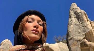 Ben de Bella Hadid’in Kapadokya’da neler yaptığını takip ederken daha önce ülkemize gelen yabancı ünlülerin hangi şehirleri tercih ettiğini, nerelerde tatil yaptığını merak ettim. Bahar geldi, 9 günlük bayram tatili de yaklaşıyor. Tatil planlarına henüz karar veremeyenlere yabancı ünlüler yol göstersin bu sefer diye düşündüm.