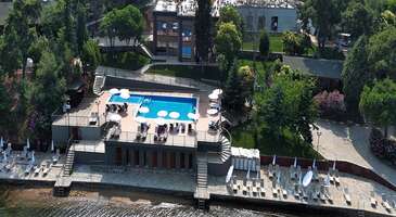 Bazen İstanbul&rsquo;un kalabalığından uzaklaşıp, sessiz sakin bir yerde, denize karşı &ccedil;ayını yudumlamak istediğinin farkındayız. Peki şehrin bir&ccedil;ok noktasında tam da aradığın &ouml;zellikte &ccedil;ok sayıda mek&acirc;nın olduğunu biliyor muydun? İstanbul B&uuml;y&uuml;kşehir Belediyesi&rsquo;ne bağlı işletme şirketlerinden biri olan Beltur, şehrin t&uuml;m &ouml;nemli noktalarında kafe, plaj, restoran ve b&uuml;fe gibi hizmetler sunuyor. Kafelerden etkinlik mek&acirc;nlarına, toplantı alanlarından sahil alanlarına kadar olduk&ccedil;a geniş bir hizmet portf&ouml;y&uuml;ne sahip olan Beltur&rsquo;a, İstanbul&rsquo;un bir&ccedil;ok &ouml;nemli noktasında rastlamak m&uuml;mk&uuml;n. Beltur, İstanbul&rsquo;da kafe, restoran ve plaj alanlarını işleten kamu iştiraki olarak tanımlanabilir. Hem lezzet hem de mola alanı olarak hizmet sunan ve ailenle ya da arkadaşlarınla birlikte keyifli vakit ge&ccedil;irebileceğin Beltur şubelerini senin i&ccedil;in derledik. Hadi birbirinden g&uuml;zel noktalarda konumlanan ve ideal dinlenme alanlarından biri olan bu tesisleri birlikte inceleyelim. 1. Beltur Kafe Bostancı Kadık&ouml;y sahil b&ouml;lgesinde yer alan şube, deniz manzaralı konumuyla dikkat &ccedil;ekiyor. Genellikle kahvaltı, sandvi&ccedil; ve &ouml;ğle atıştırmalıkları i&ccedil;in ideal olan Beltur Kafe Bostancı, diğer şubelere g&ouml;re daha kalabalık ve aktif lokasyonlardan. &Ouml;zellikle hafta sonları y&uuml;r&uuml;y&uuml;ş rotası &uuml;zerinde bir kahve molası i&ccedil;in tercih edebilirsin. Konum Linki 2. Beltur Caddebostan Kadık&ouml;y&rsquo;&uuml;n pop&uuml;ler sahil bandında yer alan Beltur Caddebostan, denize yakın oturma alanları ve geniş men&uuml;s&uuml;yle İstanbullular tarafından sık&ccedil;a tercih ediliyor. Uzun ve keyifli bir y&uuml;r&uuml;y&uuml;ş&uuml;n ardından mola vermek istersen tercih edebilirsin. Beltur Caddebostan, arkadaş buluşmaları ve &ouml;ğle sonrası kahve tadımları i&ccedil;in olduk&ccedil;a ideal. Konum Linki 3. Beltur &Uuml;sk&uuml;dar Paşa Limanı Boğaz&rsquo;ın eşsiz manzarasına karşı keyifle &ccedil;ayını yudumlayabileceğin Beltur &Uuml;sk&uuml;dar Paşa Limanı, en &ccedil;ok tercih edilen şubeler arasında yer alıyor. Lezzetli men&uuml;s&uuml; ve &ccedil;ay/kahve alternatifleriyle g&uuml;n&uuml;n her saati aktif olan mek&acirc;n, g&uuml;zel bir &Uuml;sk&uuml;dar gezisinin ardından arkadaşlarınla ya da ailenle huzurlu bir mola i&ccedil;in tercih edebileceğin alternatiflerden biri. &Uuml;sk&uuml;dar merkeze giderken sahil kenarında kalan Paşa Limanı Beltur, eşsiz deniz manzarasıyla da dikkat &ccedil;ekiyor. Konum Linki 4. Beltur G&uuml;lhane Parkı G&uuml;lhane Parkı&rsquo;nın i&ccedil;inde konumlanan bu şube, tarih&icirc; yarımadanın en &ccedil;ok ziyaret edilen noktaları arasında yer alıyor. Tarih&icirc; yarımadayı gezdikten sonra park i&ccedil;inde dinlenmek ya da kuş cıvıltıları i&ccedil;inde keyifle kitap okumak istersen burayı tercih edebilirsin. Beltur G&uuml;lhane Parkı, m&uuml;zeler ve tarih&icirc; yerler gezi rotası planında mutlaka bulunması gereken yerler arasında bulunuyor. Konum Linki 5. Beltur K&uuml;&ccedil;&uuml;kyalı Yeşillikler i&ccedil;inde bulunan konumuyla dikkat &ccedil;eken K&uuml;&ccedil;&uuml;kyalı şubesi, y&uuml;r&uuml;y&uuml;ş ve sahil aktivitesi gibi kombinasyonlar i&ccedil;in ideal rotalardan. Zengin men&uuml;s&uuml; ve hızlı servisiyle dikkat &ccedil;eken mek&acirc;n, g&uuml;n i&ccedil;inde &ccedil;ok sayıda ziyaret&ccedil;i ağırlıyor. Sahil kenarında uygun fiyatlı atıştırmalık ve kahve deneyimi i&ccedil;in y&uuml;r&uuml;y&uuml;ş sonrası keyifli bir mola i&ccedil;in K&uuml;&ccedil;&uuml;kyalı Beltur&rsquo;u tercih edebilirsin. Konum Linki {insightBoxStart}İpucu: En iyi otel fiyatlarını tek bir yerde g&ouml;rmek, se&ccedil;eceğin otel hakkında bilgi almak ve saniyeler i&ccedil;inde rezervasyon yapmak i&ccedil;in ENUYGUN'da İstanbul otelleri araştırmasına başlayabilirsin.{insightBoxEnd} {hotel_search_form_banner} 6. Beltur Atat&uuml;rk Kent Ormanı Sarıyer Sarıyer&rsquo;de, Atat&uuml;rk Kent Ormanı i&ccedil;inde konumlanan Beltur, doğayla i&ccedil; i&ccedil;e olmak isteyenlerin uğrayabileceği ideal noktalardan. Hacıosman metrosunun hemen &ccedil;ıkış kapısında bulunan tesis, konforlu alanları ve hızlı servisi ile sık&ccedil;a tercih ediliyor. Atat&uuml;rk Kent Ormanı i&ccedil;inde yapacağın uzun bir y&uuml;r&uuml;y&uuml;ş&uuml;n ardından burada mola verebilir, temiz havanın tadını &ccedil;ıkarabilirsin. Ağa&ccedil;ların arasından gelen kuş sesleri sayesinde şehrin g&uuml;r&uuml;lt&uuml;s&uuml;n&uuml; unutacak ve doğanın m&uuml;ziğine kendini kaptıracaksın. Konum Linki 7. Beltur Bebek Muhteşem boğaz manzarasıyla dikkat &ccedil;eken Bebek şubesi, şehrin en pop&uuml;ler buluşma noktaları arasında yer alıyor. Sahil boyu yapacağın tempolu bir y&uuml;r&uuml;y&uuml;ş&uuml;n ardından hafif atıştırmalık ve kahve i&ccedil;in olduk&ccedil;a ideal. Sahilde y&uuml;r&uuml;y&uuml;ş yapanların &ouml;n&uuml;nden ge&ccedil;ip gittiği ama sadece keşfedenlerin bildiği o terasta eşsiz manzaranın tadını &ccedil;ıkarmak paha bi&ccedil;ilemez. Konum Linki 8. Beltur G&ouml;ztepe Parkı G&ouml;ztepe 60. Yıl Parkı i&ccedil;inde konumlanan şube, &ccedil;ay ve brunch i&ccedil;in ideal noktalar arasında yer alıyor. &Ccedil;imlere yakın oturma alanlarıyla dikkat &ccedil;eken mek&acirc;n, hızlı servisi, geniş yemek/i&ccedil;ecek alternatifleri ile park keyfi yapmak isteyenler i&ccedil;in ideal alternatiflerden. İster uzun bir y&uuml;r&uuml;y&uuml;ş&uuml;n ardından isterse konser saatini beklerken bu tesise uğrayabilir, zamanın nasıl ge&ccedil;tiğini fark etmeden keyifli saatler ge&ccedil;irebilirsin.&nbsp; Konum Linki 9. Beltur Suadiye Suadiye&rsquo;de sahil b&ouml;lgesinde yer alan şube, y&uuml;r&uuml;y&uuml;ş rotası &uuml;zerinde bulunan uygun mola noktalarından biri. Klasik Beltur kafelerinden biri olan şube, geniş yiyecek-i&ccedil;ecek alternatifleri ve uygun fiyatlarıyla sık&ccedil;a tercih edilen mek&acirc;nlar arasında yer alıyor. Keyifli bir y&uuml;r&uuml;y&uuml;ş&uuml;n ardından y&uuml;z&uuml;ne &ccedil;arpan hafif iyot kokusuyla karışan taze demlenmiş &ccedil;ay kokusunu hayal etmeni ve Beltur Suadiye şubesine mutlaka uğramanı &ouml;neriyoruz. Konum Linki 10. Beltur Kartal İstanbul Anadolu Yakası&rsquo;nın en pop&uuml;ler sahil bandında, Kordonboyu&rsquo;nda yer alan Beltur, deniz manzarasına karşı hızlı bir atıştırmalık i&ccedil;in tercih edebileceğin mek&acirc;nlardan. G&uuml;zel bir y&uuml;r&uuml;y&uuml;ş&uuml;n ardından deniz havası eşliğinde kahveni yudumlayabileceğin tesis, zengin men&uuml;s&uuml;yle g&uuml;n&uuml;n yorgunluğunu atmana yardımcı olacak. Tek başına kafanı dinlemek ya da arkadaşlarınla keyifli saatler ge&ccedil;irmek istersen, Kartal Beltur&rsquo;u mutlaka ziyaret etmeni &ouml;neririz. Konum Linki {{campaignsSlider}} 11. Beltur Yıldız Parkı Şehir merkezine yakın park i&ccedil;i kafelerden biri olan şube, &ouml;zellikle Yıldız Sarayı&rsquo;nı ziyaret ettikten ve parkın asırlık ağa&ccedil;ları arasında y&uuml;r&uuml;y&uuml;ş yaptıktan sonra k&uuml;&ccedil;&uuml;k bir mola vermek isteyenler i&ccedil;in olduk&ccedil;a ideal. Parkın i&ccedil;inde sevimli bir dinlenme noktası olarak karşına &ccedil;ıkacak bu tesiste, tarihin b&uuml;y&uuml;leyici atmosferine tanıklık edebilir, toprağın taze kokusu eşliğinde kahveni yudumlayarak, lezzetli sandvi&ccedil;lerden yiyebilirsin. Konum Linki 12. Beltur Bakırk&ouml;y Bakırk&ouml;y &Ouml;zg&uuml;rl&uuml;k Meydanı&rsquo;nda bulunan Beltur, şehir i&ccedil;i semt kahvesi tarzında yerel bir kafe arayanlar i&ccedil;in olduk&ccedil;a ideal. Marmaray, metro, otob&uuml;s duraklarının hemen yanında yer alması ve direkt &ccedil;arşı bağlantısı olması avantaj sağlıyor. Uygun fiyatlı men&uuml;leriyle sık&ccedil;a tercih edilen şubede kahve eşliğinde huzurlu bir şekilde dinlenebilirsin. Konum Linki 13. Beltur İdealtepe Maltepe&rsquo;de sahil hattında bulunan şubelerden biri olan Beltur İdealtepe, uygun fiyatlı geniş men&uuml;s&uuml;yle &ccedil;ok sayıda ziyaret&ccedil;i ağırlıyor. G&uuml;n&uuml;n yorgunluğunu atmak ve keyifli bir mola vermek i&ccedil;in ideal noktalardan biri olan İdealtepe Beltur, İstanbullular tarafından da sık&ccedil;a tercih ediliyor. Deniz manzarası ve merkez&icirc; konumuyla dikkat &ccedil;eken mek&acirc;nda, birbirinden lezzetli sandvi&ccedil;, hamburger, atıştırmalık ve tatlı se&ccedil;eneklerini deneyebilirsin. Konum Linki 14. Beltur Pendik Pendik merkezde sahile yakın bir noktada konumlanan kafe, Anadolu Yakası&rsquo;nın en &ccedil;ok ziyaret edilen Beltur şubeleri arasında yer alıyor. G&uuml;zel manzarasıyla dikkat &ccedil;eken kafe, arkadaşlarınla ve sevdiklerinle huzurlu saatler ge&ccedil;irebileceğin keyifli bir ortam sunuyor.&nbsp; Geniş men&uuml;s&uuml; ve hızlı servisiyle birbirinden lezzetli yemekler ve i&ccedil;ecekler deneyebileceğin kafede g&uuml;n&uuml;n yorgunluğunu atabilirsin. Konum Linki 15. Beltur B&uuml;y&uuml;kada Plaj Beltur&rsquo;un plaj hizmetlerinden biri olan B&uuml;y&uuml;kada şubesi, sunduğu hizmetler ve uygun fiyatlarıyla &ouml;zellikle yaz aylarının vazge&ccedil;ilmez noktaları arasında yer alıyor. Yazın sıcak g&uuml;nlerde, şehrin kalabalığından uzaklaşmak ve serinlemek istediğinde gidebileceğin B&uuml;y&uuml;kada&rsquo;da t&uuml;m yorgunluğunu atabilirsin. Şezlong, plaj i&ccedil;i yiyecek-i&ccedil;ecek servisi ve g&ouml;lgelik gibi hizmetler sunan Beltur B&uuml;y&uuml;kada, yaz sezonunda sık&ccedil;a tercih ediliyor. {insightBoxStart}Yazar Notu: Beltur B&uuml;y&uuml;kada&rsquo;da plaj hizmetleri i&ccedil;in sezonluk olarak &uuml;cret alındığını belirtmekte fayda var. Aynı şekilde kahve ve sandvi&ccedil; de ayrı olarak fiyatlandırılıyor.{insightBoxEnd} 16. Beltur Kabataş Kabataş Meydanı&rsquo;nda konumlanan şube, uygun fiyatları ve kaliteli hizmetleriyle sık&ccedil;a tercih edilen noktalar arasında yer alıyor. G&uuml;n&uuml;n her saati kalabalık olan noktalardan biri olan Kabataş&rsquo;ta, kısa bir mola vermek ya da arkadaşlarınla uzun sohbetler etmek i&ccedil;in tercih edebileceğin Beltur kafe, geniş men&uuml;s&uuml; ve hızlı servisiyle g&uuml;n&uuml;n&uuml; g&uuml;zelleştirecek. Kabataş Beltur&rsquo;da, Boğaz&rsquo;a karşı kahveni yudumlarken, g&uuml;n&uuml;n yorgunluğunu keyifle atabilirsin. Konum Linki 17. Beltur Florya G&uuml;neş Plajı Beltur&rsquo;un plaj hizmetleri arasında yer alan Florya G&uuml;neş Plajı şubesi, İstanbulluların maviyle buluşmasına olanak tanıyor. Şemsiye, şezlong, duş alanları, giyinme kabinleri ve yiyecek-i&ccedil;ecek gibi hizmetleri bulunan şubede keyifli bir g&uuml;n ge&ccedil;irebilirsin. Konum Linki 18. Beltur Menekşe Plajı K&uuml;&ccedil;&uuml;k&ccedil;ekmece G&ouml;l&uuml;&rsquo;n&uuml;n yakınlarında yer alan Menekşe Plajı, İstanbulluların soluk almak i&ccedil;in ka&ccedil;amak yaptıkları noktalar arasında bulunuyor. Beltur&rsquo;un plaj hizmetlerinden biri olan Menekşe Plajı şubesi de uygun fiyatları ve sunduğu hizmetlerle denizin tadını doyasıya &ccedil;ıkarmana olanak sunuyor. Beltur&rsquo;un plaj hizmetleri i&ccedil;in &ouml;demen gereken &uuml;cretler, sezonluk olarak değişiklik g&ouml;sterebiliyor. Bu nedenle resm&icirc; web sitesi &uuml;zerinden fiyatları takip edebilir ya da tesisle iletişime ge&ccedil;ebilirsin. Konum Linki 19. Beltur Hidiv Kasrı Beykoz Hidiv Kasrı i&ccedil;inde hizmet veren şube, &ouml;zellikle toplantı ve davetler i&ccedil;in tercih ediliyor. Klasik kafeler dışında &ouml;zel etkinlikler i&ccedil;in de alanı bulunan tesis, d&uuml;ğ&uuml;n, nişan ve kına gibi organizasyonlarda catering hizmeti sunuyor. Hidiv Kasrı&rsquo;nda Beltur kafelerinde zaman ge&ccedil;irmeyi planlıyorsan kasrın bah&ccedil;esini mutlaka gezmeni ve zamanın durduğunu hissettiren o b&uuml;y&uuml;k saatin altındaki bankta oturup sessizliği dinlemeni tavsiye ederiz. Konum Linki 20. Beltur Miniat&uuml;rk Hali&ccedil;&rsquo;in eşsiz manzarası eşliğinde davet ve organizasyonlar i&ccedil;in hizmetler sunan Beltur Miniat&uuml;rk şubesi, d&uuml;ğ&uuml;n, nişan, şirket toplantısı, barbek&uuml; ve kahvaltı gibi etkinliklere ev sahipliği yapıyor. T&uuml;rkiye&rsquo;nin ilk minyat&uuml;r parkının b&uuml;y&uuml;leyici atmosferi ve eşsiz deniz manzarasıyla keyifli anlar yaşayacağın Beltur Miniat&uuml;rk, yaz davetlerinde dış mek&acirc;n ziyafet d&uuml;zeninde 500, kış aylarında i&ccedil; mek&acirc;n ziyafet d&uuml;zeninde 300 kişi kapasiteli alanlarıyla hizmetlerini s&uuml;rd&uuml;r&uuml;yor. Konum Linki {insightBoxStart}Yazar Notu: Belirli Beltur lokasyonlarında İstanbulKart gibi şehir i&ccedil;i &ouml;deme se&ccedil;enekleri ge&ccedil;erli olabiliyor. &Ouml;nceden bilgi almakta fayda var. Beltur&rsquo;un kendi mobil uygulaması &uuml;zerinden sana en yakın mek&acirc;nı kolayca bulabilir, kampanya ve indirimlerden haberdar olabilirsin.{insightBoxEnd} Biz attığın her adımda yanındayız. Şehrin tadını &ccedil;ıkarabilmen i&ccedil;in rehberliğimiz hep seninle birlikte. İstanbul&rsquo;da farklı yerler keşfetmek ve yeni lezzetler denemek istersen İstanbul&rsquo;un en iyi restoranları yazımıza g&ouml;z atabilirsin.